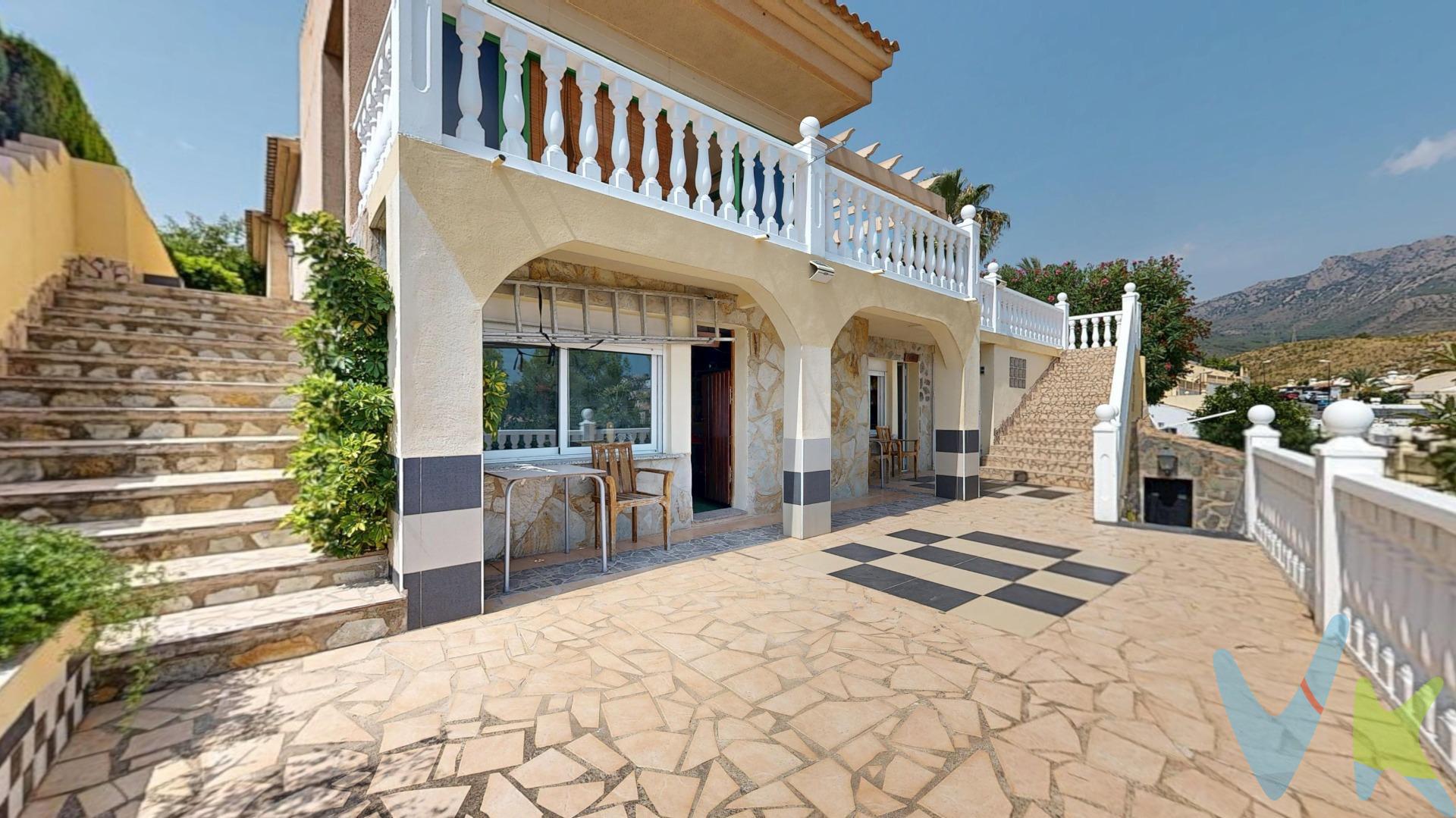 Villa de lujo con vistas al mar en exclusiva urbanización privada. Esta espectacular villa de 180 m² construidos se encuentra en una tranquila y exclusiva urbanización cerrada, ideal para quienes buscan privacidad, seguridad y un entorno privilegiado cerca del mar. Características principales:. 	•	Amplio salón con terraza acristalada y vistas panorámicas al mar, perfecto para relajarse en un entorno luminoso y acogedor. 	•	Cocina independiente con zona de desayuno y acceso directo a la piscina: funcional y pensada para disfrutar al máximo cada momento. 	•	3 dormitorios dobles que ofrecen máxima comodidad y tranquilidad. 	•	2 baños completos, con acabados de alta calidad. 	•	Climatización por aire acondicionado frío/calor en toda la vivienda. Zona exterior ideal para disfrutar al aire libre:. 	•	Cocina exterior con barbacoa y comedor cubierto. 	•	Piscina privada rodeada de jardín, además de acceso a piscina comunitaria. 	•	Aparcamiento privado para varios vehículos. Planta baja versátil:. 	•	Estancias adicionales utilizadas como trastero y gimnasio, con múltiples posibilidades de uso. 	•	Garaje doble con acceso directo a la vivienda. Ubicación inmejorable:. Muy cerca de colegio bilingüe, supermercados, restaurantes, farmacias, entidades bancarias y todos los servicios esenciales. Una villa perfecta para vivir todo el año o disfrutarla como residencia vacacional. Diseño, confort y vistas al mar en un entorno único. ¡Solicita tu visita!
