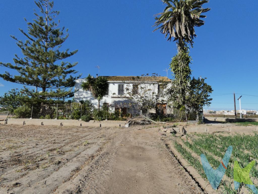 Presentamos una espectacular propiedad ubicada en el corazón de la huerta de Alboraya. Este inmueble, disponible para la venta, cuenta con una superficie de 273 metros cuadrados, al ser esquinera cuenta con orientaciones Este-Oeste-Norte.La casa de huerta (rústica) se compone de 2 plantas con la siguiente distribución actual:Planta baja: Salón-comedor, amplia cocina, baño y habitación doble. Un Patio exterior de aprox. 58 m2 con acceso a una terraza en planta primera.Planta primera: 5 estancias que se podrían destinar como habitaciones y un baño. A tan solo unos minutos a pie del casco urbano, podrás disfrutar de la paz de la huerta sin renunciar a la comodidad de tener todos los servicios esenciales al alcance: comercios, colegios, transporte público, centros de salud ....La casa se encuentra para reformar, permitiendo la posibilidad de personalizar algunos espacios según las propias necesidades y gustos personales hace que esta oferta sea aún más atractiva. Imagina tener un hogar donde cada rincón puede ser testigo de tus momentos más preciados, adaptándose a tus sueños y proyectos futuros.Por todo ello, esta es una oportunidad excepcional para adquirir una propiedad cargada de historia y estilo. Esta casa, que combina el encanto del pasado con las comodidades del presente, es una inversión segura para el futuro. Te invitamos a visitar esta joya arquitectónica y sentir por ti mismo la calidez y el confort que ofrece.No dejes pasar esta oportunidad única de hacer de esta casa la próxima sede de tus sueños y proyectos. Reserve una visita hoy y descubre el potencial que este maravilloso inmueble tiene para ofrecer. La casa de tus sueños te está esperando en Alboraya.-----Agencia Registrada con el Nº 2960 en el Registro Obligatorio de Agentes Inmobiliarios de la Comunitat Valenciana, según el DECRETO 98/2022, de 29 de julio, del Consell, por el que se regula el Registro de Agentes de Intermediación Inmobiliaria de la Comunitat Valenciana.    La documentación del inmueble ha sido revisada y estimamos que reúne todos los requisitos necesarios para ser comercializado.    El precio del inmueble no incluye los honorarios de la agencia, ni los gastos de notaría y registro de la propiedad (que están sujetos a aranceles y varían dependiendo del precio de escrituración), ni los impuestos (que en la Comunitat Valenciana varían dependiendo del precio del inmueble y de las características personales del comprador).  Las medidas aquí expuestas han sido obtenidas del Catastro.    El anuncio no es vinculante, puede contener errores.   ¿Tienes alguna duda? Consúltanos.    ***    Los vendedores han confiado en este equipo para gestionar la venta del inmueble de forma exclusiva. Como no puede ser de otra forma, garantizamos un servicio de calidad, actuando en todo momento de forma transparente, ética y profesional. Así pues, se ruega la no interferencia de terceros, y sobre todo, no molestar a los propietarios, a los ocupantes del inmueble o a los vecinos. Muchas gracias por tu comprensión. 