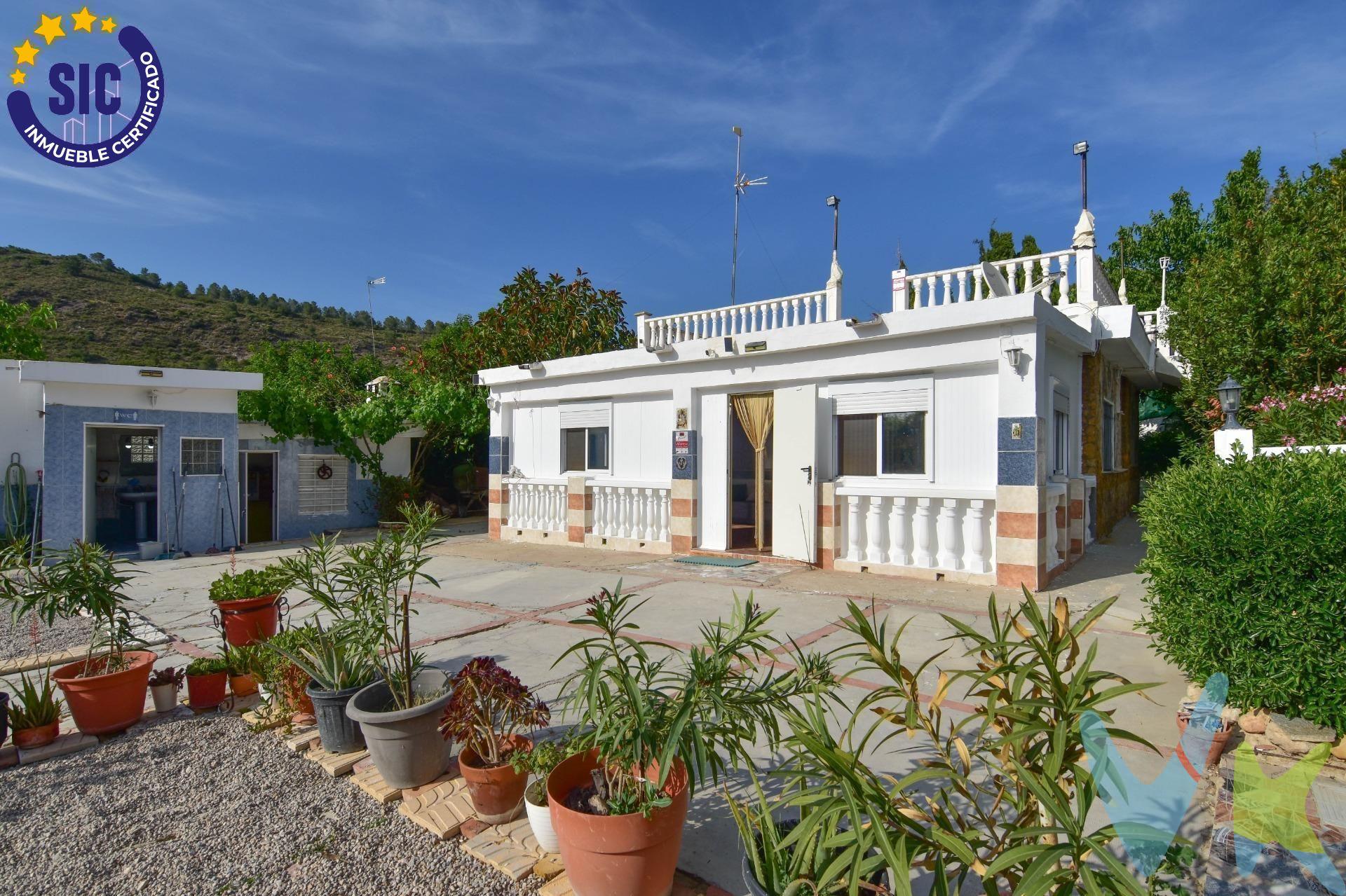 Imagina despertar con el sonido suave del campo, el aroma de la tierra húmeda y la promesa de un día sin prisas. En el corazón del Corral del Ferreret, en Montroy, a un paso del Pouet, se esconde este chalet rústico que no es solo una vivienda, sino un lugar donde la vida se saborea con calma. Al cruzar la puerta, te recibe una parcela generosa de 1.100 m², un pequeño universo privado donde cada rincón invita a quedarse. La casa principal, acogedora y funcional, cuenta con tres dormitorios que guardan historias de descanso, un baño, cocina y comedor donde las sobremesas se alargan sin mirar el reloj. Pero aquí es donde empieza lo especial: una gran sala principal cerrada, pensada para reunir a los tuyos. Celebraciones, risas, días de invierno al abrigo… un espacio versátil que se adapta a cada momento importante de tu vida. Y si hablamos de disfrutar, este chalet lo pone fácil. Dos paelleros —uno exterior para cocinar bajo el cielo valenciano y otro cerrado para cualquier época del año—, cocina adicional, dos trasteros que siempre vienen bien, una porchada para coches y hasta un baño completo exterior que aporta comodidad en los días de reunión. Fuera, los árboles frutales completan la escena. Aquí no solo tienes un terreno: tienes la posibilidad de recolectar tus propios frutos, de reconectar con lo sencillo, de enseñar a los más pequeños de dónde vienen las cosas. Este chalet no se visita, se siente. Es ese lugar donde los fines de semana se convierten en tradición, donde el tiempo pasa distinto y donde cada día tiene un sabor más auténtico. Porque no es solo una propiedad… es el escenario de todo lo que está por venir. Nota: Agencia Registrada con el Nº 1395 en el Registro Obligatorio de Agentes Inmobiliarios de la Comunitat Valenciana, consultable en la web de la Generalitat Valenciana. La oferta está sujeta a cambios de precio o retirada del mercado sin previo aviso. La información contenida en el presente anuncio se facilita a título meramente informativo y no contractual, los datos, descripciones, superficies, imágenes y cualquier otro contenido del mismo pueden estar sujetos a errores u omisiones al ser facilitados por terceros. El precio de venta publicado no incluye los honorarios de intermediación inmobiliaria, ni los impuestos legalmente aplicables (IVA o ITP), ni los gastos derivados de la compraventa, tales como notaría, registro y gestoría, ni aquellos derivados de la financiación, en caso de existir. Por mandato expreso del propietario, este inmueble se comercializa en régimen de exclusiva, garantizando al interesado un acceso completo a la información y una gestión profesional, transparente y sin interferencias de terceros. Se ruega no molestar al propietario, a los ocupantes del inmueble ni a los vecinos. Agentes inmobiliarios con cliente interesado pueden contactar con la agencia para colaborar. Nuestro departamento financiero puede conseguir tu financiación. ¡Consúltanos!