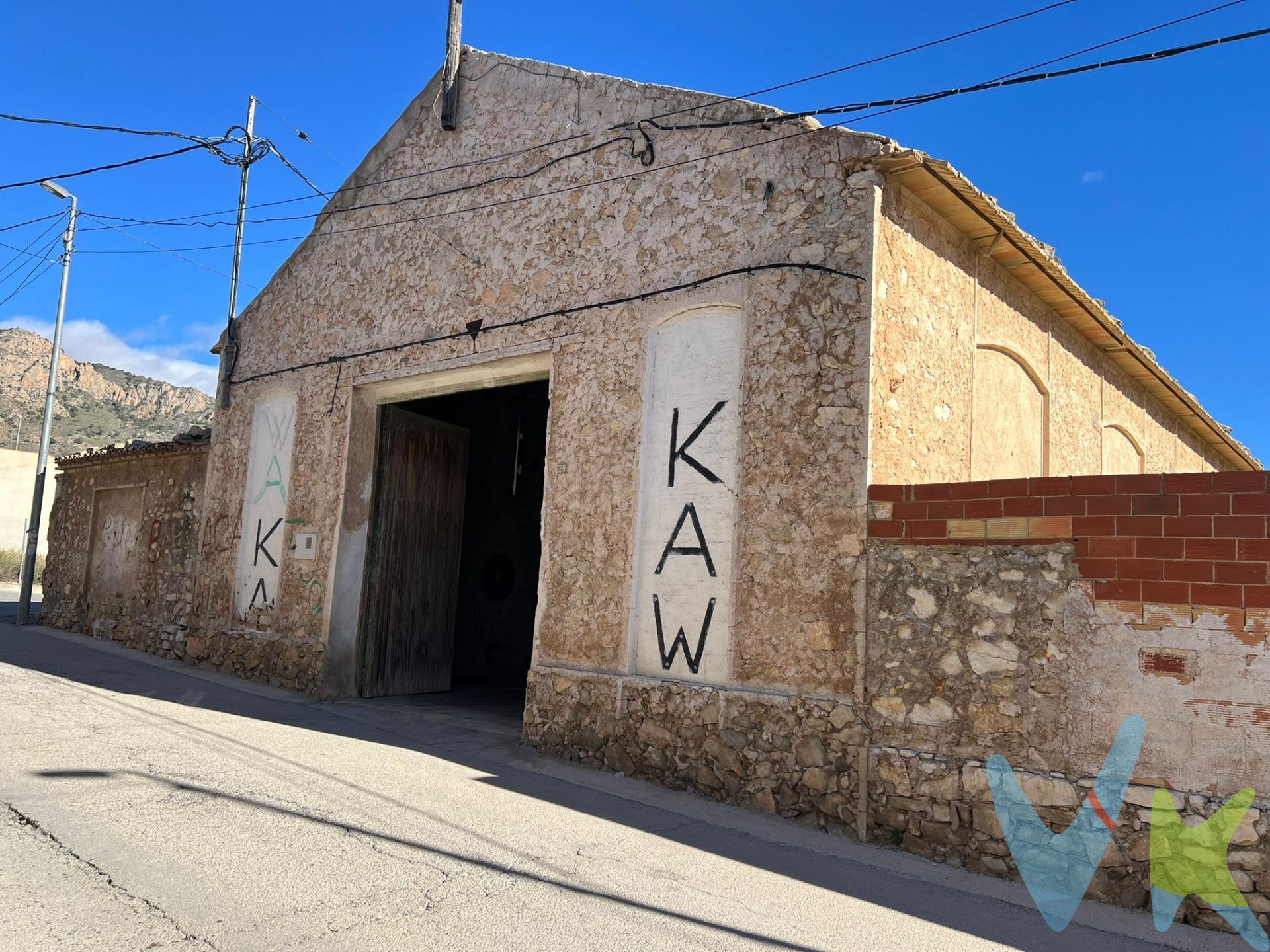 Descubre esta excepcional nave industrial ubicada estratégicamente en la avenida Juan Antonio de Barinas. Con una superficie total de 476 m², y un área construida de 331 m² dispuesta en una única planta diáfana, este espacio ofrece múltiples posibilidades para diversas actividades comerciales. Su construcción data del año 1900 y se sitúa en esquina con impresionantes 49 metros lineales de fachada que garantizan visibilidad destacada. Ideal para negocios que requieren tanto funcionalidad como exposición al público, su rentabilidad actual cercana al 8% representa una oportunidad atractiva para inversores interesados. Para conocer más sobre las características específicas o programar visitas a la propiedad, no dudes en contactarnos; nuestras imágenes son meramente representativas por respeto a los inquilinos actuales. Además nos encargamos personalmente del proceso intermediario asegurando claridad y transparencia acerca gastos asociados a la compra como impuestos notariales u honorarios adicionales inevitablemente necesarios según normativa vigente.  Información legal. La descripción del inmueble y las imágenes publicadas tienen carácter meramente informativo y no contractual. El precio ha sido fijado por la propiedad y podría sufrir variaciones hasta su formalización en contrato de compraventa. 💰 Gastos de la compra. • Impuestos (ITP). o Con bonificación: 3 %. o Sin bonificación: 7,75 %. • Notaría y Registro: aprox. 1.000 €. • Honorarios de agencia: 3 % + IVA, con un mínimo de 3.000 € + IVA. (No incluidos en el precio de venta). 