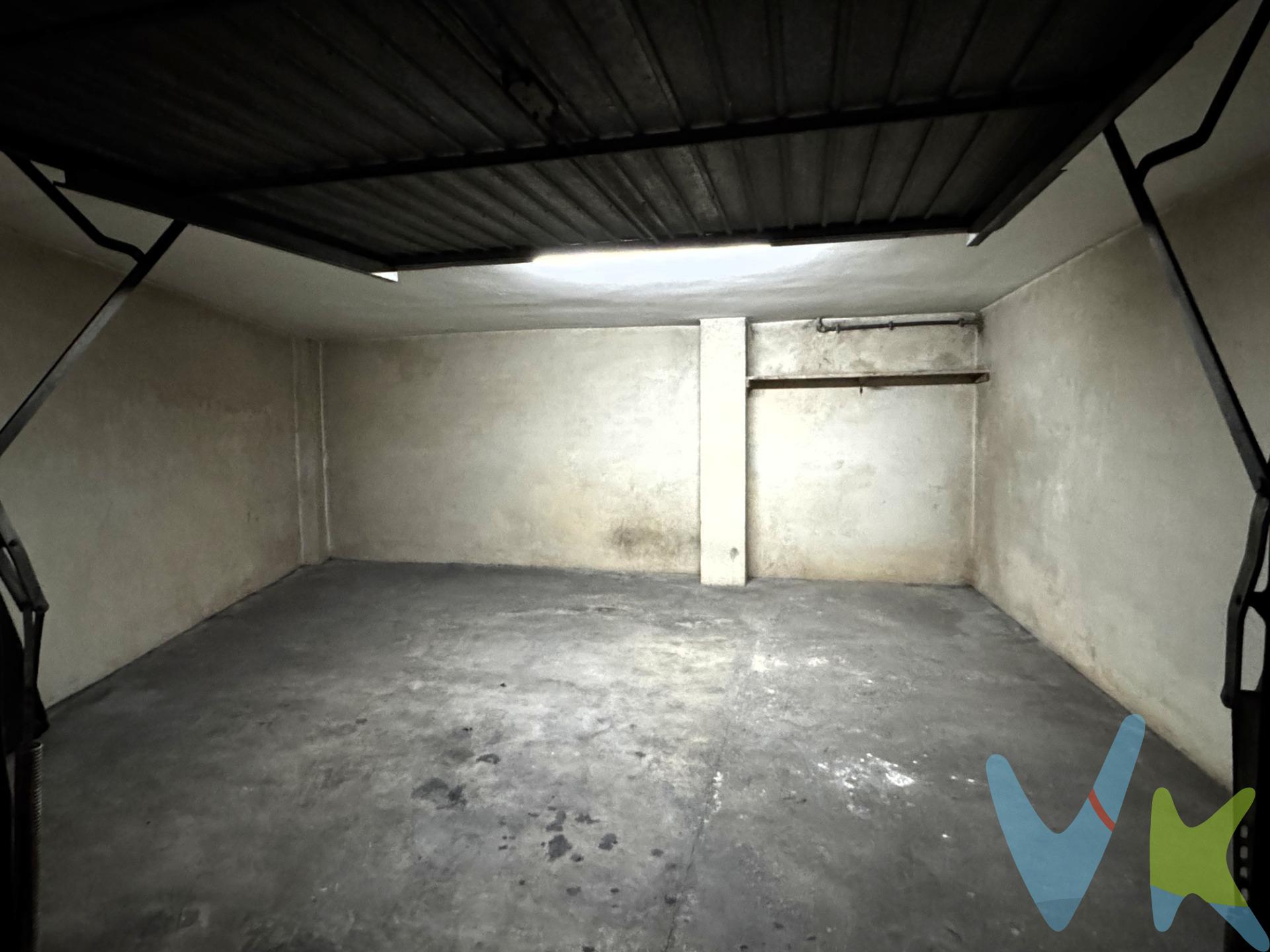 Presentamos una excelente oportunidad para adquirir una amplia plaza de parking cerrada en la demandada zona de Avenida Valencia Sur, en Castellón. Ubicada en el sótano -2 del edificio, esta propiedad ofrece comodidad, privacidad y fácil acceso. Se trata de un espacio completamente cerrado, lo que aporta un extra de seguridad y versatilidad. Con una superficie construida de 50 m² y 43 m² útiles, destaca por su gran capacidad, ya que permite estacionar hasta dos coches y, además, dispone de espacio adicional ideal para utilizar como trastero. La plaza se encuentra en una ubicación estratégica, rodeada de todo tipo de servicios, comercios y excelentes conexiones. Su orientación oeste proporciona buena iluminación natural durante las tardes, aportando mayor comodidad y visibilidad. Una opción perfecta tanto para quienes buscan seguridad y amplitud para sus vehículos como para quienes necesitan espacio extra de almacenaje en una zona con alta demanda. Todo ello por tan solo 26.000 €. No deje pasar esta oportunidad. Contáctenos para más información o para concertar una visita. No pierda esta ocasión única; contáctenos hoy mismo para más información sobre cómo puede hacerse dueño deste práctico espacio. (*) Cláusula de Transparencia y Desglose de Gastos. En cumplimiento de las obligaciones de información previstas en la Ley 10/2025, de 28 de diciembre, de servicios de atención a la clientela y transparencia, así como en la normativa sectorial vigente, se hace constar que el precio indicado no incluye los gastos e impuestos inherentes a la adquisición, los cuales se desglosan a continuación:. - Impuesto sobre Transmisiones Patrimoniales (ITP): Se aplicará el tipo impositivo vigente en la Comunidad Valenciana, generalmente el 10%, sin perjuicio de tipos reducidos aplicables según las circunstancias personales del comprador o las características del inmueble. El impuesto se devenga sobre el Valor de Referencia Catastral o el precio de venta, aquel que resulte superior. Para una información exhaustiva sobre el funcionamiento, tipos impositivos y bonificaciones del ITP, puede consultar el portal oficial de la Agencia Tributaria autonómica en el siguiente enlace: www.atv.gva.es/es/itpajd. - Gastos de Notaría: Los honorarios notariales se calcularán conforme al arancel oficial regulado en el Anexo I, del Real Decreto 1426/1989, de 17 de noviembre, por el que se aprueba el arancel Notarial. - Gastos de Registro: La inscripción en el Registro de la Propiedad se facturará según el arancel oficial establecido en el Anexo I, del Real Decreto 1427/1989, de 17 de noviembre, por el que se aprueba el arancel de los Registradores de la Propiedad. - Gastos de Gestión: Los honorarios por la tramitación administrativa, liquidación de impuestos e inscripción registral, en el supuesto de ser a cargo de la agencia inmobiliaria, ascienden a 302,50 € (IVA incluido). - Honorarios Agencia del Vendedor: incluidos en el precio publicado. - Honorarios Agencia del Comprador: Se informa que eventualmente podrían existir honorarios profesionales a cargo del adquirente, en aquellos casos en que se hubieran contratado previamente los servicios específicos del encargo de compra y en ningún caso estarán vinculados al precio.