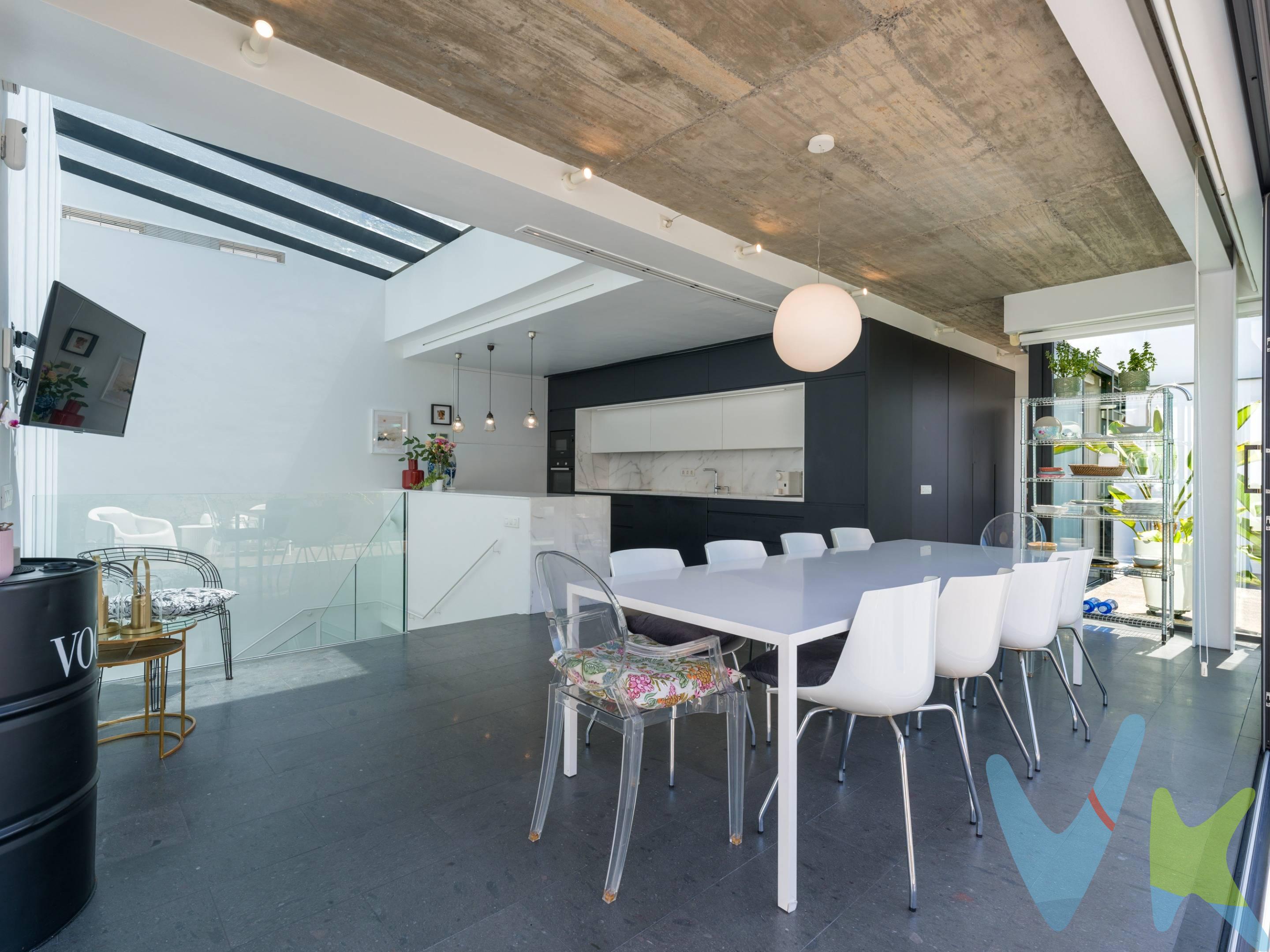 En una de las zonas más emblemáticas y codiciadas de Triana, en una calle tranquila y selecta, rodeada de excelentes restaurantes, comercios y un entorno distinguido, se encuentra esta exclusiva propiedad única en su estilo. Una vivienda completamente reformada que ha sabido conservar su esencia original, fusionando materiales nobles como la piedra con elementos contemporáneos como el cristal y la madera, logrando un equilibrio perfecto entre lo clásico y lo vanguardista. Consta de:. Planta baja. Elegante hall de entrada con una espectacular puerta original de hierro, auténtica pieza de diseño. Cuenta con un acogedor salón, un amplio dormitorio y un baño completo en suite. La imponente escalera rodeada de piedra natural aporta carácter, calidez y distinción. Primera planta. Amplio salón-comedor con techos de gran altura y grandes ventanales con salida a balcones, que aportan una luminosidad excepcional. Dispone de zona de despacho con biblioteca y dos dormitorios principales, ambos con baño en suite y acceso exterior. Planta ático – la joya de la propiedad. Un auténtico oasis urbano: cocina de diseño en concepto abierto, gran comedor, zona de estar, chill out, ducha exterior, aseo y área de lavandería. Existe la posibilidad de incorporar una escalera de caracol para acceder a una terraza superior transitable, creando un segundo espacio exterior aún más exclusivo. Opcionalmente una plaza de parking en alquiler.  . Características principales:. 223 m² construidos, 66 metros cuadrados de terraza y 4 de balcones. Reforma integral con materiales de alta calidad. Perfecta combinación de piedra, madera y cristal. Vivienda luminosa, elegante y con gran personalidad. Ubicación privilegiada en zona premium.  Una propiedad irrepetible en Las Palmas de Gran Canaria. Diseño, ubicación y carácter se unen en esta vivienda única, pensada para quienes buscan algo verdaderamente especial. Una oportunidad excepcional de vivir Triana con el máximo nivel de exclusividad.
