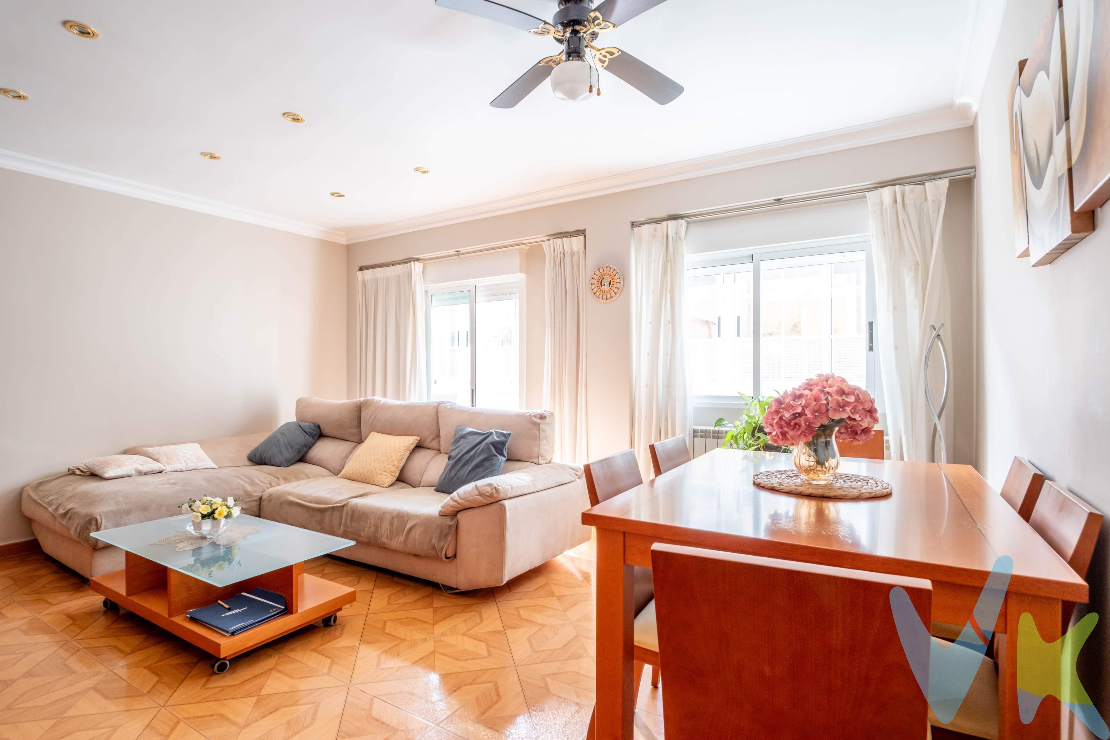 Si buscas tu primer hogar o una inversión rentable y segura en una de las zonas más conectadas y vivas de Zaragoza, este piso reformado en calle Nuestra Señora de Boaria, junto a la emblemática Avenida de Madrid, tiene todo lo que necesitas para empezar a disfrutarlo desde el primer día. Esta vivienda destaca por su luz natural, su excelente estado de conservación y, sobre todo, por el desahogo de contar con dos espacios exteriores privados:. - Salón luminoso con salida a galería acristalada: Un rincón versátil perfecto para crear tu zona de lectura, un pequeño despacho para teletrabajar o simplemente relajarte al final de la tarde. - Dormitorio principal con terraza a patio de luces: El espacio íntimo y tranquilo que buscas para descansar, ideal para ventilación natural o zona de desahogo. - Cocina independiente totalmente equipada: Diseñada para aprovechar cada metro, lista para preparar tus recetas favoritas sin olores en el resto de la casa. - Baño moderno con plato de ducha: Cómodo, funcional y en perfecto estado. Vivir en la zona de Avenida de Madrid significa tenerlo todo a un paso: supermercados, comercios de barrio, centros de salud, colegios y las mejores conexiones de autobús urbano con el centro de Zaragoza y la Estación Delicias. Una ubicación consolidada que te ahorra tiempo en tus desplazamientos cotidianos. Ideal para ti si:. Quieres mudarte de inmediato sin el estrés ni los costes de una reforma. Valoras la comodidad del ascensor y la luz de las terrazas. Buscas un inmueble con alta demanda de alquiler si tu perfil es inversor. No dejes pasar la oportunidad de visitarlo. Contacta con nosotros hoy mismo para agendar tu visita. *** Gastos e impuestos no incluidos. A título orientativo, en segundas transmisiones, el comprador abonará: Impuesto sobre Transmisiones Patrimoniales (ITP), tipo general en Aragón al 8% (*). Base de cálculo: mayor valor entre precio de compraventa o valor de referencia catastral. Gastos de Notaría y Registro: Aranceles variables según precio, número de copias y complejidad; cálculo según tarifas normativas. Si se precisa hipoteca: Tasación, condiciones y costes bancarios según entidad elegida por el comprador; así como gastos de gestoría y cualesquiera otros inherentes a la compraventa. No se incluyen otros gastos o tributos que puedan por Ley corresponder al comprador. Operación sujeta a doble mediación. Existen honorarios a cargo del comprador, salvo pacto en contrario, no incluidos en PVP. El consumidor conforme a la normativa vigente podrá solicitar información y documentación adicional relativa al inmueble, sus características, condiciones de la operación y del servicio de mediación en la oficina y/o a través de nuestro teléfono de contacto o mail. La agencia actúa exclusivamente como intermediaria en la compraventa, cuyas condiciones, en todo caso, estarán sujetas a la aceptación expresa del vendedor del inmueble y posterior formalización del contrato. La información suministrada se corresponde con la disponible a la fecha de publicación, pudiendo variar en función de las circunstancias o actualizaciones legales, contractuales y fiscales. Anuncio de carácter meramente informativo. Para una información exhaustiva sobre el funcionamiento, tipos impositivos y bonificaciones del ITP en Aragón, puede consultar el portal oficial de la Agencia Tributaria Autonómica. Tarifas notariales y registrales reguladas en el Anexo I del Real Decreto 1426/1989 y Anexo I del Real Decreto 1427/1989, respectivamente. Anuncio no vinculante, puede contener errores.