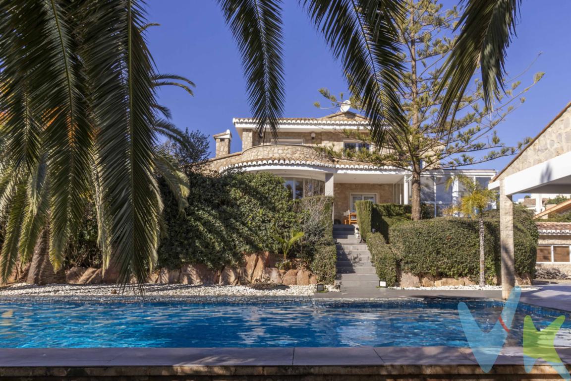 Exclusiva Villa en Alfinach con Vistas al Mar Por expresa voluntad de la propiedad, gestionamos este inmueble en EXCLUSIVA por lo que rogamos no se moleste a vecinos o propiedad para realizar visitas.Esta espectacular villa de lujo, situada en Alfinach, una de las urbanizaciones más prestigiosas de la provincia de Valencia, ofrece una combinación perfecta de elegancia, confort y sostenibilidad. Con una superficie construida de 670 m² sobre una parcela de 3.000 m², esta propiedad ha sido diseñada con materiales de alta calidad y un enfoque en la iluminación natural, creando un ambiente acogedor y sofisticado.Espacios Amplios y FuncionalesLa villa se distribuye en tres niveles, cada uno diseñado para brindar funcionalidad y exclusividad:Planta Baja  Zona Independiente y MultifuncionalTotalmente reformada para ofrecer una zona versátil y privada, con una entrada independiente que la convierte en el espacio ideal para oficinas, reuniones o áreas de servicio. Incluye: ✔ Amplio garaje para 4 coches ✔ Oficina con sala de conferencias ✔ Sala de juegos y sala multifuncional para eventos ✔ Área de servicio con baño ✔ Dormitorio con baño privadoPrimer Piso  Espacios Sociales con Vistas Espectaculares✔ Vestíbulo espacioso que da la bienvenida con elegancia ✔ Gran salón con chimenea, ideal para reuniones familiares ✔ Cocina moderna y totalmente equipada✔ Dormitorio de invitados✔ Zona acristalada de lectura, con vistas privilegiadas al jardínSegundo Piso  Descanso con Vista al Mar✔ Tres dormitorios principales, cada uno con terraza privada ✔ Vistas inmejorables al Mar Mediterráneo y las montañas✔ Espacios diseñados para maximizar la luz natural y el confortDiseño y Materiales de Alta CalidadEsta villa ha sido construida con una gran sensibilidad hacia el entorno natural y social, utilizando materiales neutros y sostenibles: ✔ Suelos de madera oscura meticulosamente restaurados✔ Revestimientos de cal transpirable en tonos claros, aportando un ambiente cálido y acogedor ✔ Mobiliario y almacenamiento minimalista, optimizando los espacios abiertos ✔ Grandes ventanales que potencian la iluminación natural en cada rincónExteriores y Entorno Privilegiado✔ Piscina privada, perfecta para el relax y el entretenimiento ✔ Jardín de gran tamaño, ideal para celebraciones familiares o simplemente disfrutar de la tranquilidad ✔ Ubicación en una zona exclusiva y segura, con acceso a servicios de primer nivel y colegios internacionalesUna Oportunidad Única en AlfinachEsta villa es ideal para quienes buscan un hogar exclusivo, con amplios espacios, diseño de lujo y un entorno natural incomparable. Si valoras el confort, la privacidad y las vistas al mar, esta es la vivienda perfecta para ti.📞 Contacta con nosotros para más información o para agendar una visita. ¡Te esperamos! 