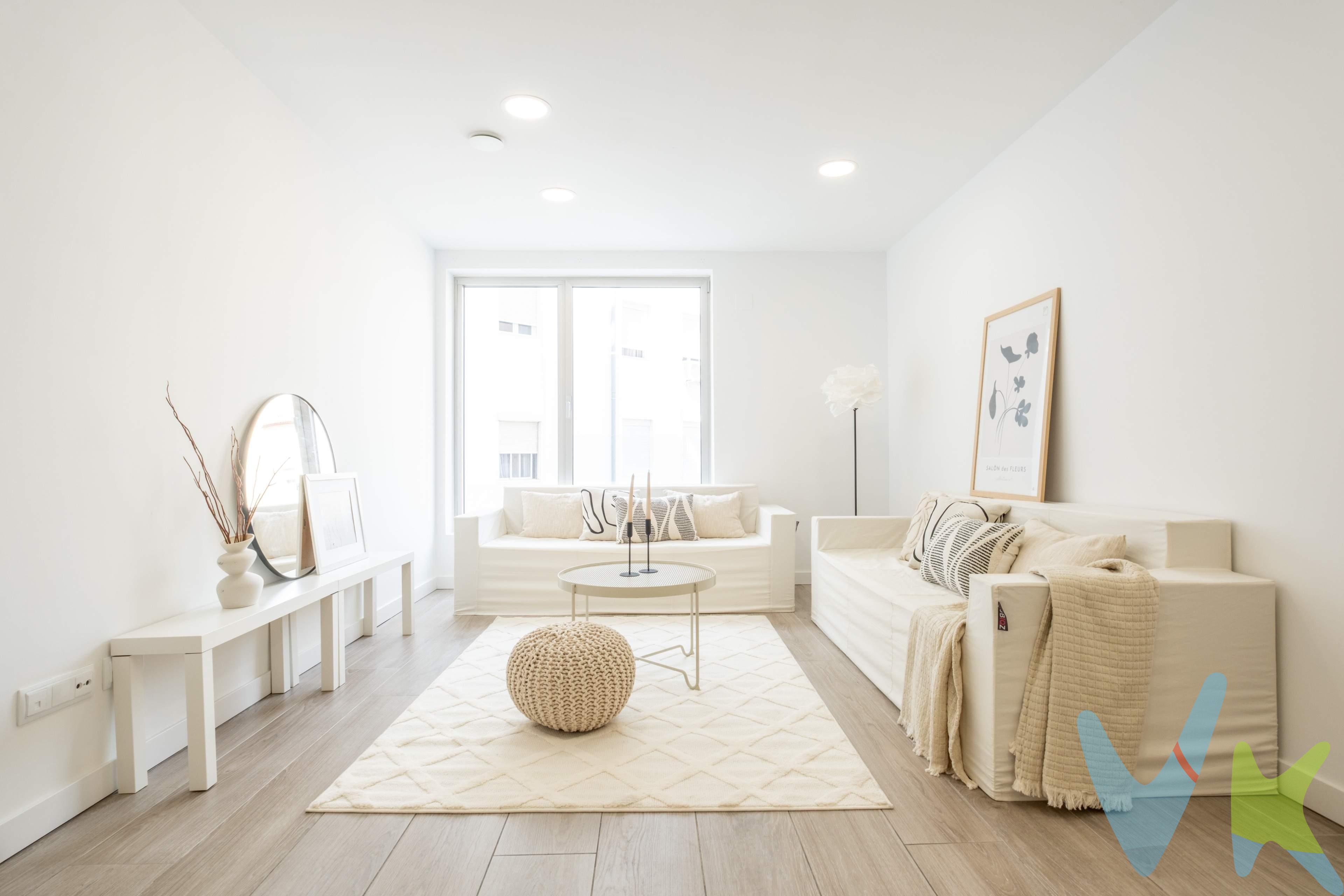 Imagina despertar cada mañana en plena Avenida César Augusto, con el centro histórico a un paso y la Zaragoza más vibrante a tus pies. Este hogar de alta gama, ubicado en el icónico edificio “Caesar” —rehabilitado íntegramente en 2020—, combina arquitectura contemporánea, interiorismo cuidado y máxima eficiencia energética (A). -  Tres dormitorios funcionales con armarios empotrados,. -  Dos baños que invitan al relax,. -  Cocina integrada en el salón para disfrutar de la vida en compañía,. -  Un cuarto independiente de lavandería que aporta orden y comodidad. -  Plaza de garaje y trastero incluidos, para que tu día a día sea más cómodo. 🔸 Suelo radiante, ventilación mecánica con recuperador de calor y pavimento cerámico cálido: cada detalle pensado para tu confort. 🔸 Alta eficiencia energética y un aislamiento térmico y acústico que convierte tu hogar en un auténtico refugio en medio de la ciudad. Y lo mejor… vivir aquí te da acceso a servicios exclusivos de hotel:. Piscina en la azotea, Gimnasio totalmente equipado, Club social ,  espacios de coworking, Restaurante gourmet. (con cuotas preferenciales para residentes). 💼 Trabaja, relájate, socializa y disfruta… todo sin salir de casa. Este no es solo un piso de lujo. Es un nuevo estilo de vida en el centro de Zaragoza. _______________________________________________________________________________. ℹ️ El precio de venta no incluye los honorarios de agencia por el servicio de gestión, asesoramiento y formalización del proceso de compra, que serán asumidos por el comprador. La reserva del inmueble solo se producirá tras la aceptación expresa de una propuesta por parte del vendedor. El precio publicado no incluye impuestos ni gastos derivados de la compraventa e inscripción.