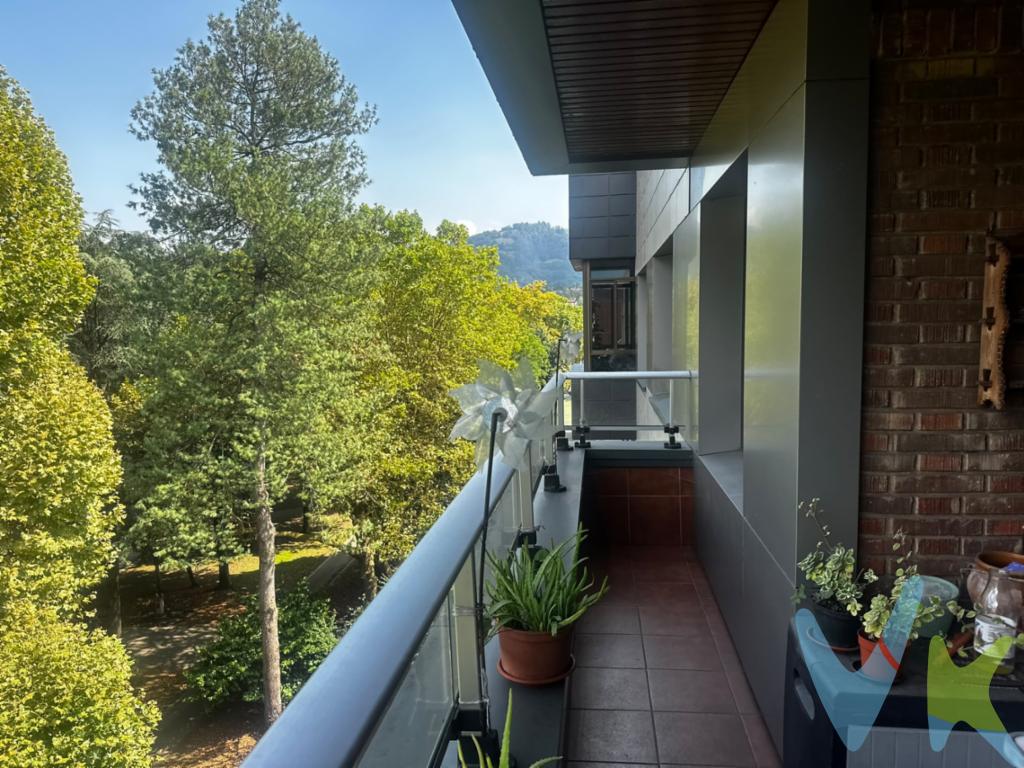 Se vende amplio piso y luminoso, en Sama de Langreo, ubicado en una séptima planta.El piso cuenta con una distribución cómoda y funcional, con 3 dormitorios, 2 baños, cocina independiente y balcón. Se encuentra en buen estado, listo para entrar a vivir.Dispone de calefacción y agua caliente central, además de ventanas de PVC y aluminio.La propiedad incluye plaza de garaje y trastero, un importante valor añadido tanto para el día a día como para disponer de espacio extra de almacenamiento.El edificio cuenta con dos ascensores y la vivienda se encuentra en una zona de Sama con servicios y transporte público próximos, incluyendo parada de autobús.Una buena oportunidad para quienes buscan un piso amplio de 3 dormitorios con garaje y trastero, en una zona bien comunicada de Langreo.En el precio de venta no están incluidos, los gastos de notaria , registro e impuestos.