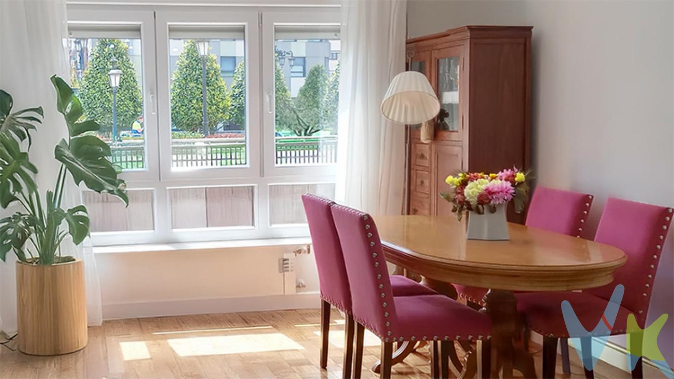 ¿Te gusta vivir en la ciudad, pero sueñas con espacio, luz y que tus ventanas no den a un muro?
Este piso es justo eso: urbanita, pero con desahogo
Perfecto para quienes quieren estar cerca de todo, pero con su propio rincón de calma, luz natural y vistas despejadas.


Lo que te vas a encontrar
87 m² construidos con una distribución cómoda y funcional
3 habitaciones para dormir, trabajar, crear lo que necesites
1 baño completo + 1 aseo, independientes, prácticos para el día a día
Terraza acristalada con vistas abiertas al Paseo de la Losa: desayunos al sol, tardes de relax o simplemente mirar la vida pasar desde tu rincón favorito
Plaza de garaje incluida, para olvidarte del coche hasta que tú decidas moverlo


Orientación, luz y amplitud visual
Este piso tiene algo que no se compra fácil: orientación perfecta al sol y ventanas que miran hacia afuera. Nada de patios interiores. Aquí vas a tener luz natural durante buena parte del día y esa sensación tan rara en ciudad de respirar cuando miras por la ventana. Un auténtico plus si pasas tiempo en casa, trabajas desde allí o simplemente disfrutas de vivir en un espacio con energía.

Lo tienes todo cerca
Estás en una de esas zonas que te lo pone fácil: colegios, tiendas, parques, centros de salud, transporte público y el centro a unos minutos caminando. Ideal si te gusta moverte sin depender del coche, o si simplemente quieres que todo lo importante esté cerca.

Un hogar con alma urbana y vistas despejadas
Este piso no es para cualquiera: es para quien busca algo más que metros cuadrados. Es para ti si valoras el equilibrio entre vida urbana y bienestar, si te gusta abrir las ventanas y ver horizonte, y si crees que un buen hogar empieza con buena luz.



¿Lo vemos? Escríbenos o llama, y ven a conocer un piso en venta en una de las mejores zona de Oviedo.
El precio de la propiedad no incluye los gastos de impuesto de transmisiones patrimoniales, notariales ni de registro