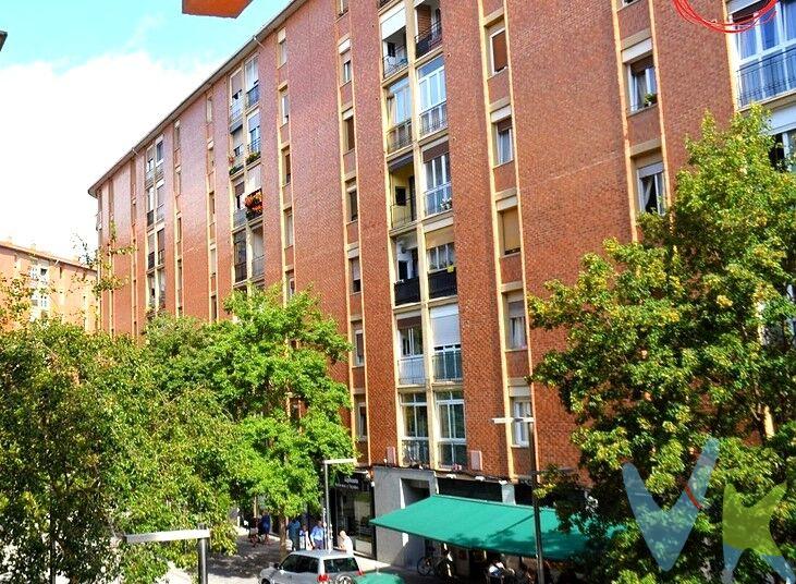 Si buscas espacio, buena ubicación y una vivienda con mucho potencial en uno de los barrios más valorados de Pamplona, este piso en San Juan puede encajar contigo.
La vivienda pertenece a la cooperativa san Alberto, en la calle Martín Azpilcueta, muy conocida en la zona, un tipo de pisos muy demandados por su distribución y tamaño. Originalmente contaba con 4 habitaciones y balcón, pero se realizó una modificación para dar mayor protagonismo a la zona de día, ampliando el salón y creando un espacio mucho más cómodo y agradable.
Actualmente la vivienda dispone de 3 habitaciones, un baño completo y una cocina amplia, además de un salón de gran tamaño, ideal para quienes valoran tener una estancia principal espaciosa para el día a día o para recibir visitas.
El piso se encuentra en buen estado y listo para entrar a vivir, lo que permite instalarse sin necesidad de realizar reformas inmediatas.
Otro de sus grandes atractivos es la ubicación. San Juan es uno de los barrios más consolidados de Pamplona: muy bien comunicado mediante villavesas, con colegios, parques, comercios y todos los servicios a pocos minutos. Además, se encuentra muy cerca del casco antiguo, lo que permite disfrutar del centro de la ciudad dando un paseo.
Una vivienda con metros, buena distribución y una ubicación muy cómoda, en una zona donde este tipo de pisos son muy buscados.
Gastos de compra:Los gastos a cargo del comprador serán el Impuesto de Transmisiones Patrimoniales (actualmente el 6% del precio de compra en Navarra), además de notaría y registro, cuyo importe puede variar según la operación.