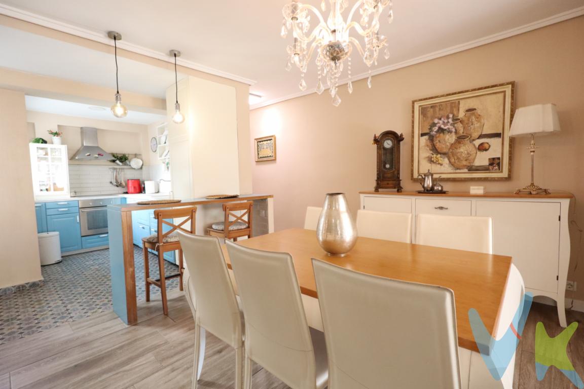 VENTA DE NUDA PROPIEDAD!!! Se presenta una oportunidad de inversión verdaderamente única en una de las zonas más cotizadas de Valencia, a escasos metros del antiguo cauce del río Turia y del emblemático Parque de Viveros. Situado en una séptima planta con ascensor, este piso destaca por su extraordinaria luminosidad y agradables vistas despejadas, aportando una sensación de amplitud y bienestar desde el primer momento. La finca cuenta con un zaguán completamente renovado, reflejo del cuidado y valor del edificio.La vivienda ha sido totalmente reformada con un gusto exquisito, cuidando cada detalle para crear un espacio moderno, acogedor y funcional. Dispone de 2 habitaciones, una de ellas doble, un elegante salón-comedor con salida a balcón donde disfrutar de la luz natural, cocina americana perfectamente integrada y un baño completo con ducha.Ubicada en un entorno rodeado de todos los servicios: comercios, supermercados, transporte público, zonas verdes y espacios de ocio, esta propiedad no solo garantiza calidad de vida, sino también una inversión segura y con gran potencial de revalorización.Una opción ideal para inversores que buscan algo más que un inmueble: una oportunidad sólida en una ubicación privilegiada, con el atractivo añadido de una vivienda lista para enamorar. Aprovecha la oportunidad y ven a visitarla!!!Por mandato expreso del propietario, comercializamos este inmueble en exclusiva, lo que garantiza el mejor trato y fiabilidad de la negociación. Por este motivo, se ruega no molestar a los propietarios ni ocupantes de la propiedad. Si usted es agente inmobiliario y tiene un cliente para este inmueble, llámenos, estaremos encantados de colaborar con usted. La descripción del presente inmueble e imágenes tienen mero carácter informativo y en ningún caso carácter contractual, pudiendo ser modificados por la inmobiliaria sin que ello implique responsabilidad alguna frente a terceros. En el precio de compra no están incluidos los gastos de la misma, como son: ITP, Notaría, registro, gestoría y honorarios de la inmobiliaria. Agencia Registrada con el Nº 90 en el Registro Obligatorio de Agentes Inmobiliarios de la Comunitat Valenciana. Puede consultar en la web de la GVA.