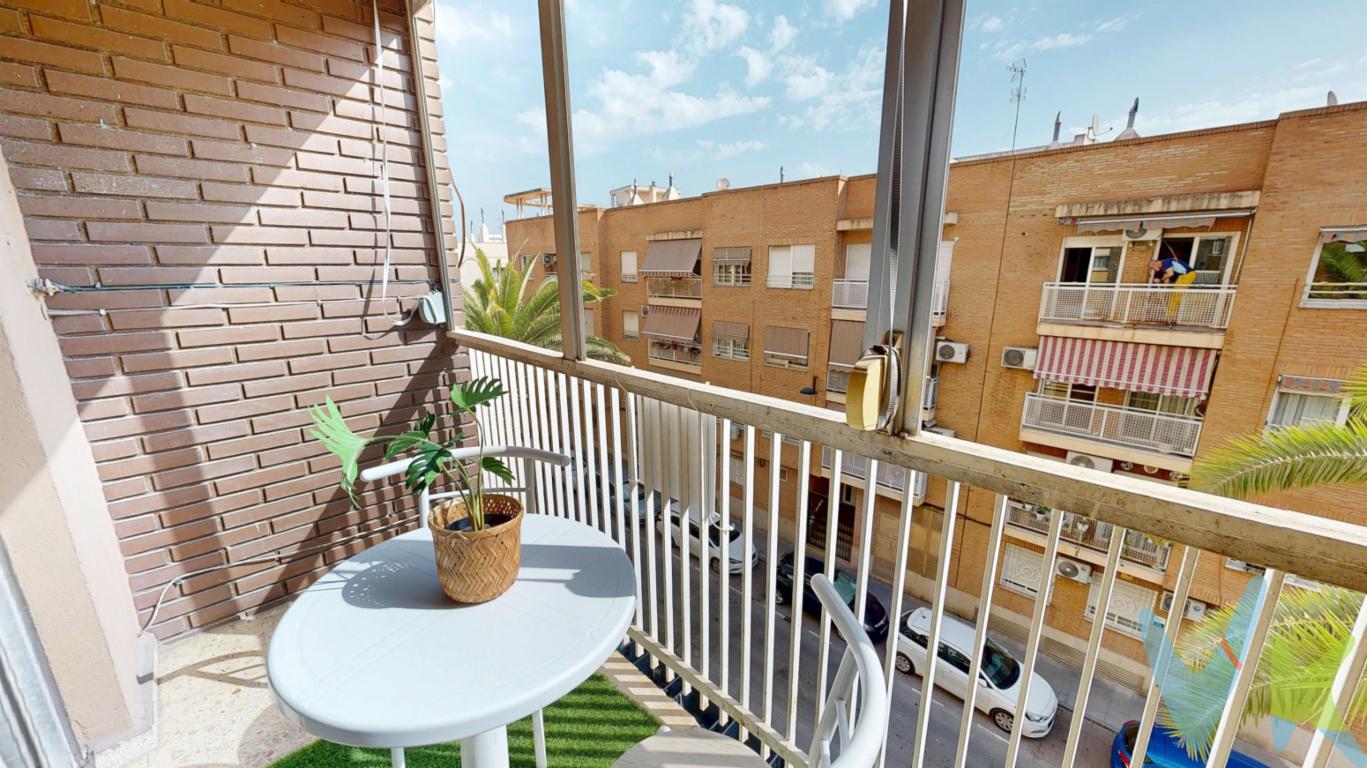 VIVIENDA CON ASCENSOR, 3 HABITACIONES Y BALCÓN EN TORRENT  Con la comodidad de tenerlo todo al alcance, se encuentra este acogedor piso que invita a imaginar nuevos comienzos.  Situado en una finca con ascensor, esta vivienda abre sus puertas a la luz y al espacio. Sus tres habitaciones susurran posibilidades: descanso, trabajo, sueños por construir. El baño, práctico y funcional, acompaña el día a día con sencillez. Pero es su balcón amplio el protagonista, perfecto para dejar pasar las tardes, para un café al amanecer o para contemplar cómo la vida sigue su curso. Ubicado cerca de las entradas y salidas de la población, vivir aquí significa moverse con facilidad, sin renunciar a la cercanía de todos los servicios: ambulatorio, comercios, transporte, colegios?EUR? todo a un paso, todo al alcance.  En fin, esta casa cumple con todos los requisitos para ser un magnífico escenario para futuros recuerdos de una bonita familia, ¿te contamos más o vienes a verla? No dejes pasar esta oportunidad, llámanos, te asesoraremos y acompañaremos en todo el proceso de compra Si tienes que vender antes tu vivienda, llámanos y te asesoramos cómo hacerlo para además tener los mínimos gastos posibles y todas las garantías.  Agencia Registrada con el nº00516 en el Registro Obligatorio de Agentes Inmobiliarios de la Comunidad Valenciana    Por mandato expreso del propietario, COMERCIALIZAMOS ESTE INMUEBLE EN EXCLUSIVA, lo que le garantiza el acceso a toda la información, a un servicio de calidad, un trato fácil, sencillo y sin interferencias de terceros. Por este motivo, se ruega NO MOLESTAR AL PROPIETARIO, a los ocupantes de la propiedad o a los vecinos. Muchas gracias por su comprensión.   La oferta está sujeta a cambios de precio o retirada del mercado sin previo aviso. Este anuncio en su conjunto, incluyendo textos, fotos, imágenes o cualquier otro contenido de este, no es vinculante dado que la información es ofrecida por terceros y puede contener errores. Se muestra a título informativo y no contractual.  El precio del inmueble no incluye los honorarios de la agencia que ascienden al 4%+IVA del precio final del inmueble, ni los gastos de notaría y registro de la propiedad (que están sujetos a aranceles y varían dependiendo del precio de escrituración), ni los impuestos (que en la Comunitat Valenciana varían dependiendo del precio del inmueble y de las características personales del comprador).  Esta propiedad se pone a la venta con toda la documentación comprobada y en regla, por lo que ofrecemos GARANTIAS a los compradores.