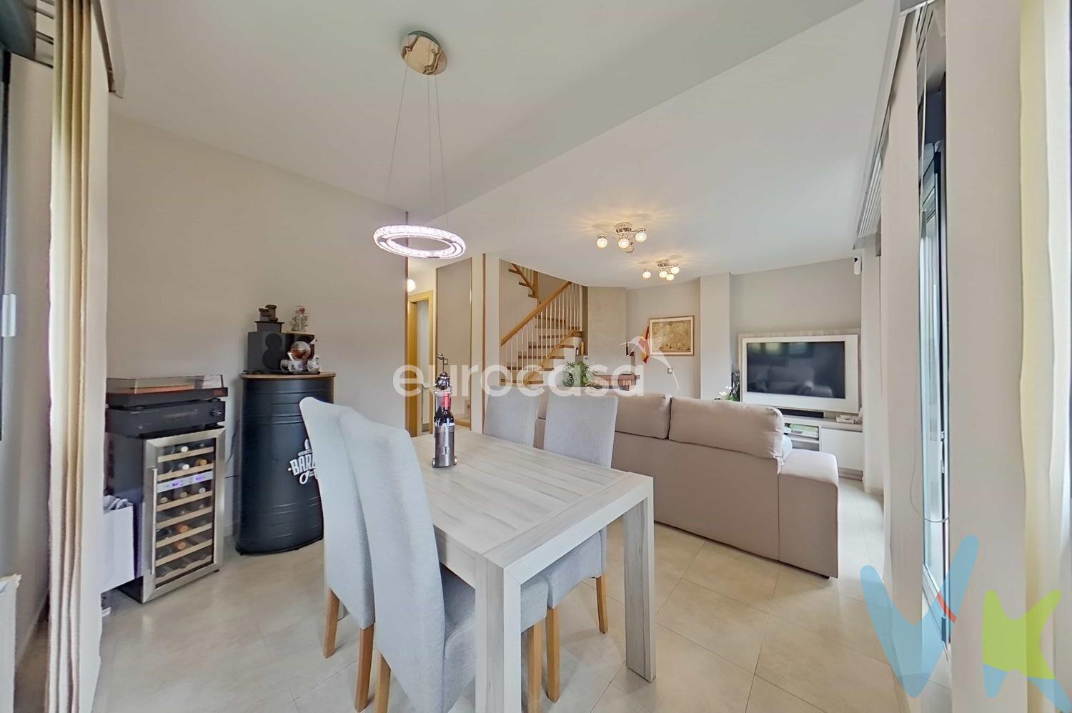 CONECTADO CON TODO, PENSADO PARA VOSOTROS. ¿Buscas un hogar donde cada rincón sume bienestar y calidad de vida? Este chalet pareado es perfecto para vosotros. Con una ubicación inmejorable, a tan sólo 200 metros de la salida a la autovía Bilbao-Torrelavega, y con todos los servicios al alcance, este chalet pareado con jardín en Santa María de Cayón cumple todos los requisitos para ti y tu familia. La vivienda se distribuye en dos plantas muy bien organizadas. En la planta baja encontramos un amplio salón-comedor con chimenea y acceso directo al jardín, ideal para disfrutar de momentos en familia o con amigos. La cocina es independiente, luminosa y funcional, y en esta misma planta también hay un aseo de cortesía y acceso al garaje, lo que aporta gran comodidad en el día a día. La planta superior está destinada a la zona de descanso. Cuenta con tres dormitorios, todos exteriores y con buena iluminación natural. El dormitorio principal dispone de baño en suite y un práctico vestidor, creando un espacio íntimo y confortable. Además, hay un segundo baño para dar servicio al resto de habitaciones. En cuanto a calidades, la vivienda está equipada con ventanas de PVC, suelos de parquet en la planta superior y gres en salón, cocina y baños. También dispone de un sistema de aspiración centralizada, lo que mejora notablemente la limpieza y el confort. La casa es completamente exterior y goza de una excelente orientación sur, este y oeste, lo que garantiza luz natural durante todo el día. Además, su ubicación es inmejorable: a solo 200 metros de la salida a la autovía Bilbao-Torrelavega, y con todos los servicios al alcance —supermercados, colegios, centro de salud, y más—. Una vivienda pensada para quienes valoran el espacio, la calidad y una buena conexión con el entorno. Haz de esta vivienda tu nuevo hogar. 