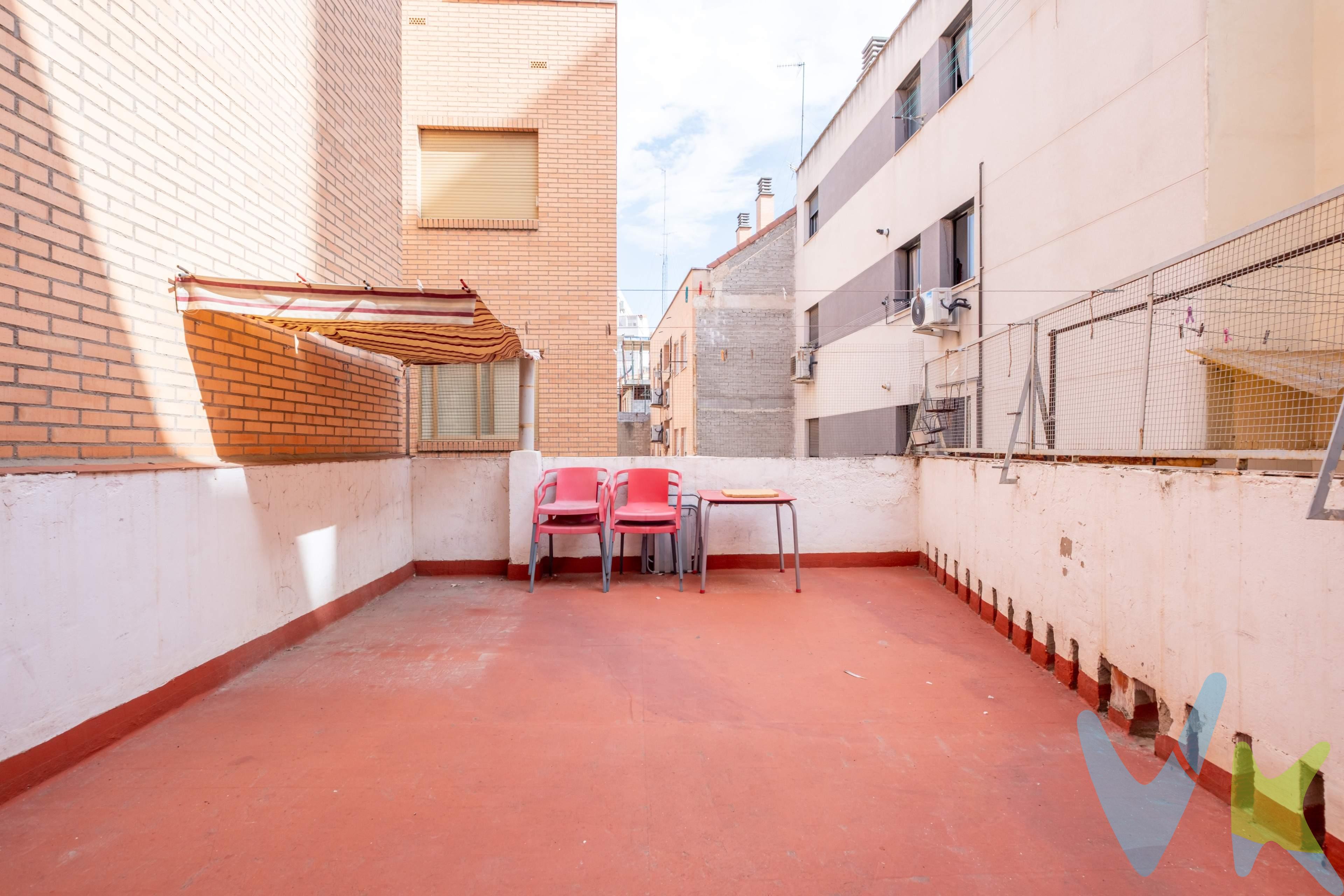 Si buscas un piso con luz, espacio exterior y mil posibilidades, este es para ti. 📍 Ubicado en calle Domingo Lobera, en un entorno tranquilo y muy bien conectado —a un paso del parque Miraflores y junto a la Av. Tenor Fleta—. Esta vivienda, lista para transformar a tu gusto, te ofrece:. - 3 dormitorios (uno con acceso a una gran terraza y otro con balcón acristalado exterior). - 1 baño. - Cocina independiente con salida a otra terraza ideal para zona de lavandería o almacenaje. 🏢 Finca con ascensor. Con su luz natural, sus terrazas y su excelente ubicación, es la oportunidad perfecta para crear el hogar que siempre has imaginado. 💛 Dale vida a cada rincón y conviértelo en un espacio hecho a tu medida.