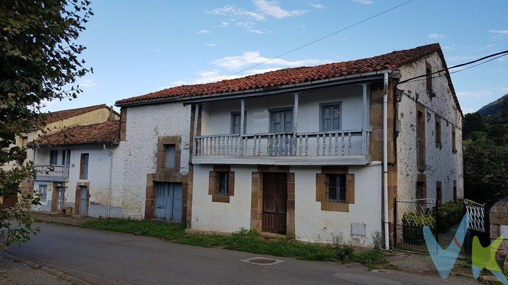 Esta casa con jardín en Pie de Concha, cerca de la Calzada Romana del Besaya, reúne grandes condiciones para desarrollar un negocio rural.  La casa tiene una superficie construida de 360 m² distribuidos en dos plantas y bajo cubierta, además de un jardín de aproximadamente 90 m².  El edificio es de piedra, con fachada enfoscada y buena silleria en esquinas y quicios de puertas y ventanas. En definitiva un edificio de calidad.  Enclavado en el centro del pueblo, en su día fue un punto de referencia, al alojar a la tienda-bar del mismo.  Su enorme superficie actualmente se reparte entre una cuadra de unos 78 m² y las dependencias de la antigua tienda de aproximadamente 100 m², en la planta baja. Una vivienda de aproximadamente 100 m² y un pajar de 78 m² en la planta primera. Y por último un desván habitable en la planta bajo cubierta.  La vivienda es antigua, pero bien conservada, por lo que puede habitarse desde ya.  El tejado es el original y se mantiene en buen estado de conservación.  Las ventanas son las originales de madera.  La casa no dispone de calefacción.  Cocina y cuarto de baño están en uso.  Por último, decir que los suministros de electricidad y agua se mantienen dados de alta.  .  El entorno:.  La casa se encuentra en un entorno muy bien conservado, en la calle principal de la, en otros tiempos, villa de Pie de Concha, en el centro geográfico de Cantabria.  Muy cerca de la casa, la antigua Calzada Romana del Besaya inicia su ascensión hacia Pesquera.  Aproximadamente a kilómetro y medio encontramos la población de Bárcena, en la que disponemos de servicios como consultorio médico, supermercado, estación de ferrocarril, parada de autobús de la línea Reinosa-Santander, etc.  Las comunicaciones por carretera, tanto por la N-611 como por la autovía A-67 son buenas desde aquí. Las playas más próximas a esta zona son las de Suances a las que llegaremos en coche en poco más de media hora. Si eres aficionado a los deportes de nieve, a la estación de esquí de Alto Campoo tardaras en llegar poco más de 45 minutos.  .  Gastos de la transacción:.  El precio de la vivienda no incluye impuestos ni gastos notariales y registrales. El impuesto aplicable a la compra es el ITP, de un 10%, que podrá reducirse a un 8% si el destino de la casa va a ser vivienda habitual.  .  Ayudas a la compra y subvenciones.  Podrás acogerte al tipo reducido de ITP del 5% si se realiza una reforma con una inversión de al menos el 25% del coste de la vivienda.  Al encontrarse la vivienda en un municipio de menos de 5.000 habitantes, si eres menor de 35 años y vas a destinar la casa a vivienda habitual, puedes solicitar las ayudas de hasta 10.000 € que el Gobierno de Cantabria destina a la fijación de población joven en el ámbito rural.  Cédula de habitabilidad solicitada y pendiente de despacho