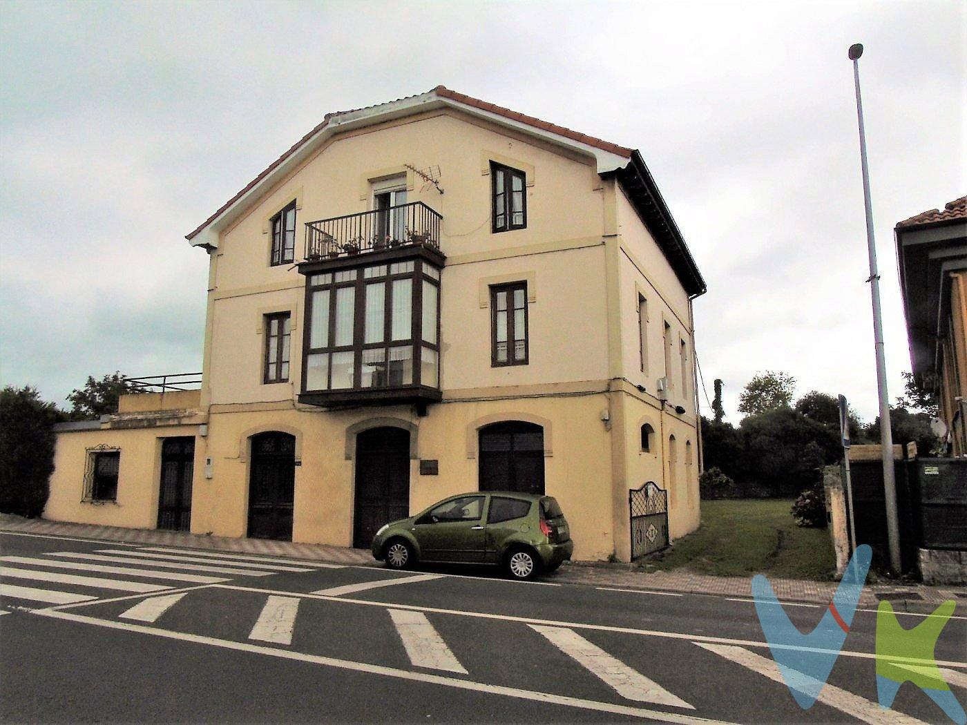 A pie de carretera, en la antigua carretera de Burgos muy cerca de intersección con Maliaño, nos encontramos esta casa independiente con un terreno rodeandola de unos 1.200 metros. La casa esta dividida en bajo y dos alturas con una vivienda en cada planta. Aunque las opciones de venta son varias, aqui tenemos 2 locales separados con posibilidad de unión. Actualmente uno de los locales es diáfano de 128m2 para hacer a su gusto y el otro de 28 m2 con aseo, listo para ponerlo en marcha y con salida a un bonito porche de madera con vistas al terreno, ideal para cualquier negocio. Es idoneo para sacar una amplia vivienda e incluso dos independientes en planta baja y con salida a un porche. Ubicado en una vía de mucho transito y excelente visibilidad para su futuro negocio.  . Con posibilidad además de hacerse con un amplio y bonito piso de 100 m2 en el mismo edificio o incluso valorar la casa entera (consultar precio de estas opciones).  .  Los impuestos, gastos de notaria y registro no están incluidos en el precio.