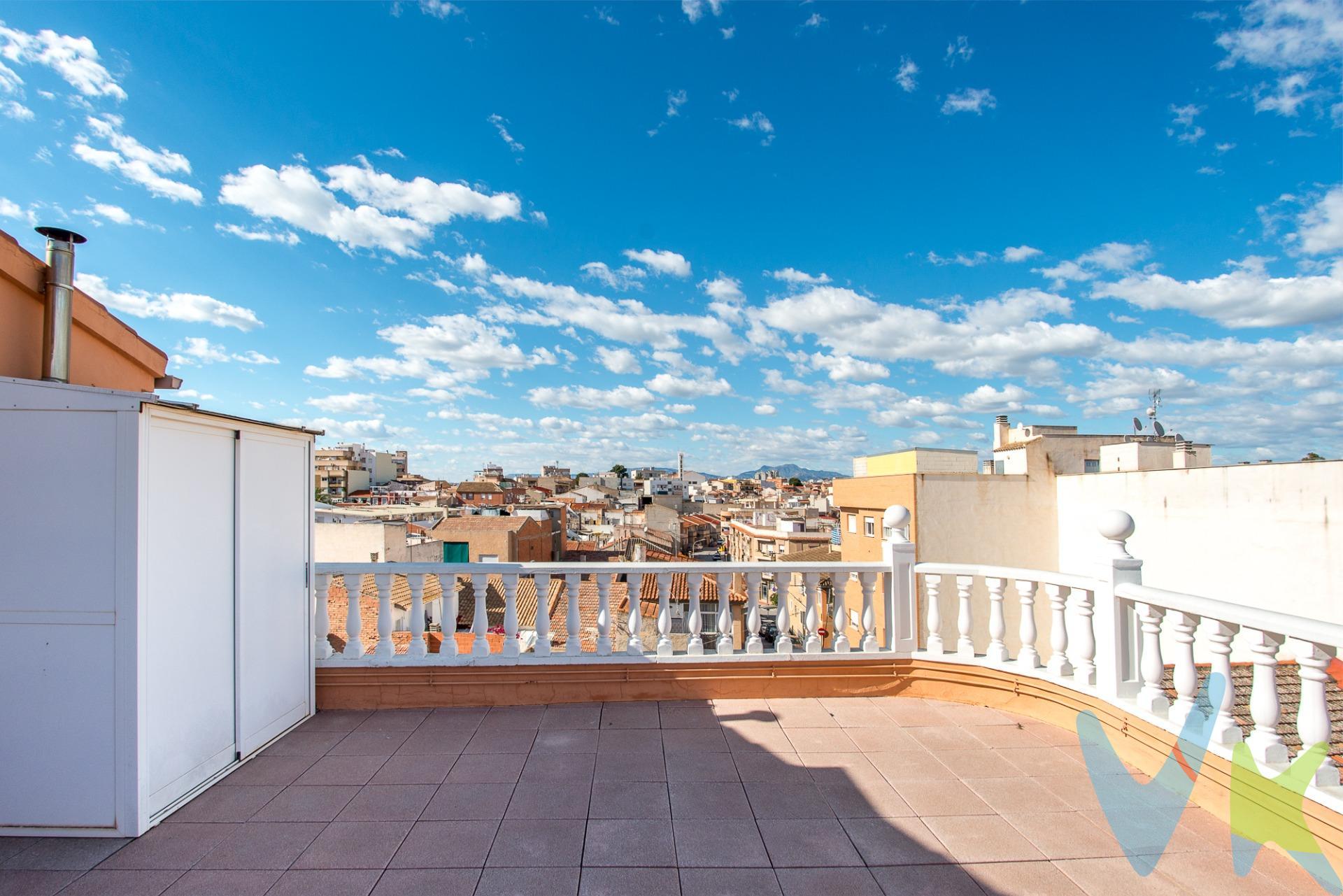 Crea el hogar que siempre has soñado en el centro de Molina de Segura y descubre esta fantástica vivienda de cuatro plantas, ideal para quienes buscan amplitud, comodidad y tranquilidad en un entorno privilegiado. En la planta principal encontramos un amplio y luminoso salón con chimenea, perfecto para crear un ambiente acogedor. La cocina ofrece un espacio funcional y cómodo para el día a día con una despensa incluida, además de un aseo de cortesía. La primera planta alberga la zona de descanso principal, con una habitación suite que cuenta con baño privado, junto a dos habitaciones adicionales y un baño completo que da servicio a ambas. En la segunda planta se encuentra una gran estancia con baño propio, ideal como dormitorio, zona de ocio o despacho, con acceso a una amplia terraza desde la que disfrutar de agradables vistas. La planta inferior dispone de un aseo y un gran garaje con capacidad para cuatro vehículos, aportando un valor añadido en comodidad y espacio de almacenamiento. La vivienda está equipada en todas sus estancias con aire acondicionado, descalcificador, radiadores y sistema de agua caliente mediante depósito de gasoil, garantizando confort durante todo el año. Ubicada en un barrio tranquilo, esta casa es perfecta para familias que buscan calidad de vida sin renunciar a espacio y funcionalidad. Comercialización en multidifusión:. Por mandato expreso del propietario, este inmueble se comercializa en multiexclusiva, lo que garantiza un acceso completo a la información, un servicio profesional y una gestión ordenada, sin interferencias de terceros. Si eres agente inmobiliario y tienes un cliente interesado, estaremos encantados de colaborar. Contáctanos sin compromiso. Una compra tranquila y bien acompañada:. Al contactar directamente con nosotros, evitarás molestias innecesarias a la propiedad. Nos encargamos de toda la intermediación, facilitándote la documentación, la información necesaria y un trato cercano, claro y sin complicaciones. Te informaremos con total transparencia de todos los aspectos de la compra, incluidos gastos y honorarios de agencia para que tomes decisiones con calma y seguridad. Nuestra forma de trabajar se basa en algo muy sencillo:. Calma → la tranquilidad de comprar tu vivienda con acompañamiento profesional en todo el proceso con nosotros. Información legal:. La descripción del inmueble y las imágenes publicadas tienen carácter meramente informativo y no contractual. El precio ha sido fijado por la propiedad y podría sufrir variaciones hasta su formalización en contrato de compraventa. Gastos de la compra:. PVP: No incluye gastos, impuestos y demás gastos legalmente correspondan al comprador: ITP del 7,75% con carácter general; existen excepciones según normativa aplicable (1). Base imponible el mayor valor entre el precio de venta o el valor referencia catastral. Gastos Notaría y Registro: 1.900€ aprox. según complejidad y aranceles vigentes (2). Financiación: gastos de hipoteca, tasación y gatos bancarios a cargo del comprador, según su necesidad y elección. Servicio doble de intermediación: Honorarios inmobiliaria a cargo del comprador: 3% precio final, más IVA (21%), con un mínimo de 3.000€ más IVA (21%), salvo acuerdo contrario tras negociación, no incluidos en PVP. Operación y condiciones de compraventa sujeta a aceptación expresa del vendedor. Para acceder a información y documentación legalmente exigible por el consumidor: https://www.inmotasa.es/consumidor/. (1) Para una información exhaustiva sobre el funcionamiento, tipos impositivos y bonificaciones del ITP en la Región de Murcia, puedes consultar el portal oficial de la Agencia Tributaria Autonómica en el siguiente enlace: agenciatributaria.carm.es/ITPAJD. (2) Tarifas notariales y registrales reguladas en Anexo I Del Real Decreto 1426/1989 y, Anexo I Del Real Decreto 1427/1989, respectivamente. 