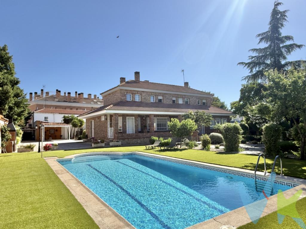 ¡Bienvenidos a la joya del municipio de Griñón!.

Te presentamos un espectacular CHALET INDEPENDIENTE de 243 m² construidos, distribuido en 2 plantas más una bodega, enclavado en una generosa parcela de 1097 m². Esta vivienda única combina a la perfección la comodidad y la ubicación ideal, ofreciendo un estilo de vida inigualable en un entorno tranquilo y seguro, en el corazón del centro urbano de Griñón, donde tendrás a tu alcance todos los servicios necesarios: colegios, tiendas, restaurantes y transporte público a pocos minutos de distancia. Este chalet no es solo una vivienda, es un estilo de vida.

Al entrar en la propiedad te recibirán amplios espacios inundados de luz natural gracias a sus grandes ventanales. Su distribución ha sido diseñada para maximizar el confort y la funcionalidad en cada rincón de la casa. Dispone de 6 estancias o dormitorios muy espaciosos, perfectos para proporcionar el máximo confort a toda la familia, 3 baños y 1 aseo. La suite principal cuenta con un vestidor y un baño privado. El salón principal es un espacio acogedor y versátil, perfecto para relajarse o entretener a los invitados. Además cuenta con acceso a una estancia office contigua, un segundo salón estar con acceso a una bodega en planta sótano, así como un generoso porche terraza exterior. 

El jardín que rodea la propiedad, con 1097 m² de terreno, ofrece una amplia área ajardinada donde cobra protagonismo la estupenda PISCINA. ¡Imagina disfrutar de agradables tardes de verano en tu propio jardín y piscina privados, rodeado de naturaleza y tranquilidad!. El chalet cuenta también con un amplio aparcamiento, proporcionando espacio más que suficiente para varios vehículos, detalle que asegura la máxima comodidad para los residentes y sus visitantes.

Para más información y concertar una visita, no dudes en contactarnos. ¡Te esperamos para mostrarte tu futuro hogar!.

Gastos e impuestos no incluidos en el precio publicitado. La agencia actúa en representación y por mandato del vendedor. Las condiciones de la venta establecen que el comprador deberá abonar un importe adicional fijo del 1%, más 21% de IVA, sobre el precio publicitado. La reserva del inmueble sólo se producirá después de que una propuesta de compra haya sido expresamente aceptada por el vendedor.

A título orientativo se informa que en segundas transmisiones el ITP con carácter general en Madrid es del 6%, pudiendo existir otros tipos impositivos atendiendo a las circunstancias personales del comprador u otras circunstancias previstas legalmente. Base imponible del impuesto el mayor valor entre el precio de compraventa, la tasación o el valor de referencia catastral. En cuanto a los gastos de notaría y registro de la propiedad, en su caso, son variables, dependen de aranceles según precio y complejidad, oscilando aprox. entre un 0,2% y un 2%. Si el comprador precisase de hipoteca: tasación, condiciones y costes bancarios serán según entidad elegida por el comprador, así como los gastos de gestoría y cualesquiera otros gastos inherentes a la compraventa que legalmente correspondan a la parte compradora, salvo pacto expreso en contrario con el vendedor. El consumidor tiene, conforme a la normativa vigente, a su disposición información y documentación adicional relativa al inmueble y condiciones de la compraventa, que podrá ser consultada en la sede física de la agencia.