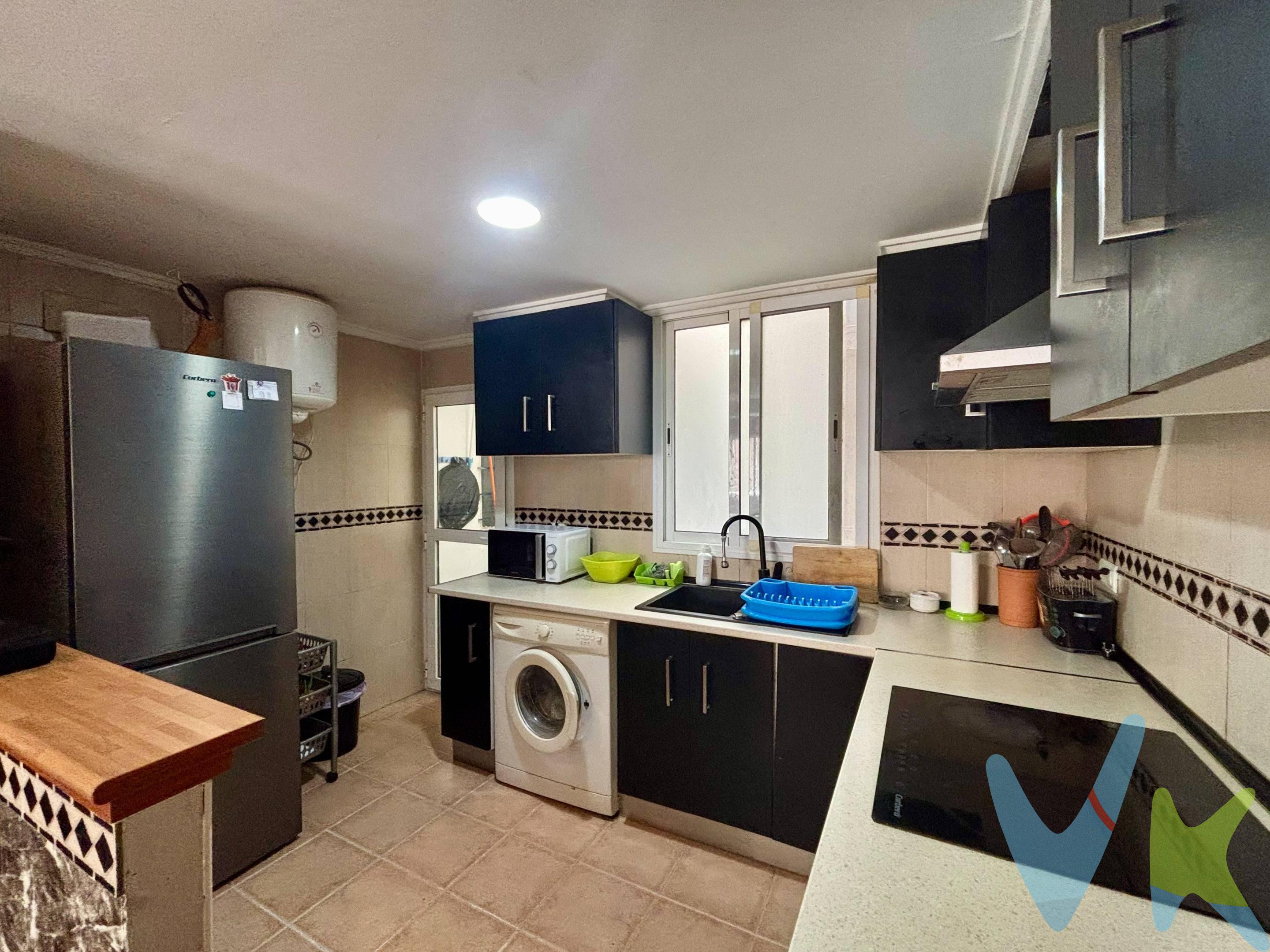. Te presentamos en EXCLUSIVA  bonita vivienda Ubicada en una zona muy bien comunicada, a pocos minutos caminando del Puerto de Valencia y la Avenida del Puerto, esta vivienda ofrece una excelente oportunidad tanto para vivir como para invertir. Su cercanía a la playa y a las zonas de ocio del puerto permite disfrutar del mar y del ambiente valenciano sin renunciar a la comodidad de la ciudad. La vivienda cuenta con una distribución práctica y espacios bien aprovechados. El salón-comedor es luminoso  como el resto de habitaciones  que dan al exterior.La cocina  ofrece funcionalidad  y da amplitud al  tener estilo americano . Las tres habitaciones son de buen tamaño   el inmueble está  en excelentes  condiciones para entrar a  vivir sin necesidad de reformas , es una primera planta SIN ASCENSOR y va totalmente amueblada!!!. Disfruta de la cercanía al Puerto deportivo y de ocio, restaurantes, terrazas, la Marina Real y la playa de Las Arenas. Muy bien comunicado por transporte público y rodeado de todos los servicios: supermercados, colegios, ambulatorio, zonas verdes y comercios. ✅ Ideal tanto para vivir como para invertir, gracias a su ubicación estratégica y su versatilidad. Perfecto para familias o como vivienda para alquilar a largo plazo o por habitaciones. ¡Una vivienda que lo tiene todo: espacio, luz, ubicación y buen estado!. Contáctanos y ven a verla. ¡Te encantará!. Por encargo directo del propietario, gestionamos la venta de este inmueble en exclusiva, lo que le garantiza un servicio de calidad, información transparente y un proceso ágil, sin intermediaciones innecesarias. Por respeto a la privacidad del propietario, los ocupantes y los vecinos, solicitamos no contactarles directamente. Agradecemos su comprensión.    Si usted es un profesional inmobiliario y tiene un cliente interesado en esta propiedad, no dude en llamarnos. Estaremos encantados de colaborar. La oferta está sujeta a cambios de precio o retirada del mercado sin previo aviso. Este anuncio en su conjunto, incluyendo textos, fotos, imágenes o cualquier otro contenido del mismo, no es vinculante dado que la información es ofrecida por terceros y puede contener errores. Se muestra a título informativo y no contractual. Número de Registro de Agentes de Intermediación Inmobiliaria de la Comunidad Valenciana: RAICV-3991. El precio no incluye lo siguiente: honorarios de la agencia inmobiliaria, impuestos (IVA, ITP) y otros gastos de la Compraventa (notaria, gestoría y registro). . 