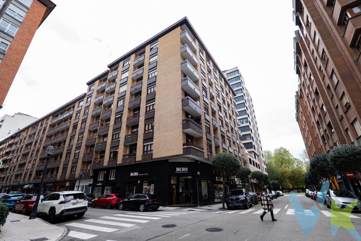 Si buscas una propiedad que se ubique a escasos metros de las mejores zonas de la ciudad de Gijón, ¡este es tu anuncio!Os presentamos esta vivienda situada en una de las zonas más demandadas de Gijón: la calle Marqués de Urquijo 14, en pleno barrio de La Arena, a escasos metros de la Playa de San Lorenzo y del Parque Isabel La Católica. Una ubicación privilegiada para quienes buscan comodidad, servicios y calidad de vida.El piso cuenta con una distribución muy práctica:- Salón amplio, con orientación a un patio de manzana abierto hacia la calle Manso, lo que garantiza una excelente luminosidad natural, prácticamente equivalente a la de una fachada exterior.- Tres dormitorios, uno de ellos también orientado al mismo patio abierto, disfrutando de la misma claridad.- Cocina independiente y renovada.- Un baño completo.Aunque la vivienda no disponga de vistas frontales a la calle, el amplio patio de manzana proporciona luz abundante y una sensación agradable de apertura que la diferencia de otros inmuebles posteriores de la zona.Una oportunidad ideal tanto para vivir todo el año, como para invertir en un barrio consolidado y cercano a todo: paseo marítimo, parques, comercios, transporte y zonas deportivas.No lo dudes más y llámanos, estaremos encantados de acompañarte a conocer tu futuro hogar.Se informa a los interesados que el precio de venta indicado no comprende los honorarios de la agencia inmobiliaria a cargo del comprador, el Impuesto de Transmisiones Patrimoniales (ITP) ni los gastos asociados a la compraventa (notaría, registro de la propiedad y otros). 