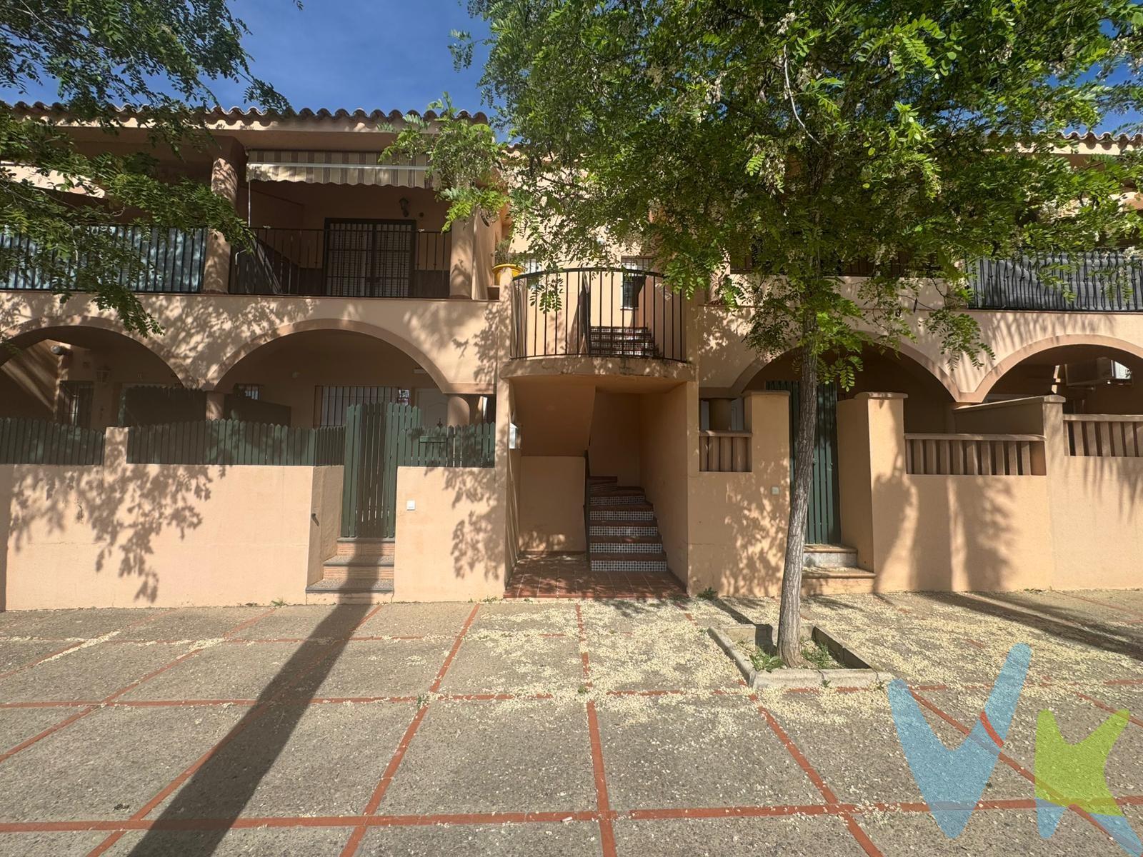 ¡Descubre tu nuevo hogar! 🏡 Este encantador piso para reforma es una excelente oportunidad que no puedes dejar pasar. Consta de 2 acogedoras habitaciones, un salón ideal para disfrutar con amigos y familia, y una cocina independiente. Además, cuenta con una bonita terraza donde podrás relajarte al aire libre ☀️. La propiedad incluye también plaza de garaje 🚗 dentro de una urbanización privada que ofrece increíbles instalaciones como piscina infantil 💦 y otra para adultos 🏊‍♂️. Ubicado estratégicamente en la carretera nueva hacia La Barrosa, ¡estarás a tan solo unos pasos (1.500 metros) del mar 🌊! También tendrás todo lo necesario cerca: restaurantes deliciosos 🍽️ , supermercados 🛒 , cafeterías acogedoras ☕ , clínicas médicas 👩‍⚕️y centros recreativos 🎉 . No pierdas esta maravillosa ocasión conviértelo en tu próximo hogar. Periodo de validez de la publicación 31/12/2026. Honorarios de agencia: 3% más IVA (21%) del precio de compraventa. Se hace constar que la agencia efectúa una labor de intermediación, y que las condiciones finales de la compraventa quedan sujetas a la aceptación expresa de la parte vendedora y formalización del contrato de compraventa. Gastos aproximados de comprador en concepto de Aranceles notariales y Registro de la Propiedad: 900 € - 1.500 €, variables según operación (Real Decreto 1426/1989 y Real Decreto 1427/1989). Operación sujeta a I.T.P. (7%) (Ley 5/2021, de 20 de octubre, de Tributos Cedidos de la Comunidad Autónoma de Andalucía). *Estimación tipos generales de gastos de compra según ley. Todos los porcentajes son aplicables sobre precio de compraventa del inmueble o valor de referencia catastral. Gastos particulares de financiación por cuenta de comprador no incluidos. Consulte con nosotros si tiene bonificaciones en su caso concreto, estaremos encantados de asesorarle con todo detalle.