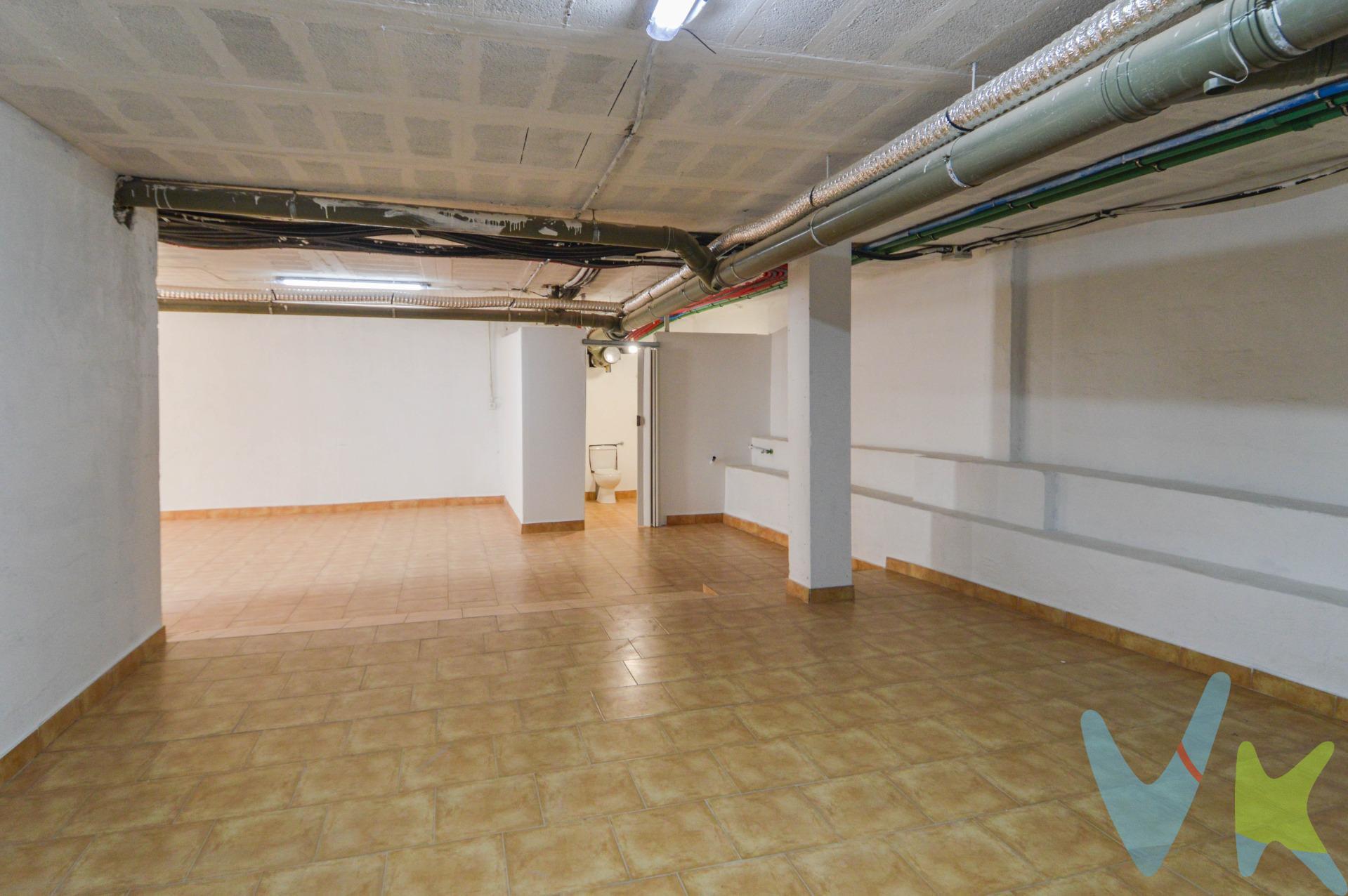 ¿Falta de espacio para tu negocio o mudanza? Tenemos la solución definitiva en Loma Dos, Arguineguín. . Se cede en Alquiler con Opción a Compra este espectacular almacén de 183 m² totalmente diáfano. Un lienzo en blanco idóneo para empresas, autónomos o particulares que buscan una base logística estratégica, segura y con máxima comodidad en el sur de Gran Canaria. Un espacio recientemente rehabilitado, limpio y en perfectas condiciones. Cuenta con suministro eléctrico, preinstalación de agua, y un baño. El espacio perfecto para todo lo que necesitas: Optimiza el stock de tu negocio, custodia de mercancías, mobiliario, maletas, herramientas o archivos. Olvídate de los trasteros pequeños; aquí tienes los metros que tu actividad exige. Condiciones Económicas y Plan de Financiación Flexible: . * Precio de Venta Fijado: 169.000 € (Precio cerrado y protegido ante subidas del mercado). * Entrada Inicial (Prima de opción): 20% del precio de venta. * Renta Mensual: 1.800 € / mes. * Fianza Legal: 1 mes de fianza (restituible al finalizar el contrato según las condiciones legales). * Comunidad: 100 € / mes (incluye derecho de uso de la piscina comunitaria). * IBI (Contribución): 772 € / año. * Suministros: Gastos de electricidad no incluidos. * Contrato de 4 años para ejecutar la compra definitiva, descontándose los porcentajes de la renta, acordados hasta el momento de la firma. * ¡Ventaja Exclusiva Primer Año!: Se descuenta el 100% de los alquileres pagados durante los primeros 12 meses directamente del precio final de venta. 🔑*Visitas a la propiedad*: Todos los interesados en ver la propiedad deberán presentar un documento de identificación válido, como DNI, NIE o pasaporte, antes de la visita. Además, se requerirá que firmen una hoja de visita al ingresar a la propiedad. INFORMACION ADICIONAL:. - El uso de la propiedad estará siempre sujeto a la legislación vigente. - Información legal: La propiedad se vende como cuerpo cierto. Es posible que el plano y sus medidas no sean exactos. El Precio de Venta al Público (PVP) no incluye gastos. Los impuestos y demás gastos derivados de la compraventa corresponden al comprador. El inmueble está sujeto al ITP (6,5% con carácter general). La base imponible será el mayor valor entre: 1) precio de venta, 2) tasación, 3) valor de referencia catastral. Gastos: Notaría y Registro entre el 0,3% y el 0,8% aproximadamente, según aranceles, y gestión documental. Financiación: Los gastos de hipoteca, bancarios y de tasación serán a cargo del comprador, según sus necesidades y elección. Los honorarios de la inmobiliaria serán asumidos por el vendedor. La operación y condiciones de compraventa están sujetas a la aceptación expresa del vendedor. Para más información y documentación legalmente exigible al consumidor, no dude en contactarnos. Anuncio sujeto a errores, cambios, omisiones y/o retirada del mercado sin previo aviso. . . 