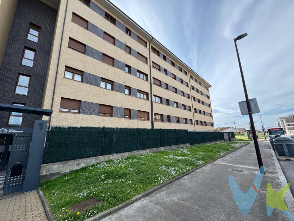 Descubra su próximo hogar en un atractivo piso ubicado en la maravillosa zona de Nuevo Gijón. Este apartamento, ideal para quienes buscan comodidad y modernidad, se encuentra a la venta y es una oportunidad que no querrá dejar pasar.  Esta propiedad de 143 metros construidos discreta y funcional, satisface las necesidades de cualquier familia o comprador exigente.El piso se distingue por sus 81 metros útiles que se distribuyen de manera óptima en tres acogedoras habitaciones, perfectas para el descanso de toda la familia. Encontrará en este hogar un equilibrio perfecto entre funcionalidad y diseño contemporáneo. El salón es el espacio ideal para la relajación y las reuniones sociales, mientras que la cocina, moderna y completamente equipada, invita a disfrutar del arte culinario.Además de las áreas privadas, este inmueble ofrece características adicionales que incrementan su valor y comodidad. Cuenta con un ascensor que facilita el acceso a todas las plantas del edificio, simplificando la vida diaria. Para mayor conveniencia, el piso incluye una plaza de garaje, un recurso valioso que le permitirá estacionar su vehículo de manera segura y sin complicaciones. Igualmente práctico es el trastero que proporciona un espacio adicional para el almacenamiento de aquellos objetos que no necesita tener a la vista constantemente.La localización privilegiada es otra de las grandes ventajas de esta propiedad. Nuevo Gijón es una zona vibrante con una excelente infraestructra y conexiones de transporte público. La proximidad a paradas de autobús y tren asegura que moverse dentro y fuera de la ciudad sea una tarea sencilla y rápida, conectándolo eficientemente con el resto de Gijón y las ciudades cercanas. Esto resulta especialmente beneficioso para aquellos que deben desplazarse regularmente por estudios o trabajo.Gracias a su cercanía con una variedad de servicios y comercios, desde supermercados hasta centros educativos y de ocio, nunca tendrá que ir muy lejos para satisfacer sus necesidades cotidianas. Esta ubicación es perfecta para quienes quieren disfrutar de la vida urbana sin renunciar a un entorno tranquilo y bien comunicado.Imagínese viviendo en un lugar donde la modernidad y la funcionalidad se combinan para ofrecerle un estilo de vida único y confortable. Este piso representa todo eso y más. Visítelo y compruebe por usted mismo todas sus bondades. No pierda la oportunidad de conocer su futuro hogar en una de las zonas más dinámicas de Gijón. Con tantas ventajas reunidas en un solo lugar, este inmueble es una oferta que merece la pena explorar. Programe ahora una visita y deje que este encantador piso le convenza de convertirse en su nuevo refugio. En el precio de venta no están incluidos los impuestos y gastos de notaria. 