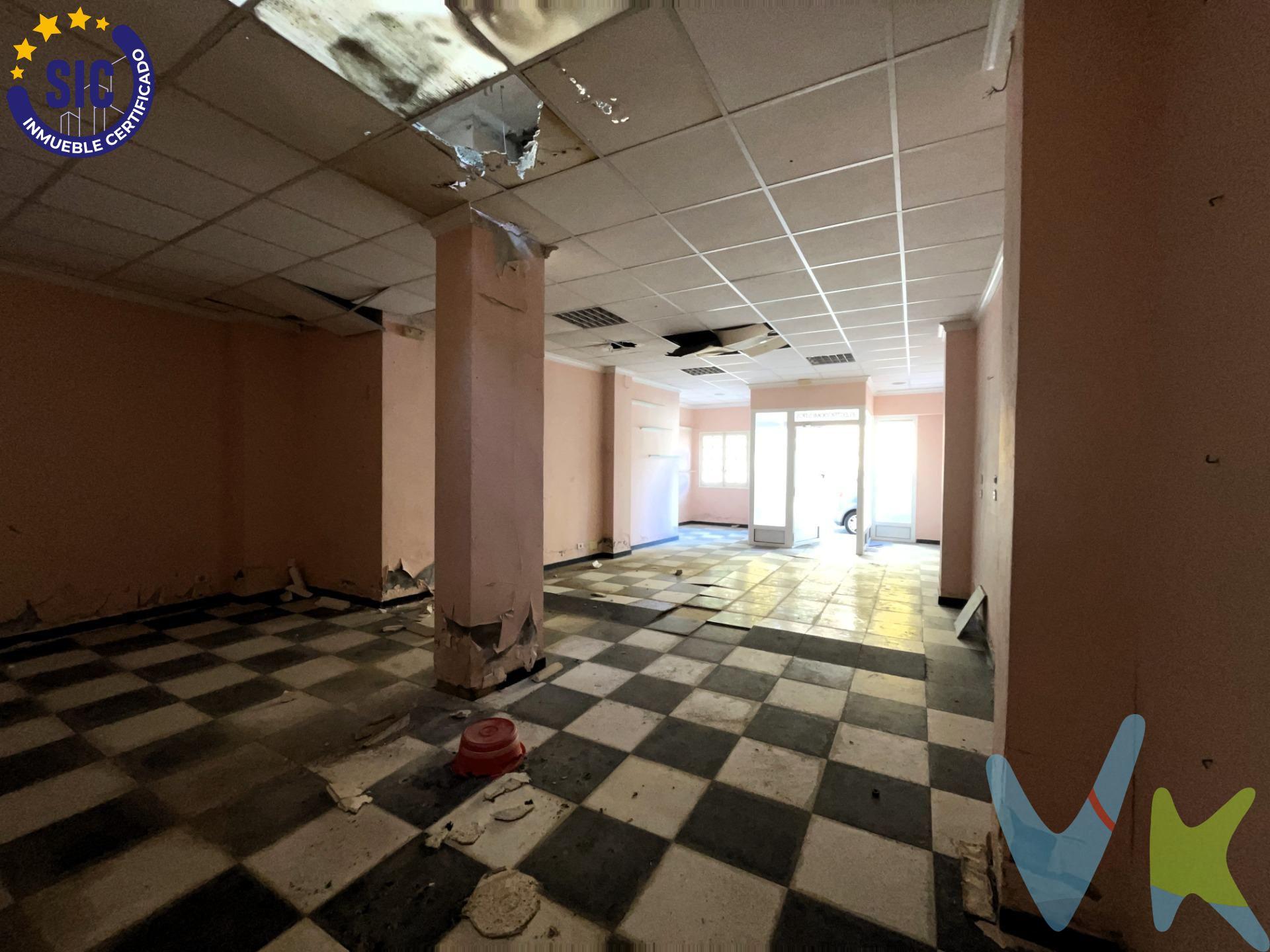 En pleno centro, esta casa adosada te ofrece un lienzo en blanco para crear exactamente lo que necesitas. Actualmente en bruto, puedes transformarla en una vivienda unifamiliar a tu gusto o dividirla en dos pisos independientes, uno por planta, con todas las ventajas de vivir o alquilar en la ciudad. La planta baja permite incluso habilitar un garaje, añadiendo comodidad y valor. Es la opción perfecta para quienes buscan un hogar único, adaptado a su estilo de vida, o para inversores que quieran reformar y aprovechar la alta demanda de alquiler de la zona. Con todos los servicios a mano y excelente comunicación, esta propiedad combina ubicación estratégica, flexibilidad y potencial de rentabilidad. La ubicación es excelente, a poca distancia de la playa y rodeado de todos los servicios básicos que ofrece Oropesa del Mar: supermercados, colegio, centro médico, comercios locales y zonas infantiles. Una inversión que no solo se compra, sino que se transforma en lo que tú decidas: hogar, negocio o ambos. . (*) Cláusula de Transparencia y Desglose de Gastos. En cumplimiento de las obligaciones de información previstas en la Ley 10/2025, de 28 de diciembre, de servicios de atención a la clientela y transparencia, así como en la normativa sectorial vigente, se hace constar que el precio indicado no incluye los gastos e impuestos inherentes a la adquisición, los cuales se desglosan a continuación:. - Impuesto sobre Transmisiones Patrimoniales (ITP): Se aplicará el tipo impositivo vigente en la Comunidad Valenciana, generalmente el 10%, sin perjuicio de tipos reducidos aplicables según las circunstancias personales del comprador o las características del inmueble. El impuesto se devenga sobre el Valor de Referencia Catastral o el precio de venta, aquel que resulte superior. Para una información exhaustiva sobre el funcionamiento, tipos impositivos y bonificaciones del ITP, puede consultar el portal oficial de la Agencia Tributaria autonómica en el siguiente enlace: www.atv.gva.es/es/itpajd. - Gastos de Notaría: Los honorarios notariales se calcularán conforme al arancel oficial regulado en el Anexo I, del Real Decreto 1426/1989, de 17 de noviembre, por el que se aprueba el arancel Notarial. - Gastos de Registro: La inscripción en el Registro de la Propiedad se facturará según el arancel oficial establecido en el Anexo I, del Real Decreto 1427/1989, de 17 de noviembre, por el que se aprueba el arancel de los Registradores de la Propiedad. - Gastos de Gestión: Los honorarios por la tramitación administrativa, liquidación de impuestos e inscripción registral, en el supuesto de ser a cargo de la agencia inmobiliaria, ascienden a 302,50 € (IVA incluido). - Honorarios Agencia del Vendedor: incluidos en el precio publicado. - Honorarios Agencia del Comprador: Se informa que eventualmente podrían existir honorarios profesionales a cargo del adquirente, en aquellos casos en que se hubieran contratado previamente los servicios específicos del encargo de compra y en ningún caso estarán vinculados al precio.