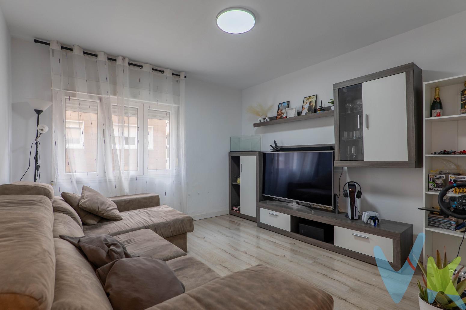En venta vivienda reformada en  Alonso Quintanilla, situada en el barrio de  LA CALZADA. Una zona con todos los servicios a pie de calle y excelente comunicación.  Se trata de una tercera planta sin ascensor, lista para entrar a vivir, distribuida en 3 habitaciones  ( una de ellas con uso de vestidor como se puede observar en las fotos), salón amplio y luminoso, cocina equipada, baño completo-. Exterior y con buena entrada de luz natural.  El piso ha sido reformado en 2016, ofreciendo un espacio cómodo, funcional y acogedor, ideal tanto para vivienda habitual como para inversión.  Ubicación práctica y consolidada, cerca de supermercados, transporte público, colegios, comercios y zonas de ocio. Una oportunidad para quienes buscan una vivienda preparada para entrar a vivir desde el primer día.Se informa a los interesados de que el precio de venta no incluye el Impuesto de Transmisiones Patrimoniales (ITP), ni los gastos de notaría, registro de la propiedad y otros gastos asociados a la compraventa, así como tampoco los honorarios de la agencia inmobiliaria a cargo del comprador.