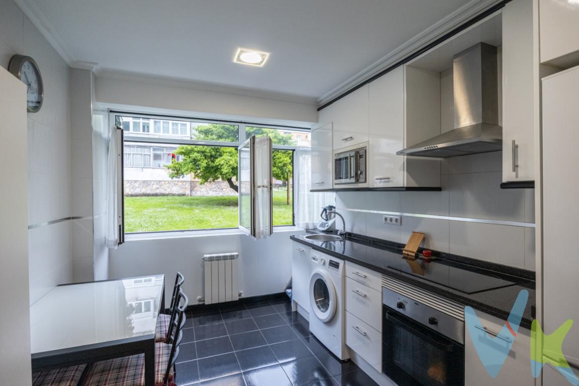 Piso en venta Pumarín Gijón. En el corazón de la vibrante ciudad de Gijón, específicamente en la apreciada zona de Pumarín, se encuentra este acogedor piso listo para ser su próximo hogar. Se trata de una propiedad en venta que ofrece un sinfín de posibilidades, ideal para aquellos que buscan un espacio cómodo y bien ubicado. Con una superficie útil de 67 metros cuadrados y una superficie construida de 77 metros cuadrados, este piso es una opción perfecta para familias o parejas que desean asentarse en un entorno urbano y accesible.El inmueble cuenta con tres  habitaciones una de ellas con armario empotrado, proporcionando el espacio necesario para la comodidad de sus futuros propietarios. Cada estancia está diseñada para maximizar el confort y la funcionalidad, permitiendo personalizar el espacio según sus gustos y necesidades. Además, el piso dispone de un trastero, ofreciendo una solución eficaz para el almacenamiento adicional de objetos personales o artículos de temporada.Lana de roca y pladur en la pared de la ventana en cocina, salón y habitaciones. Calefacción de gas natural. Ventanas de Aluminio. Suelos de tarima y gres. Muy luminoso. Trastero. Reformado. Bajo sin ascensor. La ubicación es uno de los puntos fuertes de la propiedad: a escasos minutos, encontrará una bien organizada red de transporte público que conecta de manera eficiente con el resto de la ciudad. Tener una parada de autobús cercana es un plus para los que necesitan movilizarse con facilidad, ya sea por motivos laborales o para disfrutar de las múltiples actividades que Gijón ofrece.Asimismo, el entorno exterior del edificio no deja indiferente. Los residentes podrán disfrutar de una encantadora zona ajardinada, un espacio verde que invita al descanso y al esparcimiento al aire libre. Este rincón es perfecto para disfrutar de tardes apacibles en contacto con la naturaleza sin salir de casa. Pumarín se distingue por ser una zona que combina tranquilidad y accesibilidad, lo que hace de este piso una oportunidad única en el mercado inmobiliario.Desde el punto de vista de la inversión, esta propiedad es una elección inteligente. La demanda de pisos en esta área es constante, asegurando una buena revalorización a futuro. Sin duda, su estratégica localización y características hacen de este piso una opción atractiva no solo para residir, sino también como proyecto de inversión.La elección de este piso para ser su nuevo hogar puede cambiar por completo su concepto de vida urbana, aportando comodidad, accesibilidad y un entorno enriquecido por áreas verdes. La visita a esta propiedad no le dejará indiferente. Descubrirá un espacio lleno de potencial donde los momentos en familia o con amigos podrán desarrollarse en un ambiente acogedor y bien ubicado.Invitamos a los interesados a contactar y agendar una visita. Este piso en Pumarín es más que una simple vivienda; es una puerta abierta a una calidad de vida superior en una de las ciudades más encantadoras del norte de España. Cada esquina de Gijón espera ser explorada desde su nuevo hogar, y estamos seguros de que este piso puede ser el origen de muchas gratas experiencias. 