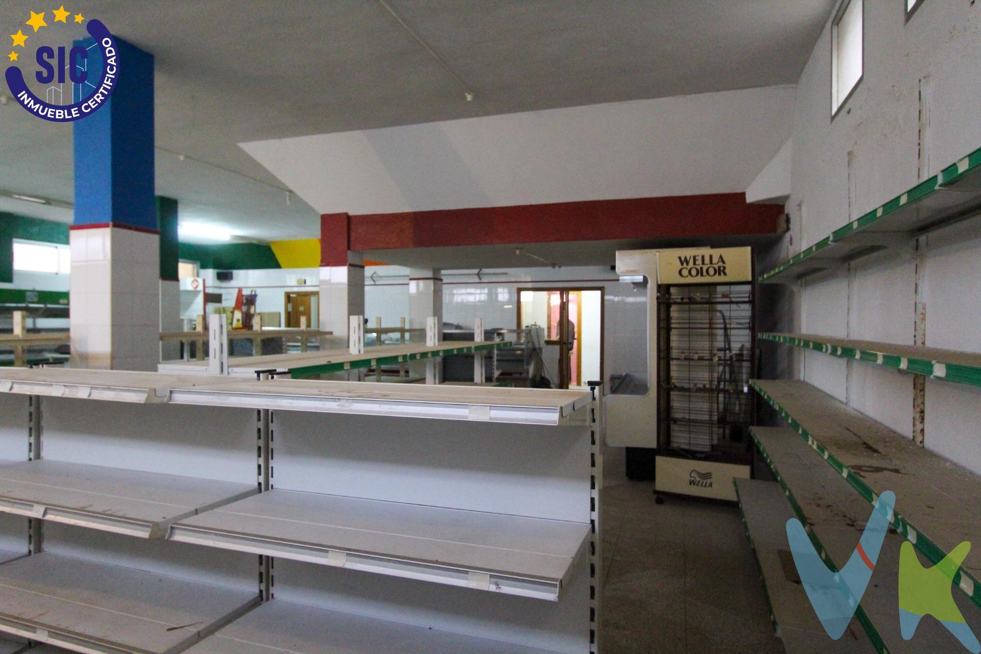 SUPER MERCADO . ¡Gran oportunidad! Local comercial en Tavernes de la Valldigna. 📍 Ubicación: Calle Cantalot, 13 – Zona del Cambro, Tavernes de la Valldigna. 💰 Precio: 70.000 €. 📏 Superficie: 196 m² (206€/m²). Este espacioso local comercial, anteriormente utilizado como supermercado, es una excelente oportunidad de inversión en una de las zonas más activas de Tavernes de la Valldigna. Con una ubicación estratégica y un entorno comercial dinámico, este local es ideal para abrir un nuevo negocio o continuar con su actividad original. Características principales:. ✅ Dos accesos independientes, facilitando el flujo de clientes y logística. ✅ Almacén amplio, ideal para almacenamiento de productos. ✅ Horno para panadería, perfecto para la fabricación y venta de pan y repostería. ✅ Zona de frutería, carnicería y charcutería, con mobiliario y equipamiento incluido. ✅ Listo para abrir, con todo el mobiliario y accesorios necesarios para operar. ✅ Espacio versátil, apto para supermercado, tienda de alimentación, bazar, gimnasio, almacén o cualquier otro negocio. Ubicación y entorno:. El local se encuentra en la zona del Cambro, un área con gran movimiento comercial y educativo, rodeado de negocios y servicios esenciales:. 🏫 Educación: Cerca del Instituto de Educación Secundaria La Valldigna y del Col·legi Sant Miquel, lo que garantiza una afluencia constante de estudiantes y familias en la zona. 📚 Comercios y servicios: A pocos metros del Almacén de Papelería Ofidis, una referencia en material de oficina y escolar. 💪 Deporte y bienestar: Próximo a CrossFit CANVI, un gimnasio que atrae a numerosos clientes interesados en la actividad física. 🛍️ Negocios locales: En la zona también encontramos el Bazar Tavernes, un comercio popular que complementa la oferta comercial del área. ¿Por qué invertir aquí?. Este local es una oportunidad única para emprendedores e inversores que buscan un espacio en una zona clave con gran visibilidad y alto potencial comercial. Gracias a su versatilidad y ubicación, este local se adapta a múltiples negocios con gran proyección de éxito. 📞 ¡No dejes escapar esta oportunidad! Contáctanos para más información o para agendar una visita. La descripción del presente inmueble e imágenes tienen mero carácter informativo y en ningún caso carácter contractual, pudiendo ser modificados por la inmobiliaria comercializadora sin que ello implique responsabilidad alguna frente a terceros. En el precio de venta a público, esta propiedad NO incluye los gastos de adquisición (Notario, registro, gestión, honorarios, etc…).