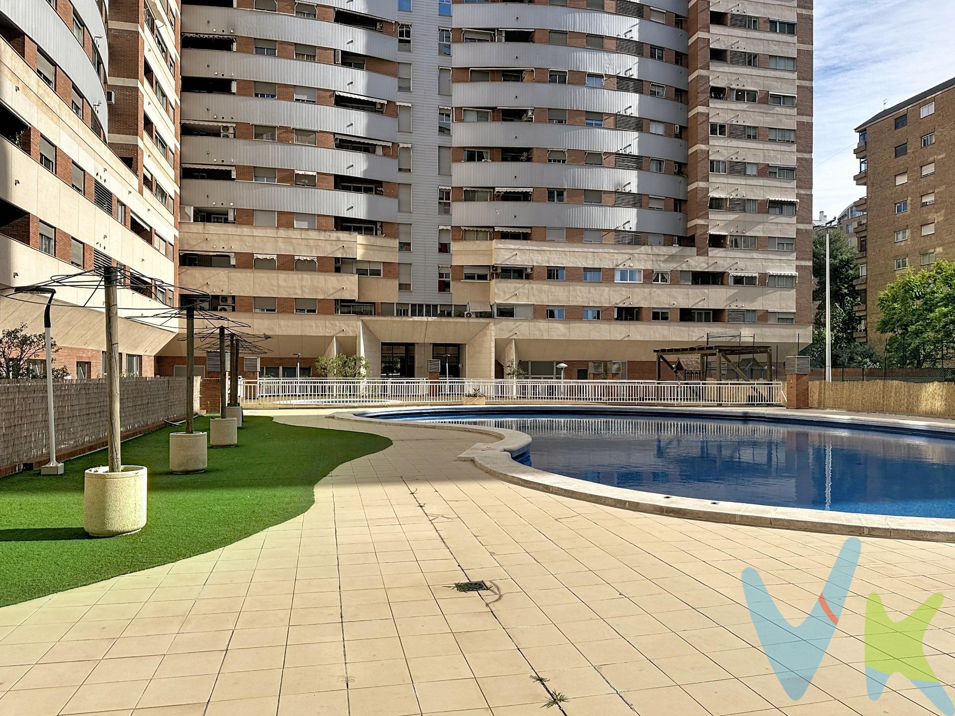 Se vende luminoso dúplex de 100 m² construidos, ubicado en Avenida Amado Granell Mesado nº 65. La vivienda se distribuye en tres habitaciones, una doble con baño en suite y dos habitaciones individuales, todas ellas equipadas con radiadores y ventiladores. Dispone de dos aseos, cocina totalmente equipada y un pequeño balcón con vistas a la calle. Su orientación norte-este garantiza una excelente entrada de luz natural durante todo el día. Incluye plaza de garaje en el mismo edificio. Vivienda ideal tanto como residencia habitual como inversión. VENTA:. PVP 415.000€.  Gastos e impuestos no incluidos en el precio. La compra conlleva impuestos y gastos de formalización para el comprador. A título orientativo se informa que en segundas transmisiones el  ITP  con carácter general en  Valencia  es del  10%, pudiendo existir otros tipos impositivos atendiendo a  las circunstancias  personales del comprador u otras circunstancias previstas legalmente. Base imponible del impuesto el mayor valor entre el precio de compraventa, la tasación o el valor de referencia catastral. En cuanto a los gastos de  notaría y registro, en su caso,  suelen oscilar aprox; entre 1,5% y 2,5% (aranceles variables según precio, n.º de copias y complejidad). El comprador elige notario. Si el comprador precisase de  hipoteca: tasación, condiciones y costes bancarios serán según entidad elegida por el comprador, así como los gastos de gestoría, y cualesquiera otros gastos inherentes a la formalización de la compraventa que legalmente correspondan a la parte compradora, salvo pacto expreso en contrario con el vendedor. El consumidor tiene,  conforme a la normativa vigente, a su disposición información y documentación adicional relativa al inmueble y condiciones de la compraventa, que podrá ser consultada en C/Joaquín Costa 4, bajo 46005 Valencia o urbe2@remax.es. Honorarios de mediación inmobiliaria a cargo del  COMPRADOR: (3% del precio final de venta más IVA (21%), salvo otro pacto.); y  de VENDEDOR (según acuerdo con el mismo). . Se informa al consumidor que la agencia actúa como intermediaria inmobiliaria en la operación, estando cualquier eventual compraventa y sus condiciones sujeta a la aceptación expresa del propietario-vendedor y a la posterior formalización del correspondiente contrato.