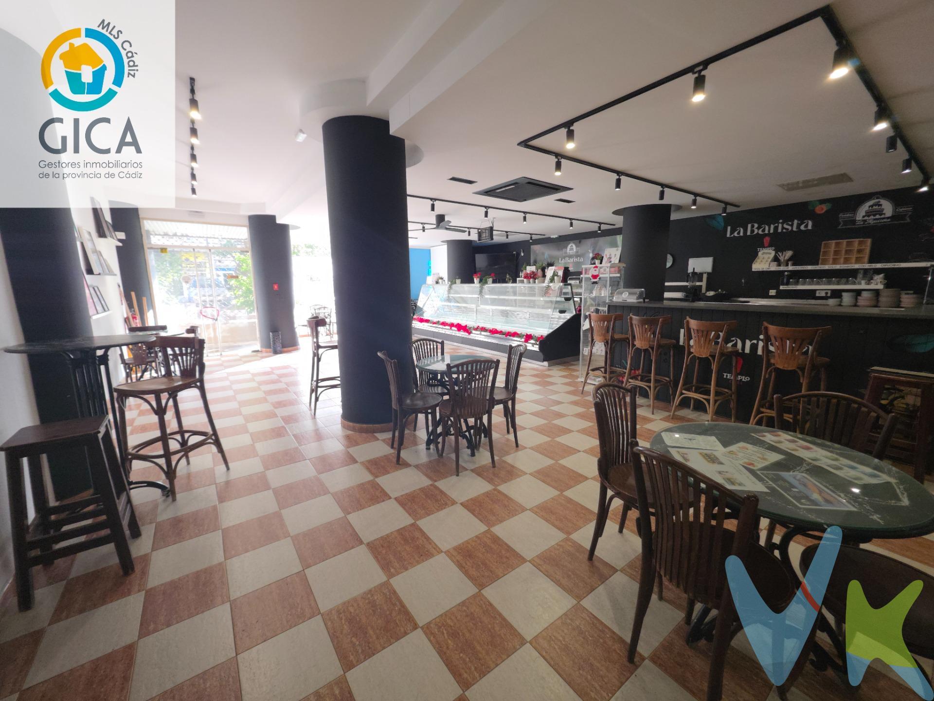 Amplio local comercial de casi 300 m² construidos, situado en una de las zonas con mayor actividad del centro de Algeciras, en calle Ruiz Zorrilla, junto a Correos y a tan solo 150 metros del Centro de Interpretación Paco de Lucía, un enclave cultural que está dinamizando la zona y atrayendo visitantes. El inmueble ha funcionado durante años como una reconocida cafetería–pastelería de la ciudad, lo que aporta un importante valor añadido por su trayectoria y por su completa infraestructura profesional. Se encuentra totalmente equipado, con maquinaria, cocina industrial, obrador, hornos profesionales, cámaras frigoríficas y congeladores, todo en buen estado y listo para su uso. El local cuenta con una gran sala principal de aproximadamente 129 m², ideal para zona de clientes, además de cocina profesional de más de 50 m², obrador, cámara frigorífica, varios almacenes, despacho y varios baños, permitiendo una operativa completa para hostelería o restauración. Dispone además de licencia en vigor, lo que facilita la reapertura inmediata del negocio o la implantación de un nuevo concepto gastronómico sin largos procesos administrativos. Por su superficie, distribución y ubicación estratégica, el inmueble ofrece dos interesantes vías de rentabilidad:. - Explotación directa del negocio, retomando la actividad de cafetería, pastelería o restauración. - Inversión patrimonial, alquilando el local a operadores de hostelería y obteniendo rentas desde el primer momento. Su proximidad a Correos, la Avenida Blas Infante y el Centro de Interpretación Paco de Lucía (a solo 150 metros) lo sitúa en una zona con tránsito constante, ideal para desarrollar un proyecto gastronómico con identidad propia o vinculado al flujo cultural y turístico de la ciudad. Una oportunidad singular por tamaño, equipamiento y ubicación, difícil de encontrar en pleno centro de Algeciras. -----------------------------------------------------------. Transparencia de precio, impuestos y honorarios:. El precio publicado corresponde únicamente al precio de venta del inmueble y no incluye impuestos, gastos de compraventa ni honorarios a cargo del comprador. Impuestos: ITP o IVA+AJD (según la naturaleza de la transmisión). En Andalucía, en segundas transmisiones el ITP es 7% con carácter general, pudiendo aplicarse tipos reducidos (6% o 3,5%) si se cumplen requisitos. Base del impuesto: con carácter general, la base será la mayor entre el precio declarado y el valor de referencia (según normativa aplicable). Gastos de compraventa: notaría, registro y, en su caso, gestoría (desde 2.000€ orientativo, según operación). Honorarios comprador (no incluidos): 3% + IVA, con mín. 3.500€ + IVA si precio < 115.000€. Se informan y aceptan por escrito (hoja de encargo/servicios) antes de la visita y de cualquier gestión vinculada a la compra. Ficha informativa (Decreto 218/2005) a disposición del interesado. Fuentes oficiales: información tributaria y valor de referencia disponibles en fuentes oficiales de la Junta de Andalucía y se facilitan a quien lo solicite. Exclusiva: Por mandato expreso del propietario, este inmueble se comercializa en exclusiva a través de la inmobiliaria. Se ruega no contactar directamente con propiedad/ocupantes/vecinos. . 