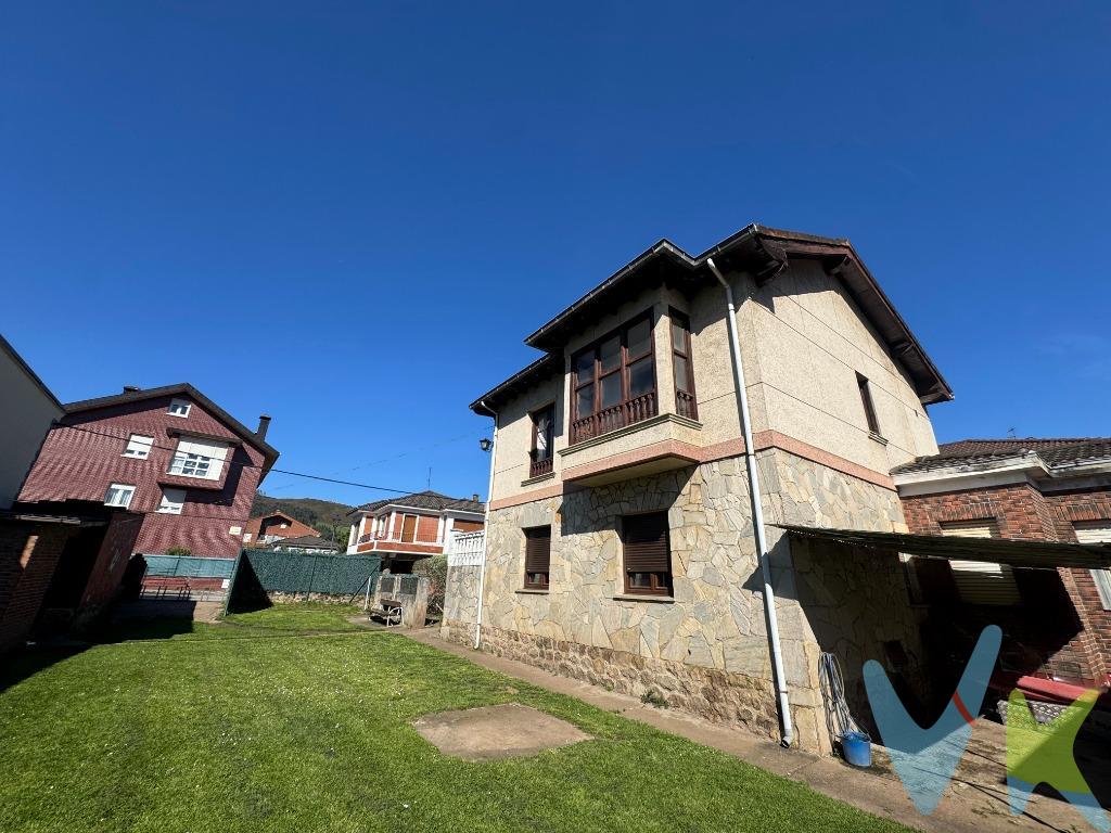OPORTUNIDAD ÚNICA: Casa Independiente con Terreno y Doble Vivienda en el Corazón de Cantabria. ¡Tu nuevo proyecto de vida comienza aquí! Te presentamos esta exclusiva propiedad en la calle La Hoya, Los Corrales de Buelna. Un refugio de paz bañado por el sol donde la independencia y las posibilidades de crecimiento se dan la mano en una de las zonas residenciales más tranquilas y valoradas de la localidad. UN HOGAR BAÑADO EN SOL Y POSIBILIDADES. Imagínate despertando en una casa donde la claridad es la absoluta protagonista. Gracias a su privilegiada orientación Sur y Oeste, la vivienda y su parcela disfrutan de una luminosidad excepcional durante todo el día. Ya sea disfrutando de un café en el patio oeste al atardecer o proyectando un jardín de ensueño en el terreno sur, aquí el espacio exterior es un lujo privado a tu alcance. DISTRIBUCIÓN Y VERSATILIDAD. La propiedad se divide inteligentemente en dos viviendas independientes, ideal para familias numerosas que buscan cercanía pero privacidad, o para inversores que deseen rentabilizar una planta mientras disfrutan de la otra:. Planta Baja (65 m² aproximadamente): Un espacio acogedor y listo para entrar a vivir. Ha sido optimizado con una reforma que añade un tercer dormitorio y un aseo adicional. Cuenta con un salón luminoso, comedor independiente, cocina funcional, baño completo y ventanas renovadas que garantizan el confort térmico. Primera Planta (65 m² aproximadamente): Un lienzo en blanco con un carácter especial. Distribuida en 3 dormitorios, salón, cocina, baño y una encantadora galería que invita a crear un rincón de lectura o un estudio lleno de luz. Esta planta requiere una reforma integral, permitiéndote diseñar el hogar de tus sueños desde cero. Estructura y Exterior: El tejado ya cuenta con aislante térmico, aportando seguridad y eficiencia. Además, la propiedad incluye un garaje en la zona sur para reformar, perfecto para proteger tu vehículo o como zona de almacenaje extra. ENTORNO: CALIDAD DE VIDA EN EL CENTRO GEOGRÁFICO. Ubicada en una zona residencial serena, pero a un paso del vibrante centro de Los Corrales de Buelna. Tendrás a tu disposición:. Conectividad Total: Estación de tren y autobuses, además de acceso inmediato a la Autovía de la Meseta. Servicios a pie de calle: Colegios, institutos, supermercados, centros de salud 24h y una variada oferta de comercio local. Ubicación Estratégica: Situada en el centro de Cantabria, estarás a medio camino entre la costa y la montaña. ¿ES ESTA TU PRÓXIMA INVERSIÓN?. Ya seas una familia buscando espacio y jardín, o un inversor buscando un activo con doble rentabilidad, esta casa es una joya por descubrir. ¡No dejes escapar esta oportunidad! Contacta ahora para programar una visita y descubrir todo el potencial de esta propiedad. Gastos de la transacción: . Compra sujeta al Impuesto de Transmisiones patrimoniales.  El adquiriente deberá hacerse cargo del coste de la escritura y su inscripción en el Registro de la Propiedad. 