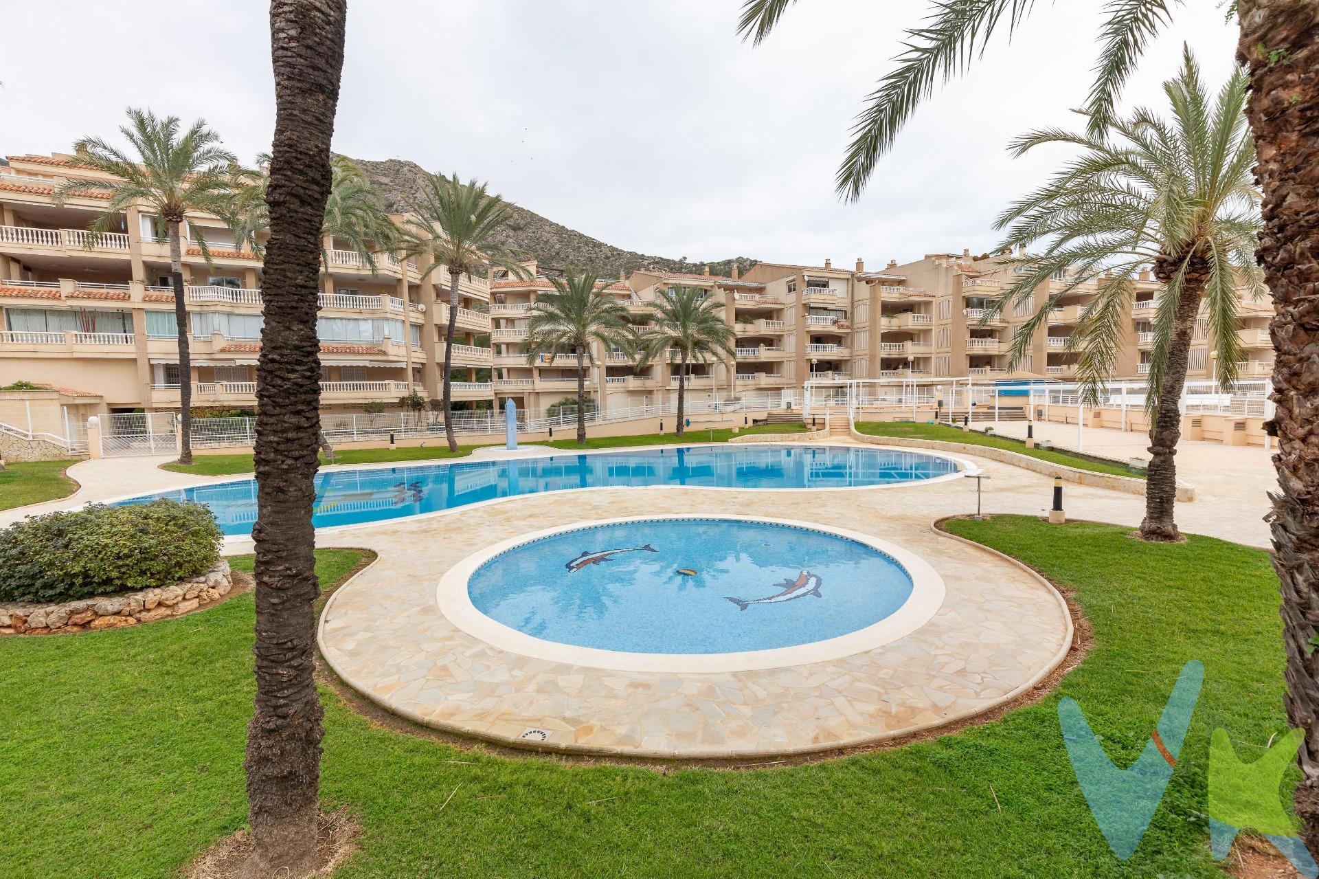 ¡Vive como si estuvieras de vacaciones todo el año! . Te presentamos un apartamento único en Cullera, con el estilo y las comodidades de un resort exclusivo. Este acogedor apartamento es el lugar perfecto para disfrutar del confort, la tranquilidad y la belleza natural que ofrece Cullera. Con acabados modernos y detalles pensados para tu comodidad, es el refugio ideal para ti y tu familia.  Características de la vivienda:. •	Amplio apartamento con salida directa a una fantástica terraza que rodea toda la vivienda. •	2 habitaciones dobles con armarios empotrados vestidos por dentro. •	Cocina totalmente equipada con electrodomésticos de primeras marcas (LG – Balay…). ¡Con puerta de acceso a la terraza, perfecta para disfrutar de tus comidas o cenas al aire libre!. •	2 baños, uno en suite para tu privacidad y el otro para el servicio del resto de la familia y visitas. •	Puertas lacadas en blanco que aportan luminosidad y modernidad a cada rincón de la vivienda. •	Toldos en la terraza, tanto para dar sombra como para mayor privacidad, creando un espacio ideal para relajarte. •	Disfruta de vistas a la montaña, un paisaje que te cautivará desde tu hogar. •	Además, cuenta con un gran trastero, perfecto para almacenar todo lo necesario para tus días de playa y más.  Características del complejo:. •	Chiringuito de servicio para la piscina para que puedas relajarte sin preocupaciones. •	Bar-restaurante, para disfrutar de buena comida sin salir del complejo. •	2 pistas de tenis, 2 de pádel, cancha de baloncesto y futbito: ¡perfecto para los amantes del deporte!. •	Gimnasio totalmente equipado para mantenerte en forma. •	Zona de juegos para niños, ideal para que los más pequeños se diviertan mientras tú descansas. •	2 piscinas (una para adultos y una infantil), para disfrutar del sol y el agua durante todo el año. •	Recinto cerrado y seguro, brindando tranquilidad y seguridad para familias con niños pequeños. Este apartamento combina la comodidad de un hogar con la belleza del entorno natural, ofreciendo todo lo que necesitas para vivir con estilo. Cómodo acceso a la zona de playa a través de una pasarela desde el complejo a la otra parte de la carretera. No te lo puedes perder, solicita una visita. 