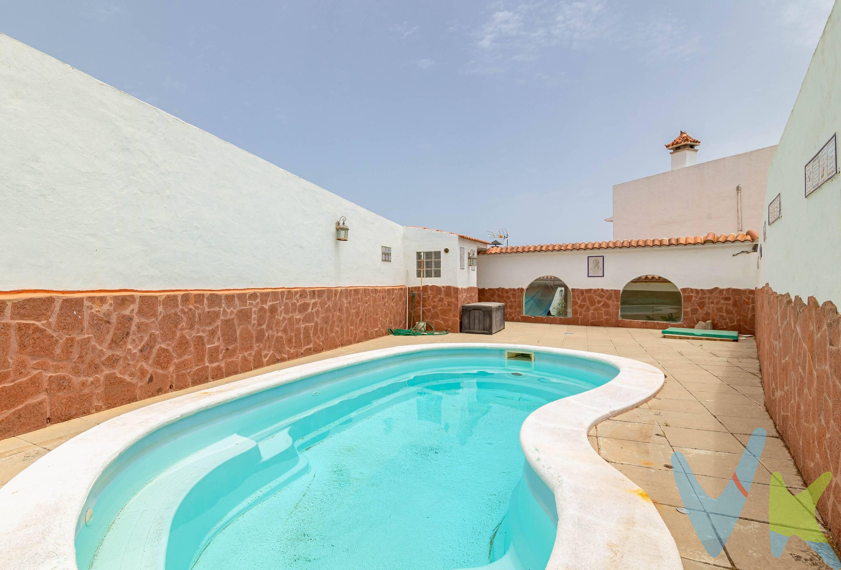 En Arucas, SE VENDE  una vivienda con alma, historia y todas las comodidades que exige la vida actual. Ubicada en el encantador “Lugar Los Castillejos”, un entorno tranquilo y con solo 12 vecinos, esta casa no es solo una propiedad, es un hogar con historia. Muy cerca de la Iglesia de San Juan Bautista y con acceso directo a la GC-1 y GC-2, su localización es tan práctica como especial, estamos a unos 5 minutos del casco urbano y 15 minutos de la capital. . La vivienda cuenta con dos accesos: uno peatonal, que invita a descubrir su esencia más íntima, y otro para vehículos. Nada más entrar, nos da la bienvenida un espacio muy especial: la antigua Escuela de Trasmontaña, hoy convertida en una entrañable bodega donde los sabores y recuerdos se mezclan en cada encuentro familiar o entre amigos. Desde allí, se accede a un precioso patio central de estilo rústico, el alma de la casa, que comunica con todas las estancias. La vivienda se distribuye en dos plantas, con 5 dormitorios, 3 baños completos, dos cocinas equipadas y dos salones amplios y luminosos, uno en cada planta, pensados para el disfrute y la convivencia. . En el exterior, la parcela —completamente vallada— ofrece un entorno acogedor con jardín, garaje con rampa, porche, terraza con barbacoa y horno tradicional, aparte de una piscina climatizada con zona de solárium, perfecta para disfrutarla durante todo el año. NOTA IMPORTANTE: Toda la propiedad, así como los terrenos anexos, están debidamente escriturados y registrados. Una casa con carácter, cuidada al detalle, que espera a quienes sepan valorar lo auténtico.  . Si buscas algo más que metros cuadrados, aquí puedes encontrar tu hogar. DETALLES EXTRA DE ÉSTE CHALET: . La propiedad, cuenta con extras, tales como la wifi y alarma con empresa de reconocido prestigio y sensores en todas las estancias. Vivienda independiente, que se dispone en una sola planta, con el añadido extra de disponer de una segunda planta, moderna, con preciosas vistas de construcción más reciente. Piscina climatizada privada, con zona de solarium. Terraza con barbacoa, comedor y horno. Alarma perimetral, con sensores. DATOS REGISTRALES: . FINCA 1 que cuenta con más de 800 metros urbanos y casi 1000m2 rústicos. Dónde se encuentra la vivienda de dos plantas con casi 350 metros construidos. El resto de la parcela rústica cuenta con plantaciones de naranjos, limoneros, plataneras, durazneros, guayaberos y 130 cepas de parras en espalderas y terreno dónde se plantan papas y hortalizas regularmente. FINCA 2 cuenta con una superficie de casi 800 metros cuadrados y es rústica, donde hay frutas tropicales, tales como aguacates, mangas, papayeros e higueras. Como añadido, ambas fincas cuentan con agua y están dentro de la Comunidad de Regantes de la Montaña de Arucas. La finca cuenta con contador para recoger el agua y llenar 4 aljibes en la finca, la superficie aproximada está en torno a 80 mil litros. Todos los terrenos que componen la propiedad están sectorizados, en función de las plantaciones y los sistemas de riego fijo que requieren, bien por goteos, aspersión u otros, todo controlado por ordenador. Se vende ordenador y canalización de riegos, además de utensilios para fumigar, arar y cultivar las fincas. Todas las estancias están canalizadas, para el aprovechamiento del agua de lluvia. . NOTA: En el precio no entra impuestos ni gastos de notaría y registro.-. . . 