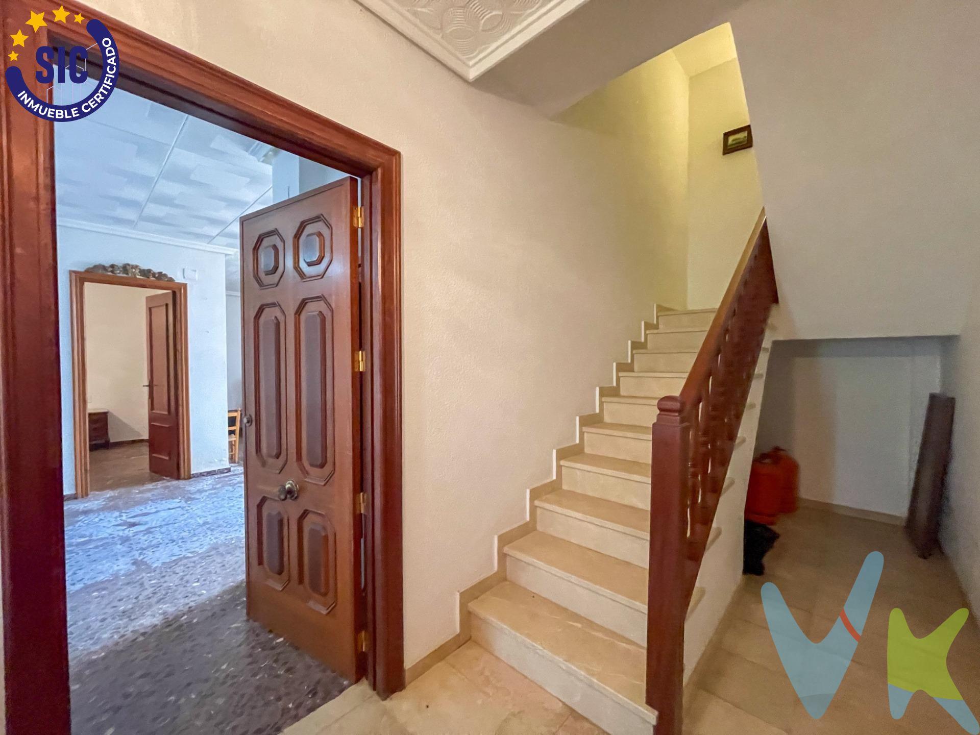 En el corazón de la encantadora localidad de Chera, rodeado de naturaleza, montañas y tranquilidad, te espera una oportunidad que es mucho más que una inversión: es un espacio para construir historias, compartir momentos y crear futuro. Este edificio de tres plantas, construido con solidez en 1985, respira carácter, amplitud y posibilidades. Con 386 m² construidos en total y estructura con vigas de hormigón, es ideal tanto para una familia numerosa que busca vivir unida pero con independencia, como para inversores que quieran obtener rentabilidad creando tres viviendas individuales. En la primera planta (136 m²), encontramos un hogar acogedor con dos habitaciones dobles, un gran salón comedor con chimenea, perfecto para las tardes de invierno, y una amplia cocina interior además de una segunda cocina exterior para disfrutar del aire libre. También cuenta con un lavadero y un patio interior amplio, donde la luz y la calma son protagonistas. La segunda planta (125 m²) ofrece aún más espacio y versatilidad, con cuatro habitaciones (tres dobles y una sencilla), otro salón comedor con chimenea, una cocina con despensa, lavadero, terraza con vistas al valle que te roban el aliento, y balcón a la fachada principal. Cada rincón invita a ser vivido con intensidad y paz. El tercer piso, también de 125 m², es completamente diáfano, con vistas delanteras y traseras, balcón a la fachada principal y muchas posibilidades: desde un loft creativo, un espacio de coworking, hasta una vivienda luminosa a tu gusto. Los tres pisos están conectados por una escalera comunitaria interior, lo que permite tanto su uso conjunto como independiente. Imagina despertar con el canto de los pájaros, preparar un café con vistas al valle y ver a tus hijos o nietos crecer en un entorno sano y natural. O si lo prefieres, transformar esta joya en tres viviendas y obtener ingresos mientras conservas una planta para ti. No dejes pasar esta oportunidad única. Llámanos y ven a descubrirlo. . VENTA:. PVP 160.000€.  Gastos e impuestos no incluidos en el precio. La compra conlleva impuestos y gastos de formalización para el comprador. A título orientativo se informa que en segundas transmisiones el  ITP  con carácter general en  Valencia  es del  10%, pudiendo existir otros tipos impositivos atendiendo a  las circunstancias  personales del comprador u otras circunstancias previstas legalmente. Base imponible del impuesto el mayor valor entre el precio de compraventa, la tasación o el valor de referencia catastral. En cuanto a los gastos de  notaría y registro, en su caso,  suelen oscilar aprox; entre 1,5% y 2,5% (aranceles variables según precio, n.º de copias y complejidad). El comprador elige notario. Si el comprador precisase de  hipoteca: tasación, condiciones y costes bancarios serán según entidad elegida por el comprador, así como los gastos de gestoría, y cualesquiera otros gastos inherentes a la formalización de la compraventa que legalmente correspondan a la parte compradora, salvo pacto expreso en contrario con el vendedor. El consumidor tiene,  conforme a la normativa vigente, a su disposición información y documentación adicional relativa al inmueble y condiciones de la compraventa, que podrá ser consultada en C/Joaquín Costa 4, bajo 46005 Valencia o urbe2@remax.es. Honorarios de mediación inmobiliaria a cargo del  COMPRADOR: (3% del precio final de venta más IVA (21%), salvo otro pacto.); y  de VENDEDOR (según acuerdo con el mismo). . Se informa al consumidor que la agencia actúa como intermediaria inmobiliaria en la operación, estando cualquier eventual compraventa y sus condiciones sujeta a la aceptación expresa del propietario-vendedor y a la posterior formalización del correspondiente contrato.