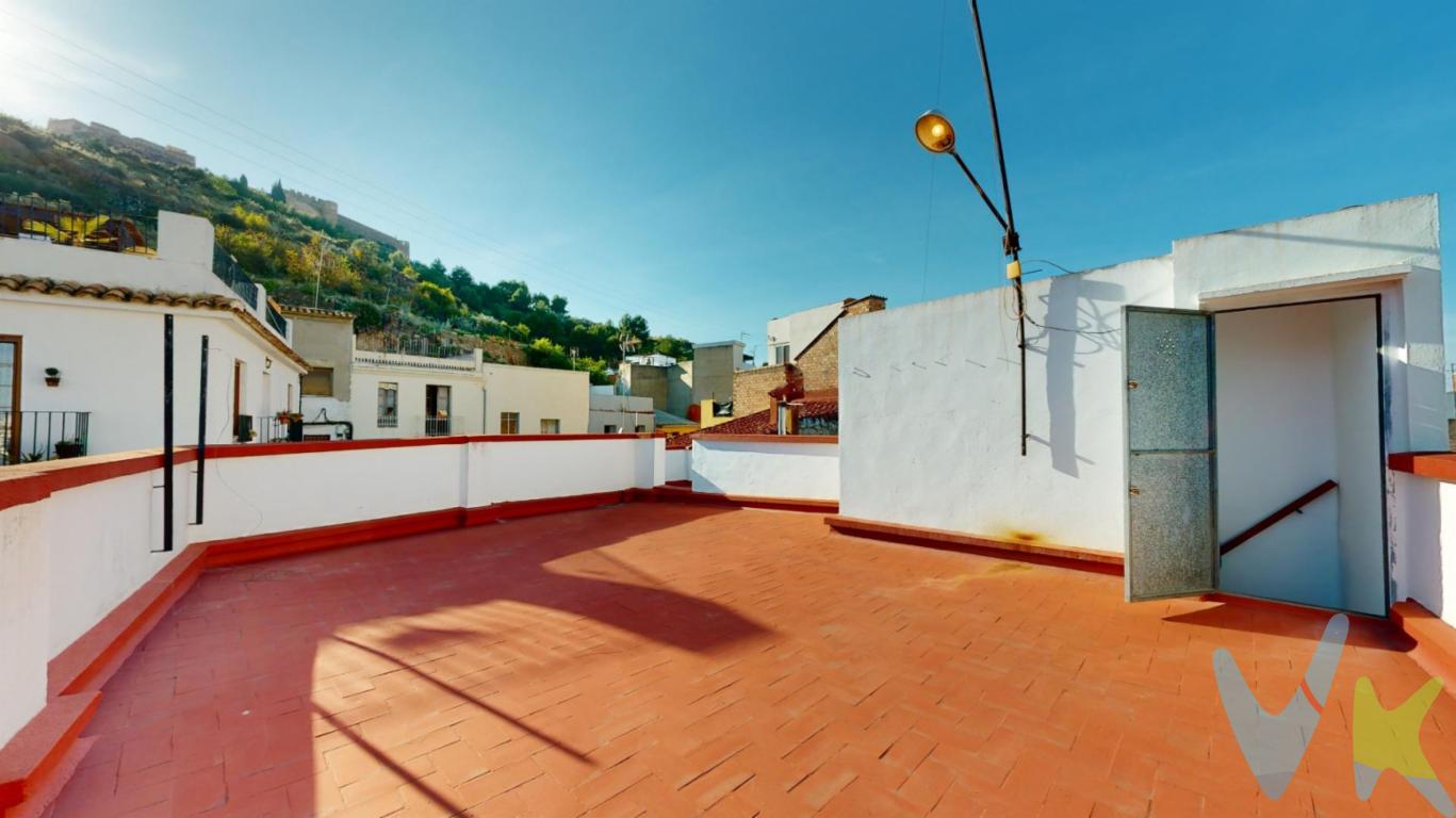 Casa completa en calle Major de Sagunto. 200m² CON GARAJE, 3 TERRAZAS, 4 hab. 3 baños y 2 cocinas.Te presentamos la OPORTUNIDAD de vivir o INVERTIR en esta magnífica CASA INDEPENDIENTE en el casco antiguo de Sagunto en la calle más emblemática e histórica..La vivienda consta de 200m2 de vivienda, 4 habitaciones, tres baños completos, salón,.comedor, 2 cocinas con despensa, 3 TERRAZAS con vistas panorámicas, dos balcones y garaje privado..En la planta baja nos encontramos con un recibidor que da acceso a un amplio salón-comedor, una primera cocina y una segunda adaptada para cocinar a leña con despensa y tragaluz con ventanal..El primer piso cuenta con 2 habitaciones, 1 de ellas más que doble con 2 balcones que dan a la histórica calle Major, 1 baño completo en suite y vestidor. Desde este piso también tenemos la puerta de acceso peatonal al garaje privado de la vivienda..En la segunda planta nos encontramos con dos habitaciones dobles, un baño completo y por si todavía no teníamos suficiente, una magnifica sala de juegos con acceso a una terraza privada..El último piso cuenta con el lujo de 2 terrazas maravillosas desde donde se puede apreciar el mar y con vistas directas al castillo. Gracias a su orientación podrás aprovechar el sol todo el día. Toda la vivienda cuenta con radiadores de gasoil así como split de aire frio/caliente y.portero en las tres plantas. .No lo dudes, sé el primero en llamarnos para poder visitarla..Por mandato expreso del propietario comercializamos este inmueble mediante contrato de multiexclusiva, por el cual numerosas agencias colaboradoras, nacionales e internacionales, ofrecen esta vivienda a sus potenciales compradores, todo ello garantizando un servicio de calidad, un trato fácil, sencillo y sin interferencias de terceros. Por este motivo, se ruega no molestar al propietario, a los ocupantes de la propiedad, a los vecinos o conserjes del edificio o urbanización si los hubiera. Muchas gracias por su comprensión. .La descripción del presente inmueble e imágenes tienen mero carácter informativo y en ningún caso carácter contractual, pudiendo ser modificados por la agencia inmobiliaria sin que ello implique responsabilidad alguna frente a terceros..No incluidos en el precio impuestos, gastos de notaría, registro ni honorarios de la agencia..Esta propiedad se pone a la venta con toda la documentación comprobada y en regla, por lo que ofrecemos GARANTIAS a los compradores..