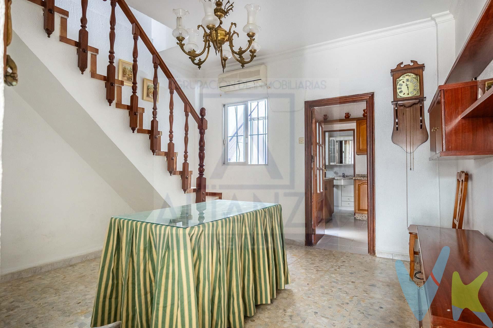 Casa en venta en Camas con azotea y trastero. Magnífica vivienda de dos plantas más azotea, ubicada en zona de Camas, rodeada de todos los servicios necesarios para el día a día: supermercados, centros educativos, transporte público, comercios, zonas de ocio y fácil acceso a Sevilla. La vivienda se distribuye de manera práctica y funcional. En la planta baja encontramos un acogedor salón, cocina independiente, un dormitorio, ideal para personas con movilidad reducida o como despacho, y un baño completo equipado con placa de ducha. En la planta superior se ubican dos amplios dormitorios, ofreciendo un espacio cómodo y confortable para toda la familia. La casa dispone además de un pequeño patio privado con acceso a una agradable terraza y a la azotea transitable, donde se encuentra un práctico trastero que aporta un espacio extra de almacenamiento. Una vivienda con múltiples posibilidades, luminosa y bien distribuida, perfecta tanto para residencia habitual como para inversión. No deje pasar esta oportunidad y venga a visitarla. ¡Puede ser la casa que está buscando!. En cumplimiento de las obligaciones de información previstas Disp. final 3ª de la Ley 10/2025, de 28 de diciembre, de servicios de atención a la clientela y transparencia, así como en la normativa sectorial vigente, y RD 218/2005 de Inf. de la Junta de Andalucía, el precio indicado no incluye los gastos e impuestos inherentes a la adquisición, los cuales se desglosan estimados o con posibilidad de calcularlos a continuación; los gastos más ajustados serán dados en el D.I.A. en la visita a inmuebles, o antes. *Gastos de Notaría: La Minuta se calculará según al arancel notarial oficial: Anexo I, del Real Decreto 1426/1989, de 17 de noviembre. Enlace: notariared.com/calculadora-gastos-compra-vivienda/. *Gastos de Registro de la Propiedad: La inscripción se facturará según el arancel oficial: ANEXO I, del Real Decreto 1427/1989, de 17 de noviembre. Igual enlace anterior. *Gastos de Gestión (Gestoría): Los honorarios por la tramitación administrativa, liquidación de impuestos e inscripción registral ascienden de forma estimativa a [363 € aprox.] (IVA incluido), aunque depende de cada caso, y su dificultad. *Honorarios Agencia del Vendedor: incluidos en el PVP. *Honorarios Agencia del comprador: La agencia prestará los servicios de información, asesoramiento y acompañamiento previstos en el Encargo de Servicios y en el D.I.A. Si solicita servicios adicionales o personalizados, sus honorarios serán informados previamente, de forma individualizada y por escrito, conforme a la libertad de pactos y a la normativa vigente. *Si necesita Financiación, su banco le informará. *Impuesto sobre Transmisiones Patrimoniales (ITP): Se aplicará el tipo impositivo vigente en Andalucía (generalmente el 7%, sin perjuicio de tipos reducidos del 6%. 3,5%, etc, aplicables según las circunstancias personales del comprador o las características del inmueble). El impuesto se devenga sobre el superior entre: 1.- Valor de Referencia de Catastro; y 2.- Precio de venta. Puede calcular su situación personal en el portal oficial de la A.T. de Andalucía. enlace: juntadeandalucia.es/organismos/economiahaciendayfondoseuropeos/areas/tributos-juego/tributos/paginas/impuestos-cedidos-transmisiones.html. 