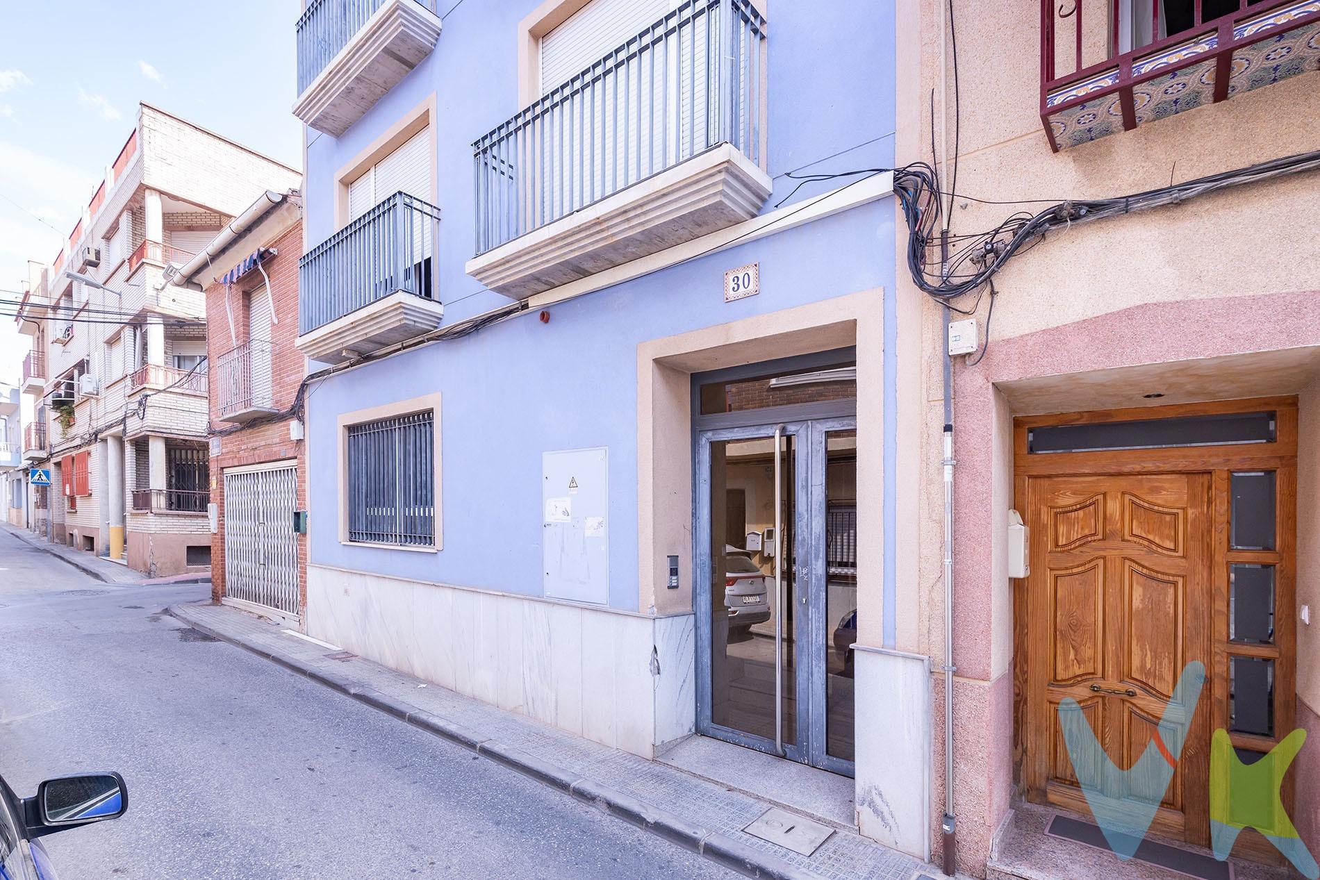 Crea el hogar que siempre has soñado en esta vivienda en planta baja a escasos 5 minutos de la UCAM. Disponde dos habitaciones, dos cuartos de baño, cocina independiente amueblada y con electrodomésticos, salón, y un amplio patio de 15 metros. También disponde aireca condicionado centralizado con bomba de aire frio y calor. Llámanos y concierta tu cita. Cuando te pongas en contacto con nosotros te informaremos de los gastos que no están incluidos en el precio, gastos de compraventa y honorarios de agencia y te ayudaremos para que tu proceso de compra con nosotros se convierta en un [amp;]#Calma: Estado ideal de tranquilidad que tendrás al comprar tu casa con nosotros. *Por último, te vamos a contar una cosa: Los propietarios han confiado en nosotros y nos han contratado en exclusiva para que les ayudemos a vender uno de sus bienes más preciados, su casa, su hogar. Esto para ti, como comprador, será una garantía ya que tendrás acceso a un servicio de calidad, un trato fácil, sencillo y sin interferencias de terceros. Por eso, te vamos a pedir un favor, habla con nosotros, no los molestes, te vamos a ayudar en caso de interés en todo el proceso y te vamos a facilitar toda la documentación e información que precises. Como ya te habíamos dicho, ¡Un servicio de calidad!.