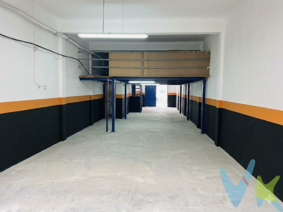 Se vende amplio local en planta baja con *109 m² totalmente diáfanos* en Almazora. Es un espacio perfecto para utilizar como almacén, garaje privado, taller o para adaptarlo por completo a las necesidades de tu negocio. El inmueble destaca por su gran altura y cuenta con un altillo con estructura de hierro, ideal para duplicar la zona de almacenaje o crear un espacio de oficina independiente sin perder metros en la planta principal. Además, dispone de un aseo. Actualmente *no dispone de alta de luz ni de agua*, lo que te permite dar de alta los servicios adaptándolos a la normativa actual según el uso que le vayas a dar.  . Nota importante sobre las imágenes:.  Las fotografías de este anuncio han sido optimizadas digitalmente mediante Inteligencia Artificial (IA) para mostrar el local completamente despejado, limpio y con una iluminación simulada, facilitando así la visualización de todo su volumen, distribución y potencial real. ¿Quieres venir a verlo y valorar todas sus opciones? Contacta con nosotros para programar una visita sin compromiso. ¡Un espacio con estos metros y a este precio no durará mucho!