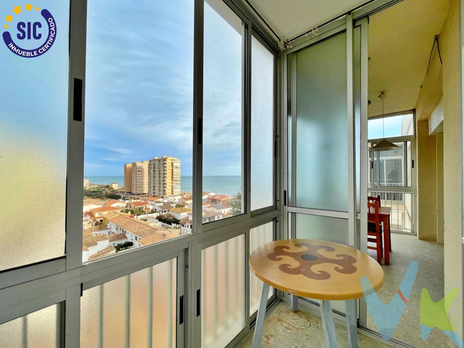 En Venta Coqueto Apartamento en Mareny Blau con vistas al mar y la Albufera. Imagina despertar cada día con la brisa marina y unas vistas privilegiadas al Mediterráneo y la Albufera. Este acogedor apartamento en Mareny Blau (Sueca) te ofrece la oportunidad de disfrutar de un entorno único, a solo 3 minutos andando de la playa, en una zona tranquila y con un ambiente familiar. Situado en la séptima planta de un edificio con ascensor construido en 1972, el inmueble cuenta con 53 m² construidos según Catastro, distribuidos en 1 dormitorio, 1 baño y un luminoso salón-comedor. Lo que hace tan especial a este hogar es su amplia terraza acristalada, accesible tanto desde el salón como desde el dormitorio, un rincón perfecto para relajarse mientras contemplas los atardeceres sobre la Albufera o el azul infinito del mar. El edificio dispone de servicio de conserjería, lo que aporta comodidad y seguridad a sus residentes. Además, en el precio se incluyen acciones del club social, ubicado a pocos metros del edificio, donde podrás disfrutar de sus instalaciones exclusivas, que incluyen piscina, bar y canchas de tenis. El apartamento se encuentra para reformar, ofreciéndote la posibilidad de diseñarlo a tu gusto y convertirlo en el refugio perfecto junto al mar. Si buscas un lugar donde desconectar, con unas vistas inigualables, servicios exclusivos y a pocos pasos de la playa, ¡esta es tu oportunidad!. La descripción del presente inmueble e imágenes tienen mero carácter informativo y en ningún caso carácter contractual, pudiendo ser modificados por la inmobiliaria comercializadora sin que ello implique responsabilidad alguna frente a terceros. En el precio de venta a público, esta propiedad NO incluye los gastos de adquisición (Notario, registro, gestión, honorarios, etc…).