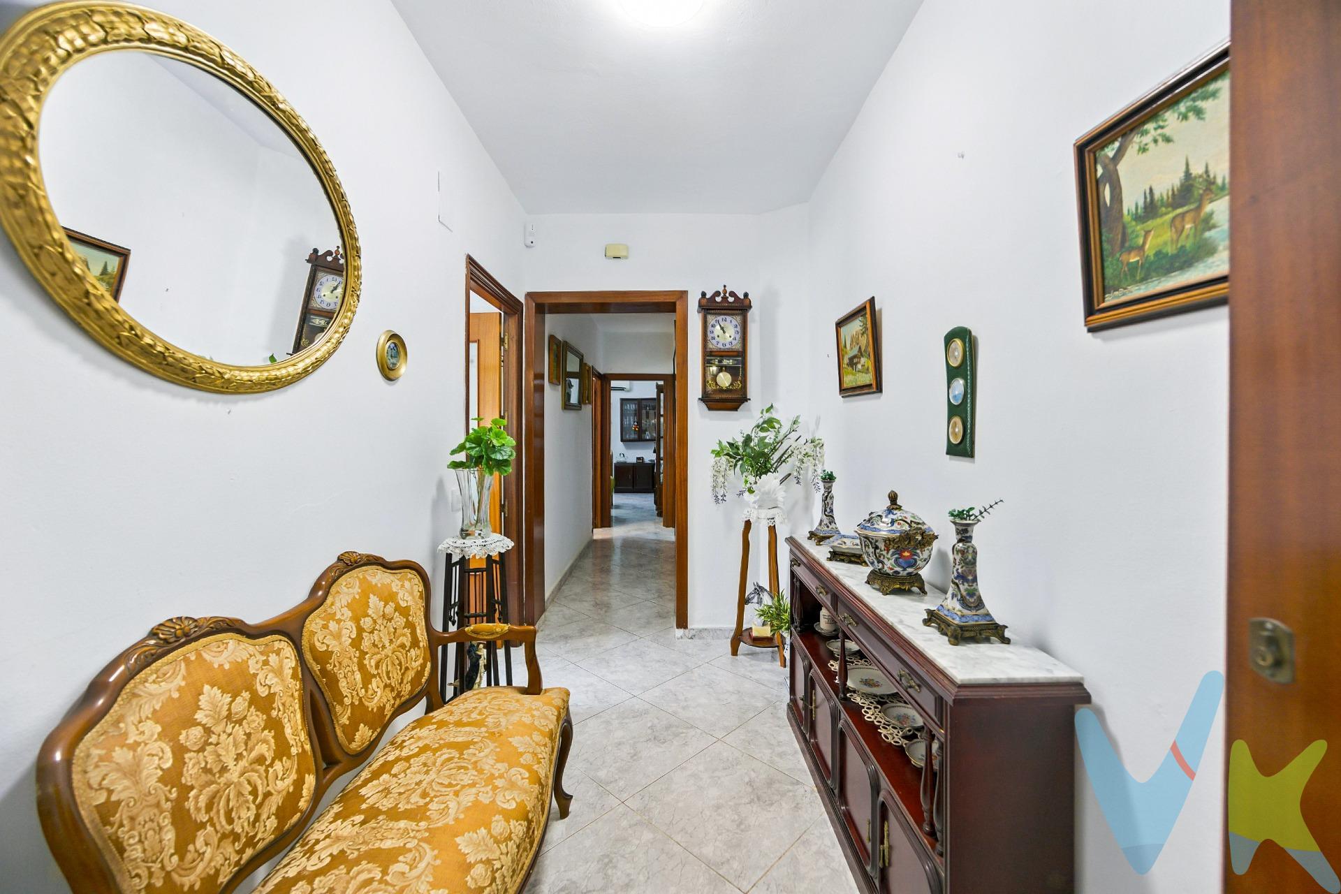 Descubre esta magnífica casa tipo dúplex ubicada en la codiciada Avenida La Libertad, Chiclana de la Frontera. Con un precio competitivo de solo 168.000 €, esta propiedad ofrece una generosa superficie construida de 112 m² y útil de 100 m², perfecta para disfrutar del confort que tu familia merece. 🛏️💼 . La vivienda cuenta con cuatro habitaciones bien distribuidas: una habitación doble ideal como dormitorio principal y tres sencillas ideales para niños o huéspedes 👶👦🛌 . Además, dispone de un baño completo y un aseo adicional 🚽🚿. El estado general es muy bueno; podrás mudarte sin necesidad inmediata de reformas 🙌✔️. Su ubicación estratégica te permitirá acceder fácilmente a servicios locales como supermercados, colegios y transporte público 🚍🍎🥖. No pierdas esta oportunidad única; contacta hoy mismo para más información sobre este encantador hogar donde tus sueños pueden hacerse realidad! 📞✨. NOTA: En la galeria de imagenes, hay algunas, que están recreadas virtualmente, para que sirvan de ejemplo decorativo, para que el cliente pueda tener una muestra de cómo podría quedar la estancia, advirtiendo que el contenido de las mismas no existe en la propiedad. Comercializamos este inmueble en exclusiva, lo que le garantiza el acceso a toda la información y un servicio de calidad. En cumplimiento del Decreto de la Junta de Andalucía 218/2005 del 11 de Octubre, se informa al cliente que los gastos notariales, registrales, ITP y otros gastos inherentes a la compraventa no están incluidos en el precio. Igualmente disponemos del Documento Informativo Abreviado de la Propiedad (D.I.A) , y de un Seguro de Caución para garantizar las cantidades entregadas a nuestra Agencia en concepto de Reserva y/o Arras.