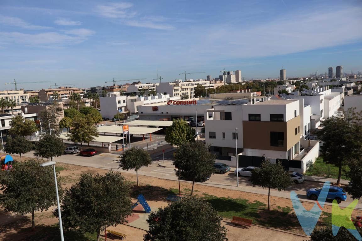  En el corazón de Paiporta, se presenta una oportunidad única con este magnífico piso de VPO en venta.  Este espacioso inmueble ofrece una combinación perfecta de funcionalidad y confort. Situado en la cuarta planta de un edificio erigido en 1997, el inmueble cuenta con una distribución que aprovecha al máximo la luz natural y proporciona un ambiente acogedor y agradable.Este piso dispone de tres habitaciones bien distribuidas. Cada habitación se caracteriza por contar con suficiente espacio para el almacenaje, aportando practicidad en el día a día. La sala de estar, amplia y luminosa, se convierte en el lugar perfecto para relajarse después de una jornada de trabajo o para compartir momentos con amigos y seres queridos.La cocina destaca por su funcionalidad. Además, el piso cuenta con un balcón.PARA LOS QUE VALORAN el espacio y tener para almacenar, esta Vivienda lo tiene con un TRASTERO DE 12m2 en planta.  La comodidad de contar con espacio adicional,  proporcionando soluciones de almacenaje convenientes. Un trastero de 12m2 es un espacio bastante amplio.En este espacio, puedes almacenar todos tus objetos tanto que no usas a diario como los que sí (por su fácil acceso a ellos estando en planta). Además puedes instalar armarios y estanterías grandes para poder organizarlo todo.Asimismo, el piso se completa con la ventaja de poseer una plaza de garaje.Otro punto a favor de esta vivienda es su excelente ubicación. Cerca de la parada del metro, facilitando la movilidad y conectando rápidamente con el centro de la ciudad y con otros destinos clave. Esta cercanía con el transporte público supone una gran ventaja para quienes prefieren moverse en transporte público o desean evitar el tráfico diario.El entorno del edificio es tranquilo, con servicios y comodidades al alcance, como tiendas, supermercados, colegios y zonas verdes.Precio Negociable!Este piso es una elección perfecta tanto para quienes buscan establecer su hogar en un entorno atractivo y bien comunicado: su amplitud, distribución y localización hacen de este inmueble una opción ideal, adaptándose a diferentes estilos de vida y necesidades.Animamos a programar una visita para conocer cada detalle que este magnífico piso ofrece. INFORMACION IMPORTANTE  Gastos de la compraventa a cargo de la compradora no incluidos en el precio del inmueble a tener en cuenta: -        ITP  con carácter general en Valencia es del 10%, pudiendo corresponderle otro tipo impositivo atendiendo a sus circunstancias personales (por edad, renta, situación familiar, primera vivienda habitual ) previstas legalmente.*Base imponible del impuesto el mayor valor entre el precio de compraventa, la tasación o el valor de referencia catastral-        Gastos de notaría y registro, en su caso, suelen oscilar aproximadamente entre 15% y 25% (aranceles variables según valor de compraventa, número de copias).-        Si tramita la inscripción con una gestoría, deberá abonar sus honorarios más IVA (en este caso suele oscilar entre los 250.-EUR y los 450.-EUR + IVA).-        Honorarios de mediación inmobiliaria a cargo del comprador del 4% del precio final de venta más IVA (21%).Se informa al consumidor que la agencia actúa como intermediaria inmobiliaria en la operación, estando la compraventa y sus condiciones sujeta a la aceptación expresa del propietario y a la posterior formalización mediante el correspondiente contrato.la información de esta publicación no es vinculante y puede contener errores; se muestra únicamente con carácter informativo y no contractual.Este inmueble puede experimentar cambios de precio, descripción o ser retirado del mercado sin previo aviso. AGENCIA INMOBILIARIA cumple con la normativa vigente y acredita su capacitación profesional e identificación RAICV 00116, de acuerdo con el Registro de Agentes de Intermediación Inmobiliaria de la C.V  (Decreto 98/2022 de 29 de julio). 