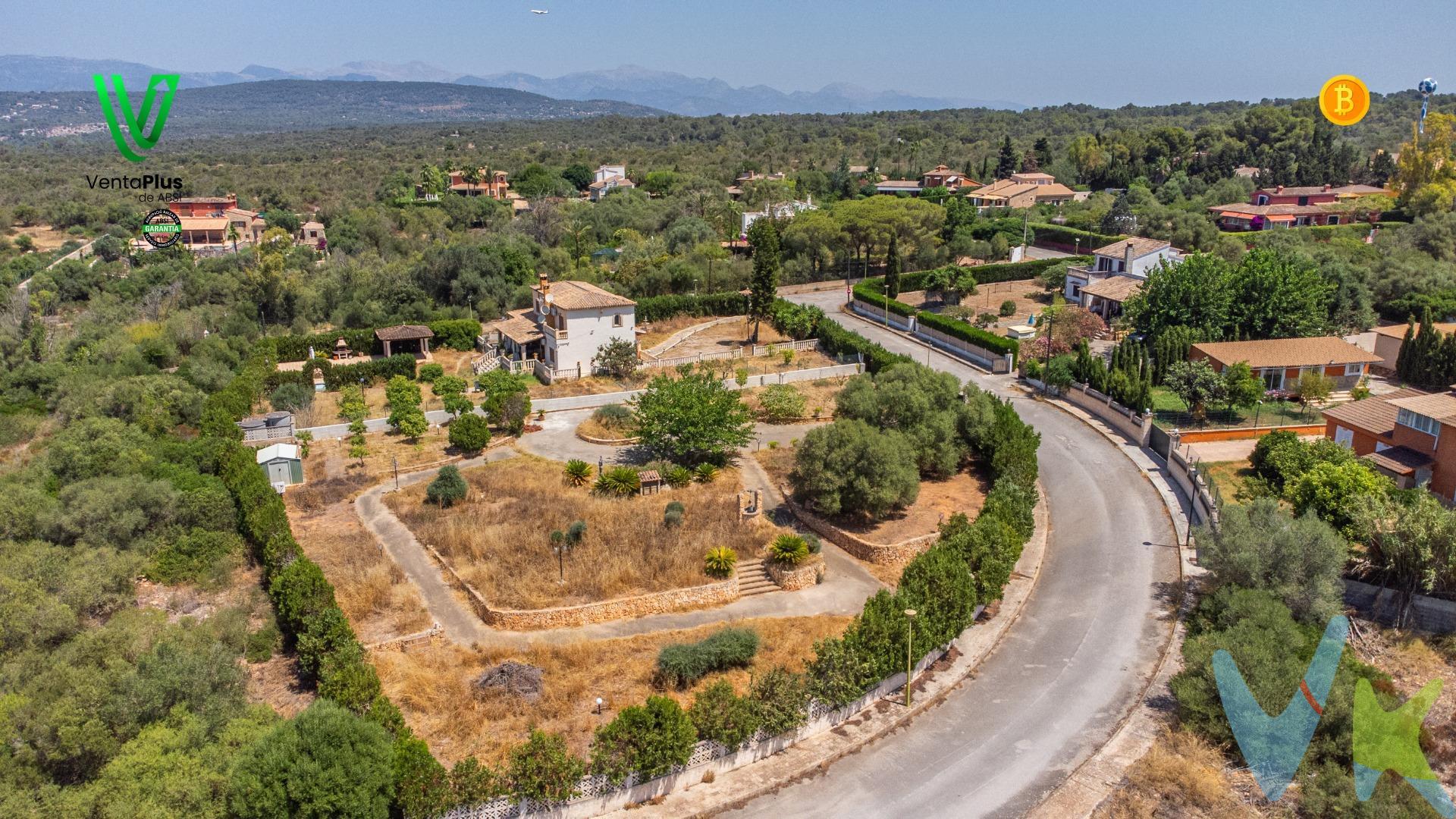 . Oportunidad de inversión en una zona en expansión con gran proyección. Se ofrece amplio solar urbano de 2.264 m² en la zona de Son Gual, dentro del Núcleo Rural NR/86-01, término municipal de Palma (Illes Balears). Clasificado como suelo urbano residencial unifamiliar (RE-UN), ideal para quien busque anticiparse al desarrollo urbanístico de la zona. 📐 Características del solar:. Superficie parcela: 2.264 m². Uso permitido: Vivienda unifamiliar (RE-UN). Parcela mínima: 2.000 m². Fachada mínima: 30 m. Ocupación máxima: 10 %. Altura máxima: 7 m (hasta 2 plantas). Retranqueo frontal: 10 m. Coeficiente edificabilidad neta: 0,12 m²/m². → Edificabilidad estimada: ≈271,68 m² construidos. ⚠️ Importante – Restricción Urbanística Actual. Según la Norma 3.4.4. del PGOU de Palma. Hasta que se apruebe y ejecute el Proyecto de Servicios e Integración Ambiental correspondiente al Núcleo Rural NR/86-01,. no se podrán autorizar obras de nueva planta, ampliaciones ni implantación de servicios. 🔍 Esto convierte el solar en una inversión estratégica a medio/largo plazo, con gran potencial de revalorización una vez se desbloquee su desarrollo urbanístico. ✅ Este inmueble ha sido certificado por ABSI (Asociación Balear de Servicios Inmobiliarios), lo que significa que la agencia comercializadora ha supervisado la documentación necesaria para la compraventa y que el inmueble forma parte de la bolsa de propiedades en multiexclusiva ABSI. 🏢 Inmobiliaria inscrita en el Registre Oficial d’Agents Immobiliaris de les Illes Balears. NÚMERO REGISTRO: GOIBE747077/2024