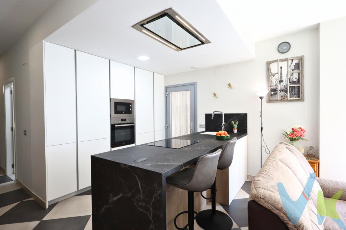 ¿Buscas una vivienda que lo tenga todo? Esta propiedad es un referente de diseño contemporáneo y eficiencia, asentada sobre un solar de 211 m² con una construcción total de 207 m².Planta Principal: Comodidad y Alta GamaLa distribución está pensada para aprovechar cada metro con un estilo limpio y funcional:Dormitorio Principal: Situado a la izquierda según entras en la vivienda, se encuentra este amplio dormitorio doble, diseñado para ofrecer la máxima comodidad en la planta principal.Baño de Diseño: Equipado con plato de ducha y un avanzado sistema de extracción de vaho y humo, manteniendo el ambiente siempre despejado y seco.Cocina \"Open Concept\": Un espacio de revista con mobiliario de la exclusiva marca Fiona. Cuenta con electrodomésticos integrados (incluyendo horno Balay) para una estética limpia. Destaca su impresionante isla de granito marmolado y una campana de techo Nodor, casi invisible.Salón-Comedor: Un espacio bañado en luz gracias a sus ventanales gigantes. Todas las ventanas y correderas son de la prestigiosa marca Strugal, con cristales de gran grosor que garantizan un aislamiento térmico y acústico impecable. Exterior: Un Paraíso de 120 m²La vida exterior es la gran protagonista de esta casa gracias a su generosa terraza de 120 m²:Zona Social: Incluye un paellero completo y un aseo exterior de cortesía, perfecto para disfrutar con amigos y familia sin necesidad de entrar a la vivienda.Parking Privado: Espacio dentro de la misma parcela con capacidad para 2 o 3 coches. Planta Superior: Solárium y Versatilidad TotalA través de la escalera exterior, accedemos a la planta alta, un espacio con infinitas posibilidades:Terraza Solárium: Un rincón privilegiado donde da el sol prácticamente todo el día, ideal para instalar hamacas y un jacuzzi.Segunda Vivienda o Suite: En el interior encontramos una habitación, un baño con ducha y un salón con balcón. Está proyectado para poder instalar una cocina y crear una vivienda independiente o ampliar el número de dormitorios (solo faltan puertas y marcos). Tecnología de VanguardiaLa casa está equipada para el máximo confort y ahorro:Sistema de Aerotermia, descalcificador integral y tomas de Wi-Fi distribuidas por toda la propiedad. Ubicación EstratégicaSituada en una zona inmejorable de La Pobla de Vallbona, con acceso inmediato a colegios, farmacias, hipermercados, gasolineras, restaurantes y zonas de ocio. ¡Una oportunidad única de adquirir una vivienda moderna, eficiente y lista para adaptarse a tus necesidades! Ven a visitarla. 