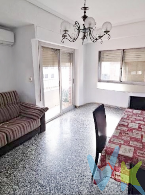 Piso con ascensor de 3 habitaciones, balcón junto calle Valencia  Te presentamos esta acogedora vivienda situada junto a la calle Valencia, frente al Centro de Salud, en una zona cómoda y bien comunicada, con fácil acceso a la autovía y rodeada de todos los servicios necesarios para el día a día: supermercados, paradas de autobús, comercios y con posibilidad de ir al metro andando.    Ubicada en una cuarta altura con ascensor (en este momento no funciona), la vivienda disfruta de una agradable entrada de luz natural que llena de vida cada estancia. En sus 77m² dispone de tres habitaciones, un baño completo, un luminoso salón comedor con salida a un balcón donde asomarse al exterior y dejar entrar el aire y la luz, y una cocina equipada lista para el uso diario.    Además, cuenta con aire acondicionado tipo split que aporta confort durante los meses más cálidos.    Una vivienda práctica, luminosa y bien situada, ideal tanto para vivir como para invertir en una zona con todos los servicios al alcance.    Si tienes que vender antes tu vivienda, llámanos y te asesoramos cómo hacerlo para además tener los mínimos gastos posibles y todas las garantías.  Agencia Registrada con el nº00516 en el Registro Obligatorio de Agentes Inmobiliarios de la Comunidad Valenciana    Por mandato expreso del propietario, COMERCIALIZAMOS ESTE INMUEBLE EN EXCLUSIVA, lo que le garantiza el acceso a toda la información, a un servicio de calidad, un trato fácil, sencillo y sin interferencias de terceros. Por este motivo, se ruega NO MOLESTAR AL PROPIETARIO, a los ocupantes de la propiedad o a los vecinos. Muchas gracias por su comprensión.   La oferta está sujeta a cambios de precio o retirada del mercado sin previo aviso. Este anuncio en su conjunto, incluyendo textos, fotos, imágenes o cualquier otro contenido de este, no es vinculante dado que la información es ofrecida por terceros y puede contener errores. Se muestra a título informativo y no contractual.  El precio del inmueble no incluye los honorarios de la agencia que ascienden al 4%+IVA del precio final del inmueble, ni los gastos de notaría y registro de la propiedad (que están sujetos a aranceles y varían dependiendo del precio de escrituración), ni los impuestos (que en la Comunitat Valenciana varían dependiendo del precio del inmueble y de las características personales del comprador).  Esta propiedad se pone a la venta con toda la documentación comprobada y en regla, por lo que ofrecemos GARANTIAS a los compradores.