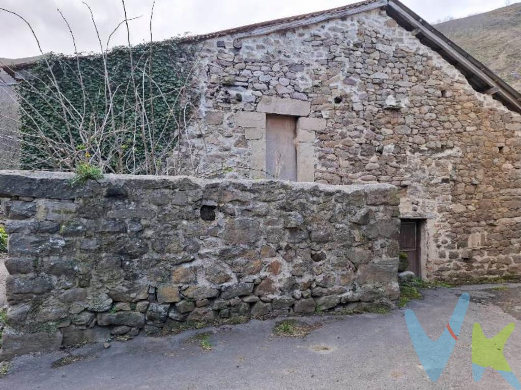 Proyecto con Encanto en el Corazón del Valle de CabuérnigaSi el Valle de Cabuérniga siempre ha despertado algo especial en ti, esta es tu oportunidad de formar parte de su historia. En la pintoresca localidad de Saja, te espera una casa con carácter, lista para ser transformada en el refugio que siempre soñaste.¿El precio? 20.000 EUR. No, no es un error. Es una oportunidad real que cuesta creer pero que no deberías dejar escapar.La vivienda necesita reforma integral, sí, pero cuenta con metros más que suficientes para diseñar un espacio a tu medida. Además, el espacio que ocupaba la antigua cuadra ofrece el lugar perfecto para crear ese jardín o terraza que tanto deseas, un rincón verde donde respirar tranquilidad.Rodeada de naturaleza, esta casa es ideal para desconectar, disfrutar de rutas de senderismo, aire puro y la paz que sólo este valle puede ofrecer. Ya sea como vivienda habitual, segunda residencia o inversión, el potencial es enorme.¿Te imaginas despertar cada día en este entorno privilegiado? Ven a visitarla y empieza a soñar con lo que puedes construir aquí. ¡Las oportunidades como esta no se repiten!