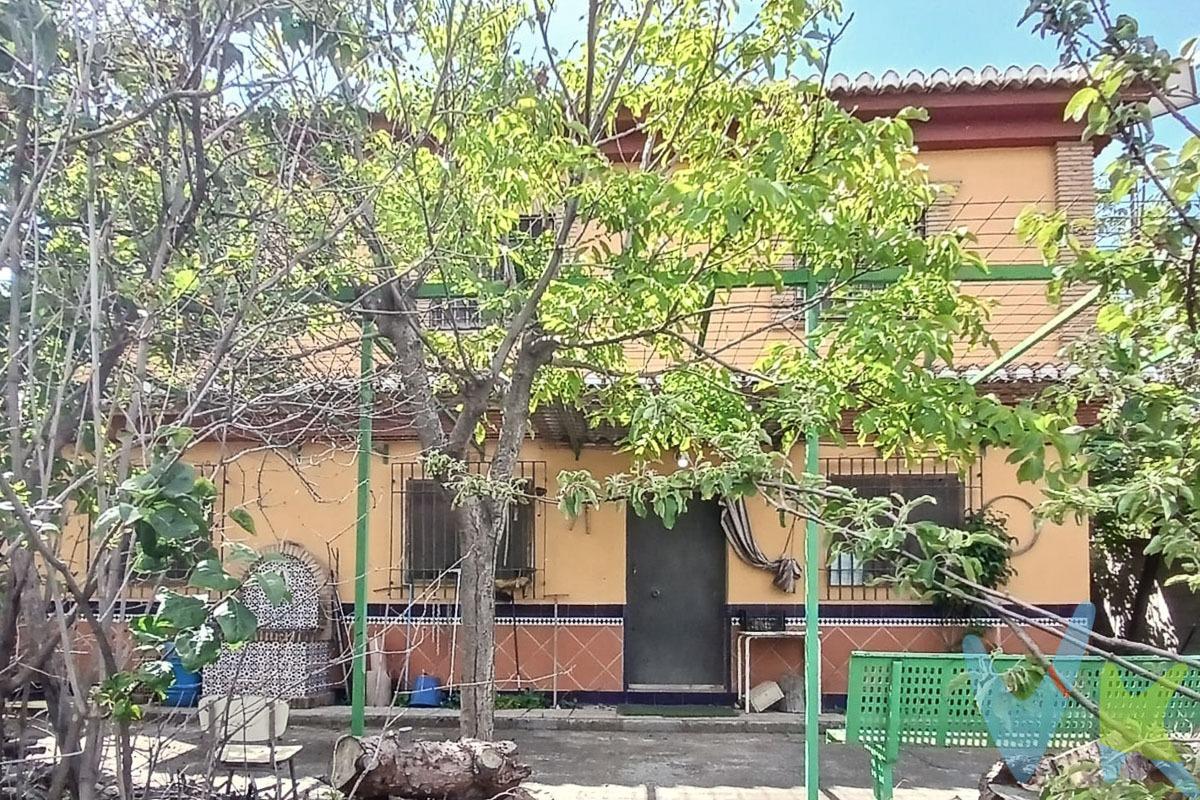 Ponemos a la venta esta preciosa finca rústica con vivienda en el Paraje La Solana, en uno de los accesos a los Cahorros, del término municipal de Monachil, a unos 2 km del casco urbano de la población. Enclavada en una parcela de 1.780 m2, la finca cuenta con vivienda de 62 m2. 🏡 Características principales de la vivienda:.         •	🛋️ Amplio salón con chimenea. 	•	🍳 Cocina integrada al salón. 	•       📦 Despensa. 	•	🛏️ 3 amplios dormitorios. 	•	🚿 1 baño completo. 	•	🍳 Cocina integrada al salón. 	•	📍 Ubicación de ensueño. Además, tiene una segunda edificación de 14 m2 actualmente destinada a almacén así como una piscina de 12 m2.  🏞️ Cuenta con unas vistas espectaculares al pueblo de Monachil y a la ciudad de Granada así como al valle y montes donde se encuentra enclavada. 💧Se abastece de agua de manantial y 💡la electricidad es mediante placas solares. Se está actualizando la documentación para adaptar la situación física a la documental. 📞 No te lo pienses y llámanos para visitarla!. Ref. N352 . * El PVP indicado no incluye impuestos ni gastos de Escritura. * Honorarios agencia no incluidos. * Las superficies expresadas en esta página tienen carácter descriptivo y son aproximadas. * Los precios pueden ser susceptibles de modificación sin previo aviso. * Esta propiedad se vende sin muebles.
