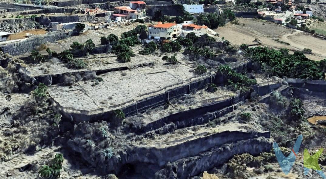 Oportunidad  de adquirir terreno rústico en el valle de Tenoya, de 10.001 m2. En este  terreno de fértil suelo, en su época  se cultivaba  mangos, naranjos, uvas, plátanos y aguacates, lo que garantiza un suelo rico y productivo para quien desee retomar su explotación agrícola. Es un suelo agrícola de Protección agraria 1, siendo una zona de muy alto valor agrario por su alto valor productivo.  Este terreno de 10.001 m2 incluye:. . *Acceso privado* a la finca. *Estanque propio* con una capacidad de 3.000 m3. *Horas de agua de la heredad de Tenoya, asegurando suministro para riego. *Participaciones en dos tuberías de regantes, la del Toscón que parte desde Teror hasta el Toscón. La Tenoyera que discurre desde el Toscón hasta Tenoya. *Garaje* . *Cuarto de Goteo* para suministrar agua a la finca*. *Cuarto de Apero*. *Cuarto de almacenaje*. Una  oportunidad para desarrollar un proyecto agrícola o disfrutar de la tranquilidad de la vida rural en un paraje natural. También, con este terreno se vende un piso anejo de 173m2, con vistas al valle de Tenoya, a pie del terreno. (*precio del piso a consultar*). Se trata de un amplio piso en planta primera de casa terrera, en el Valle de Tenoya.  Este piso,  independiente,  en la planta primera de una casa terrera, ideal para reformar a su gusto. La vivienda tiene una superficie de 173 m² y se distribuye en 5 habitaciones exteriores, tres de ellas con armarios empotrados, incluyendo una habitación principal con baño en suite y balcón privado. Además, cuenta con dos baños más, una cocina abierta, con despensa, que conecta con un salón espacioso y un cuarto de lavado. Este inmueble cuenta con una amplia terraza con vistas al campo. La propiedad dispone de dos plazas de aparcamiento privadas y un práctico cuarto trastero. Para más información o concertar una visita, no dude en contactarnos. Los gastos e impuestos derivados de la compraventa no están incluidos en el precio. Los datos expuestos son meramente orientativos y se encuentran sujetos a errores u omisiones involuntarias. 