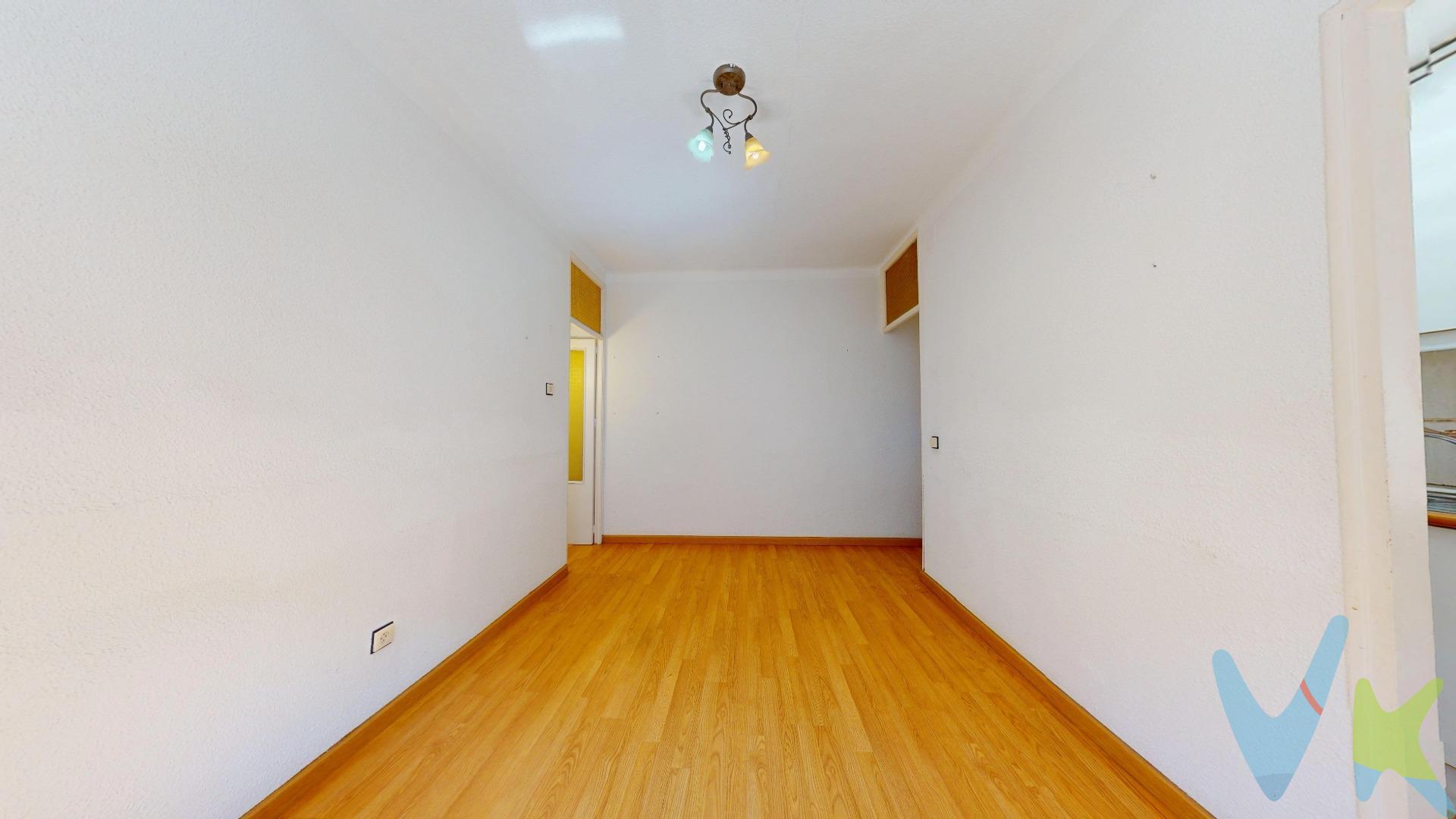 Magnifica oportunidad de comprar una vivienda en buen estado y bien ubicada a un precio sin competencia por calidades y situación de la misma. 59 metros cuadrados, 3 dormitorios, salón cocina y cyarto de baño , con muchas posibilidades de hacer salón con cocina americana , dejarlo en 2 dormitorios ect. Las calidades son las siguientes, puertas interiores de madera hueca,  suelos de tarima y gres, ventanas de pvc  oscilobatientes,  acometida de gas natural, actualmente no tiene calefacción la vivienda. Edificio consta de ascensor,  4 alturas y 4 vecinos por planta, vecinos inmejorables de la zona, ITE favorable. El entorno cuenta con todo tipo de infraestructuras, cercano al centro de salud Federica Montseny con todo tipo de especialistas y rehabilitación, metro Miguel Hernández línea 1 a 15 minutos de la Puerta Del Sol, varias líneas de autobuses 57, 54, 58, 142, 143, 144, 103 y nocturno, galería comercial, supermercados, colegios, centros lúdicos, bibliotecas, farmacias, entidades bancarias y todo tipo de negocios relacionados con el sector textil y de la hostelería, Acceso cercano a M-30 y A-3, parques y zonas infantiles. No se la juegue con una de las compras más importantes de su vida, 30 años en la zona nos avalan. En cumplimiento de lo dispuesto en el artículo 20 del Texto Refundido de la Ley General para la Defensa de los Consumidores y Usuarios, en su redacción vigente desde el 28 de diciembre de 2025, se informa expresamente de que el precio publicado no incluye los impuestos ni los gastos adicionales derivados de la compraventa, tales como el Impuesto de Transmisiones Patrimoniales o el IVA en su caso, Actos Jurídicos Documentados, aranceles notariales y registrales u otros gastos inherentes a la operación, los cuales se determinarán en función del precio final de cierre de la compraventa. El precio final ofertado respeta la normativa reguladora de precios que resulte aplicable. Asimismo, la presente operación devengará honorarios de intermediación profesional equivalentes, como máximo, al 3% del precio final de compraventa, más el IVA vigente, que serán abonados por la parte compradora.