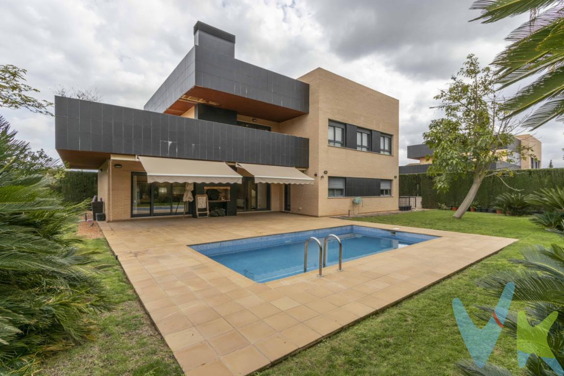 Exclusiva Vivienda Independiente con Piscina en BéteraDescubra esta magnífica casa independiente en Torre En Conill, Bétera, una localidad que combina la tranquilidad residencial con la cercanía a todos los servicios. Construida en 2007, esta propiedad ofrece una combinación perfecta de amplitud, confort y elegancia, ideal para quienes buscan un hogar espacioso en un entorno privilegiado.Espacios Amplios y FuncionalesCon una superficie construida de 440 m² y 365 m² útiles, esta vivienda destaca por su distribución inteligente y su luminosidad. Gracias a su diseño de planta abierta, los espacios fluyen de manera natural, creando un ambiente acogedor y funcional.Dispone de cinco habitaciones amplias, perfectas para adaptarse a cualquier necesidad familiar o personal: dormitorios, despacho, gimnasio o sala de juegos. Además, cuenta con un aseo de cortesía, ideal para la comodidad de residentes y visitantes.Consta de tres plantas: sótano, baja y alta. La planta de sótano está parcialmente diáfana y destinada a aparcamiento de vehículos, y parcialmente distribuida en aseo, depuradora, cuartos de instalaciones, trastero, lavadero y dos habitaciones. La planta baja, con acceso directo a la vivienda para personas y vehículos desde la calle. Está destinada a jardín, garaje para aparcamiento de vehículos y zona de día, que consta de vestíbulo, salón-comedor, cocina-office, aseo, un dormitorio con baño y dos terrazas descubiertas, una situada en el límite del frente y la otra en el límite de la izquierda, en esta última hay una piscina. La planta alta, destinada a zona de noche, consta de cuatro dormitorios, uno de ellos con baño y vestidor, un baño y terraza. Estas plantas se comunican por una escalera interior. Comodidad y Calidad en Cada RincónCada detalle de esta casa ha sido pensado para ofrecer el máximo confort. Los acabados de alta calidad y los materiales seleccionados garantizan durabilidad y elegancia en cada estancia. La vivienda ofrece amplios espacios de almacenamiento y una distribución equilibrada, asegurando comodidad en el día a día.Zona Exterior Privada con PiscinaEl exterior de la vivienda es un auténtico refugio de tranquilidad. Un jardín privado con piscina se convierte en el espacio perfecto para relajarse y disfrutar del clima mediterráneo. Este entorno ajardinado no solo aporta privacidad, sino que también ofrece un espacio ideal para reuniones familiares y momentos de ocio al aire libre.Garaje Privado y Ubicación PrivilegiadaLa casa dispone de un garaje privado con capacidad para varios vehículos, proporcionando seguridad y comodidad. Además, ofrece espacio adicional para almacenaje o incluso para habilitar una zona de bricolaje.Ubicada en una de las mejores zonas de Bétera, esta vivienda disfruta de la tranquilidad de un entorno residencial sin renunciar a la cercanía de todos los servicios esenciales: colegios, supermercados, restaurantes y transporte público. Su excelente conexión con Valencia la convierte en una opción ideal para quienes buscan calidad de vida sin alejarse de la ciudad.Solicite una Visita Hoy MismoEsta exclusiva vivienda independiente en Bétera es una oportunidad única. Si busca una casa amplia, moderna y lista para entrar a vivir, no deje pasar esta ocasión. Contáctenos hoy mismo para agendar una visita y descubra en persona todo lo que esta impresionante propiedad tiene para ofrecer. ¡Su nuevo hogar le espera! 
